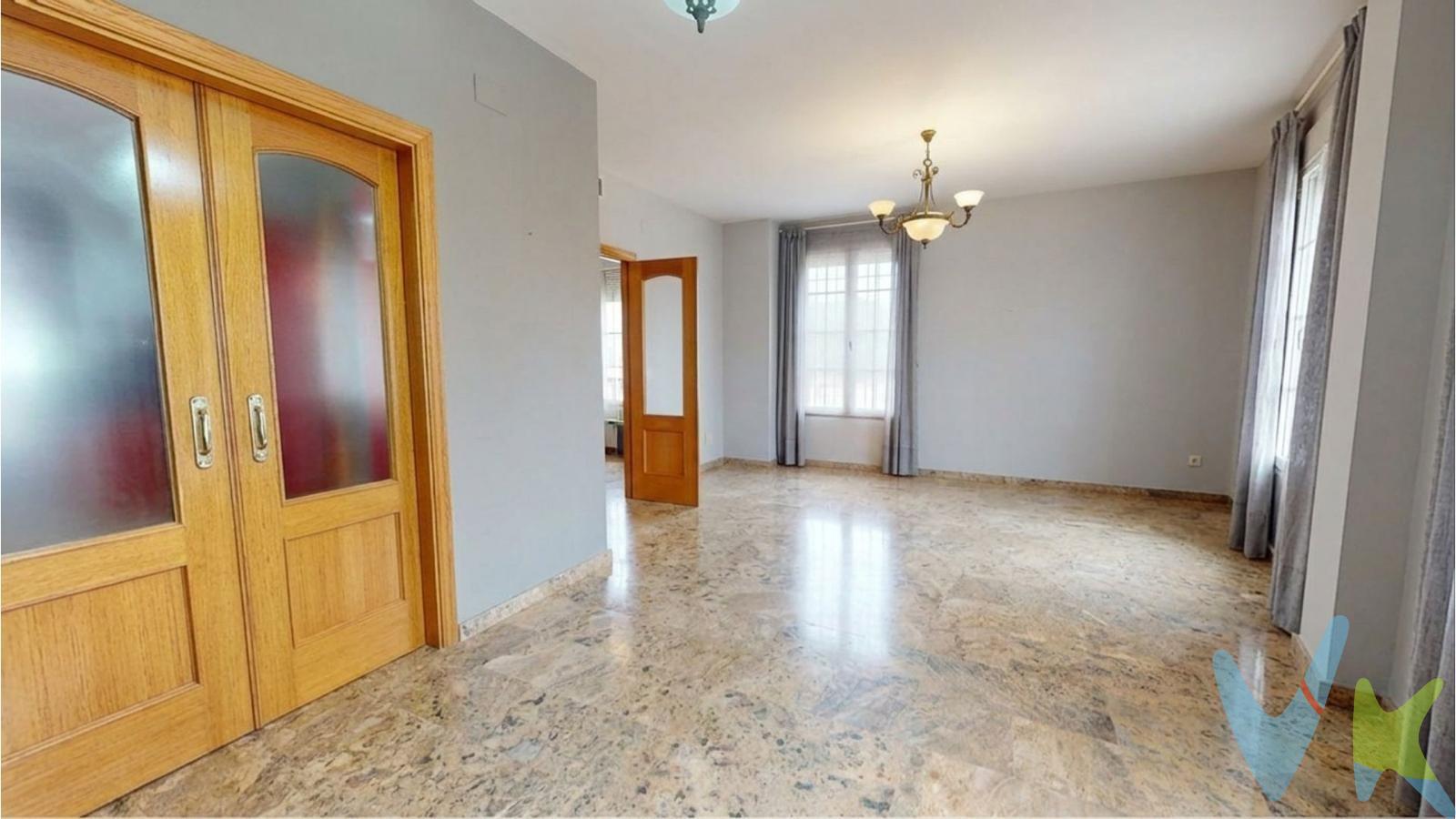 Descubre esta espectacular casa ubicada en la tranquila zona de Villafranca, Córdoba. Con una superficie construida de 283 m² y útil de 219 m², este hogar ofrece un espacio perfecto para disfrutar con familia o amigos. La propiedad cuenta con cuatro habitaciones (una doble), dos baños completos y un aseo adicional; idealmente distribuido para brindar comodidad. Entre sus características destacan su luminosidad natural gracias a amplios ventanales que iluminan cada rincón del inmueble. Además dispone de una terraza privada perfecta para relajarse al aire libre así como parking privado incluido. El sotano brinda más posibilidades de almacenamiento mientras que el patio exterior rodeado por árboles aporta frescura durante los calurosos días cordobeses. Aprovecha las vistas panorámicas desde diferentes ángulos e invita a tus hijos a jugar entre zonas infantiles cercanas sin preocuparte por la seguridad ya que se trata también de una vivienda situada en esquina y equipada con puerta blindada brindando tranquilidad total.Las calidades son excepcionales garantizando durabilidad,y confort tanto interior como exterior.Todo listo ¡Para entrar a vivir! Este es el lugar donde siempre has soñado establecerte. En cumplimiento de las obligaciones de información previstas en la Ley 10/2025, de 28 de diciembre, de servicios de atención a la clientela y transparencia, así como en la normativa sectorial vigente, el precio indicado no incluye los gastos e impuestos inherentes a la adquisición, los cuales se desglosan estimados o con posibilidad de calcularlos a continuación; los gastos más ajustados serán dados en el D.I.A. en la visita a inmuebles, o antes. *Gastos de Notaría: La Minuta se calculará según al arancel notarial oficial: Anexo I, del Real Decreto 1426/1989, de 17 de noviembre. Enlace: https://notariared.com/calculadora-gastos-compra-vivienda/. *Gastos de Registro de la Propiedad: La inscripción se facturará según el arancel oficial: ANEXO I, del Real Decreto 1427/1989, de 17 de noviembre. Igual enlace anterior . *Gastos de Gestión (Gestoría): Los honorarios por la tramitación administrativa, liquidación de impuestos e inscripción registral ascienden de forma estimativa a [363 € aprox.] (IVA incluido), aunque depende de cada caso, y su dificultad. *Honorarios Agencia del Vendedor: incluidos en el PVP. *Honorarios Agencia del comprador: La agencia prestará los servicios de información, asesoramiento y acompañamiento previstos en el Encargo de Servicios y en el D.I.A. Si solicita servicios adicionales o personalizados, sus honorarios serán informados previamente, de forma individualizada y por escrito, conforme a la libertad de pactos y a la normativa vigente. Siendo actualmente la cantidad del 2% más el 21 % de I.V.A. del precio final de venta. *Si necesita Financiación, su banco le informará. *Impuesto sobre Transmisiones Patrimoniales (ITP): Se aplicará el tipo impositivo vigente en Andalucía (generalmente el 7%, sin perjuicio de tipos reducidos del 6%. 3,5%,  etc,  aplicables según las circunstancias personales del comprador o las características del inmueble). El impuesto se devenga sobre el superior entre: 1.- Valor de Referencia de Catastro; y  2.- Precio de venta. Puede calcular su situación personal en el portal oficial de la A.T. de Andalucía. enlace: https://www.juntadeandalucia.es/organismos/economiahaciendayfondoseuropeos/areas/tributos-juego/tributos/paginas/impuestos-cedidos-transmisiones.html; 