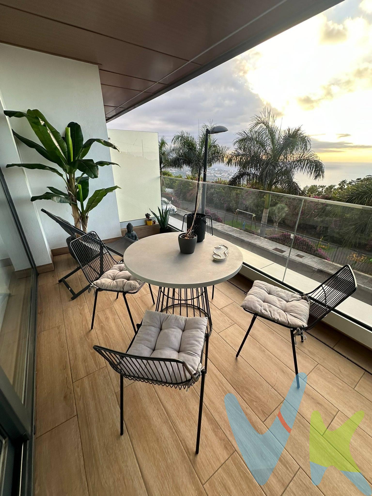 Descubra su nuevo hogar en el corazón de Santa Úrsula, un encantador municipio del norte de Tenerife conocido por su clima agradable y sus impresionantes vistas. Este magnífico apartamento, ubicado en la zona de Cuesta de La Villa, ofrece una combinación perfecta de confort, elegancia y funcionalidad. Con una superficie de 135 m², este espacioso apartamento cuenta con 3 dormitorios dobles y 2 baños completos, ideal para familias o para quienes buscan amplitud y comodidad. El apartamento, en estado seminuevo, presenta acabados de primera calidad que lo convierten en una opción inmejorable para aquellos que buscan un hogar sofisticado y confortable. Los suelos de elegante parquet aportan calidez y estilo a cada estancia, mientras que la carpintería exterior de aluminio con cristales climalit garantiza un óptimo aislamiento térmico y acústico. La cocina viene totalmente equipada con electrodomésticos de alta gama, perfecta para los amantes de la gastronomía. Para garantizar su confort durante todo el año, el apartamento cuenta con un sistema de aire acondicionado. Además, dispone de amplios armarios empotrados en los dormitorios y una práctica despensa, ofreciendo abundante espacio de almacenamiento. La orientación noroeste del apartamento, junto con sus amplios ventanales, permite la entrada de abundante luz natural, creando un ambiente luminoso y acogedor. Uno de los aspectos más destacados de este apartamento son sus espacios exteriores. Disfrute de las vistas panorámicas y del agradable clima de Santa Úrsula desde un acogedor balcón, una espaciosa terraza y un encantador mirador. Estos espacios son ideales para relajarse, tomar el sol o disfrutar de una cena al aire libre con amigos y familia. La comodidad está garantizada gracias al ascensor del edificio, que facilita el acceso a todas las plantas. Situado en Cuesta de La Villa, este apartamento se encuentra en una zona residencial tranquila pero bien comunicada. A pocos minutos encontrará todos los servicios necesarios, incluyendo farmacia, paradas de guaguas, centro social y parque. Además, estará cerca de hermosos paisajes naturales y podrá disfrutar de la rica gastronomía local, incluyendo los famosos vinos de la zona. Este apartamento seminuevo en Santa Úrsula representa una oportunidad excepcional para aquellos que buscan un hogar de alta calidad en una de las zonas más atractivas de Tenerife. Con sus excelentes acabados, espacios bien distribuidos y ubicación privilegiada, es perfecto tanto para vivir todo el año como para disfrutar de unas vacaciones inolvidables. No deje pasar la oportunidad de hacer de este magnífico apartamento su nuevo hogar en el paraíso canario. Contáctenos hoy mismo para concertar una visita y descubrir todo lo que este excepcional apartamento tiene para ofrecerle.