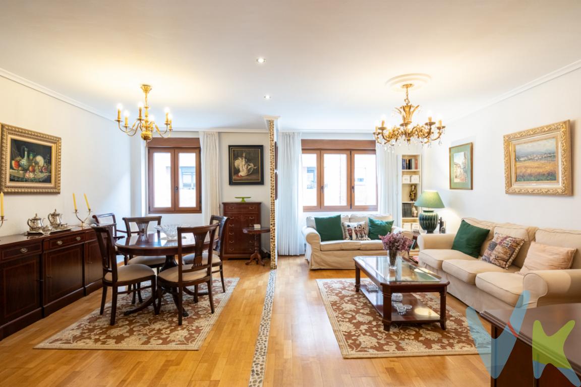 ¡Tú nuevo hogar te espera en el centro de Oviedo!Te presentamos esta vivienda exterior de 90 m² útiles (100 m² construidos), situada en la parte alta y peatonal de la Calle Llano Ponte, esquina con Calle Fray Ceferino. Una calle peatonal muy tranquila y con ubicación es inmejorable: a escasos metros de la estación de autobuses, a dos minutos caminando del centro comercial Salesas y a un paso de la calle Uría, en pleno centro de Oviedo. Una excelente opción, para quienes buscan comodidad y practicidad en un entorno urbano.Originalmente distribuida en 3 dormitorios, 2 baños, salón-comedor, cocina independiente y despensa, actualmente uno de los dormitorios se ha incorporado al salón-comedor, para ganar amplitud en la zona de estar. Esta modificación es fácilmente reversible con solo poner un tabique, permitiendo recuperar el tercer dormitorio según las necesidades del futuro propietario.Vivienda exterior, con ventanas de PVC oscilo batientes, que aseguran aislamiento térmico y acústico.El edificio es del año 1992, dispone de ascensor y su fachada ha sido recientemente rehabilitada.La comodidad de aparcar, garantizada. El edificio se encuentra justo al lado de un amplio parking público (Cinturón verde de Oviedo), lo que facilita el aparcamiento diario y añade un plus de comodidad.Ideal tanto para residencia habitual como para INVERSIÓN con servicios individuales de calefacción y agua caliente de gas natural. Y una cuota de la comunidad muy asequible.Este piso no sólo destaca por su excelente distribución, sino también por su privilegiada ubicación en pleno centro de Oviedo. Vivir aquí significa tener todas las comodidades de la ciudad al alcance de la mano: comercios, restaurantes, zonas verdes y una amplia oferta cultural y de ocio.Además, cuenta con excelentes conexiones de transporte, tanto por autobús como por tren, lo que facilita los desplazamientos diarios. Y, por si fuera poco, su acceso directo a las principales autovías añade un plus de comodidad para quienes necesitan moverse dentro y fuera de la ciudad.¡¡¡EXCELENTE OPORTUNIDAD!!!Si quieres visitarla, llámanos y te atenderemos con mucho gusto. ITP, Notaria y Registro No incluidos        