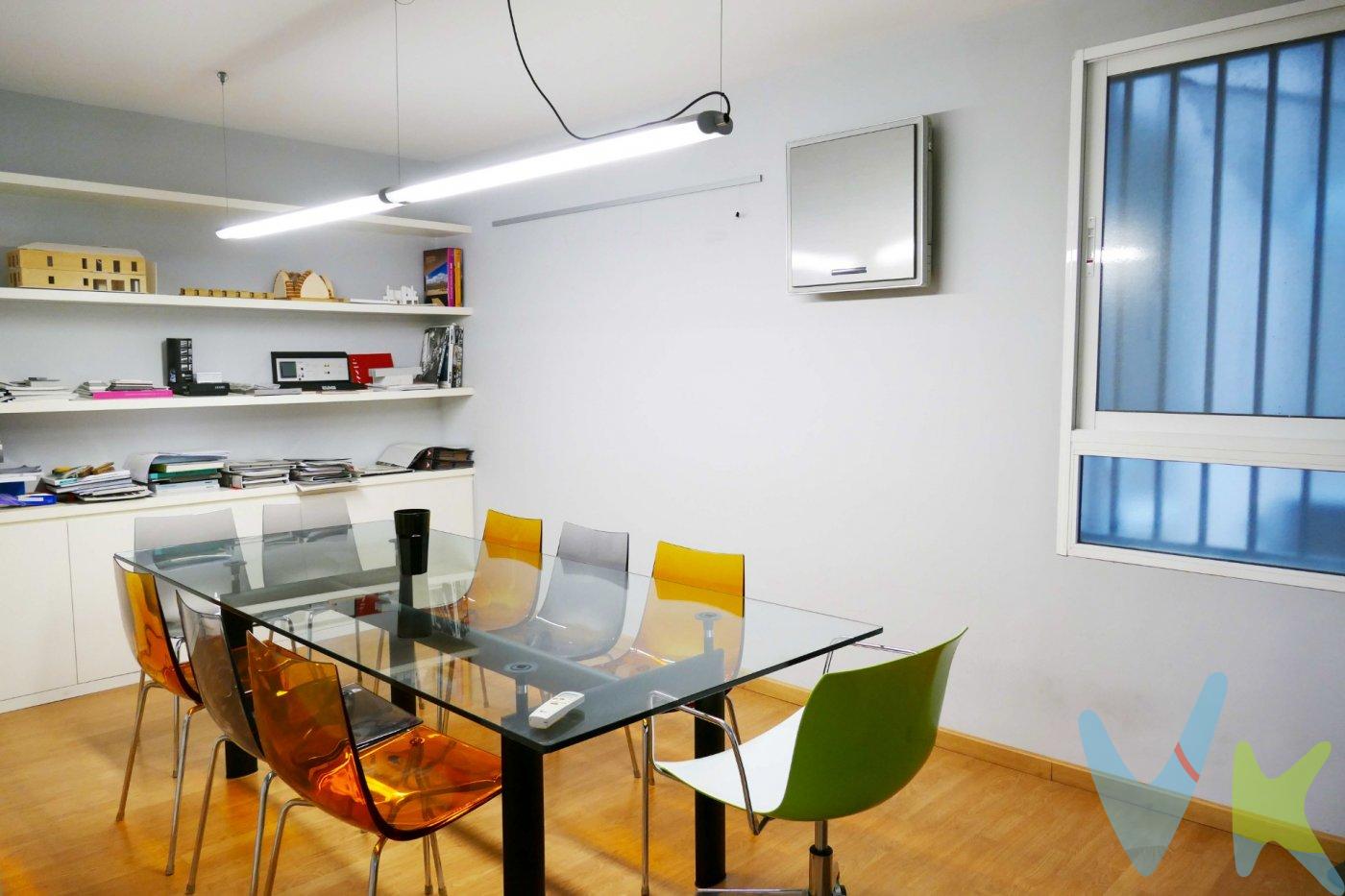 Si buscas una oficina amplia, versátil y en una de las zonas con mayor actividad de Valencia, esta es una excelente oportunidad. Situada en la calle Gascó Oliag, en un edificio de uso mixto con servicio de conserjería, ofrece el entorno ideal para establecer la sede de tu empresa, despacho profesional o realizar una inversión con gran potencial. La oficina se encuentra en la entreplanta del edificio y cuenta con una superficie construida de 124 m2, según Catastro. Su distribución se divide en dos espacios diferenciados que permiten adaptarla a diferentes necesidades. La primera zona ha sido completamente reformada y dispone de un espacio diáfano con varios puestos de trabajo, un despacho independiente y una sala de reuniones, lista para empezar a funcionar desde el primer día. La segunda zona se encuentra de origen y ofrece múltiples posibilidades de actualización o redistribución. Actualmente cuenta con dos salas independientes y un pequeño office, lo que permite ampliar el espacio de trabajo o adaptarlo al tipo de actividad que necesites. La oficina dispone de instalación de aire acondicionado frío/calor para garantizar el confort durante todo el año. Los aseos se encuentran en la zona común de la planta y son compartidos con el resto de oficinas. Su ubicación es uno de sus grandes atractivos: a escasos minutos de las universidades, del Hospital Clínico y de la avenida Aragón, en una zona consolidada, con una amplia oferta de servicios, comercios y una excelente conexión mediante metro y autobús. Una oficina con una ubicación privilegiada, lista para adaptarse a tu proyecto profesional o convertirse en una interesante inversión. Contacta con nosotros y estaremos encantados de facilitarte más información o concertar una visita para que la descubras en persona. VENTA:. PVP 175.000€. Gastos e impuestos no incluidos en el precio. La compra conlleva impuestos y gastos de formalización para el comprador. A título orientativo se informa que en segundas transmisiones el ITP con carácter general en Valencia es del 9%, pudiendo existir otros tipos impositivos atendiendo a las circunstancias personales del comprador u otras circunstancias previstas legalmente. Base imponible del impuesto el mayor valor entre el precio de compraventa, la tasación o el valor de referencia catastral. En cuanto a los gastos de notaría y registro, en su caso, suelen oscilar aprox. entre 1,5% y 2,5% (aranceles variables según precio, n.º de copias y complejidad). El comprador elige notario. Si el comprador precisase de hipoteca: tasación, condiciones y costes bancarios serán según entidad elegida por el comprador, así como los gastos de gestoría, y cualesquiera otros gastos inherentes a la formalización de la compraventa que legalmente correspondan a la parte compradora, salvo pacto expreso en contrario con el vendedor. El consumidor tiene, conforme a la normativa vigente, a su disposición información y documentación adicional relativa al inmueble y condiciones de la compraventa, que podrá ser consultada en C/Joaquín Costa 4, bajo 46005 Valencia o urbe2@remax.es. Honorarios de mediación inmobiliaria a cargo del COMPRADOR: (3% del precio final de venta más IVA (21%), salvo otro pacto.); y de VENDEDOR (según acuerdo con el mismo). Se informa al consumidor que la agencia actúa como intermediaria inmobiliaria en la operación, estando cualquier eventual compraventa y sus condiciones sujeta a la aceptación expresa del propietario-vendedor y a la posterior formalización del correspondiente contrato.