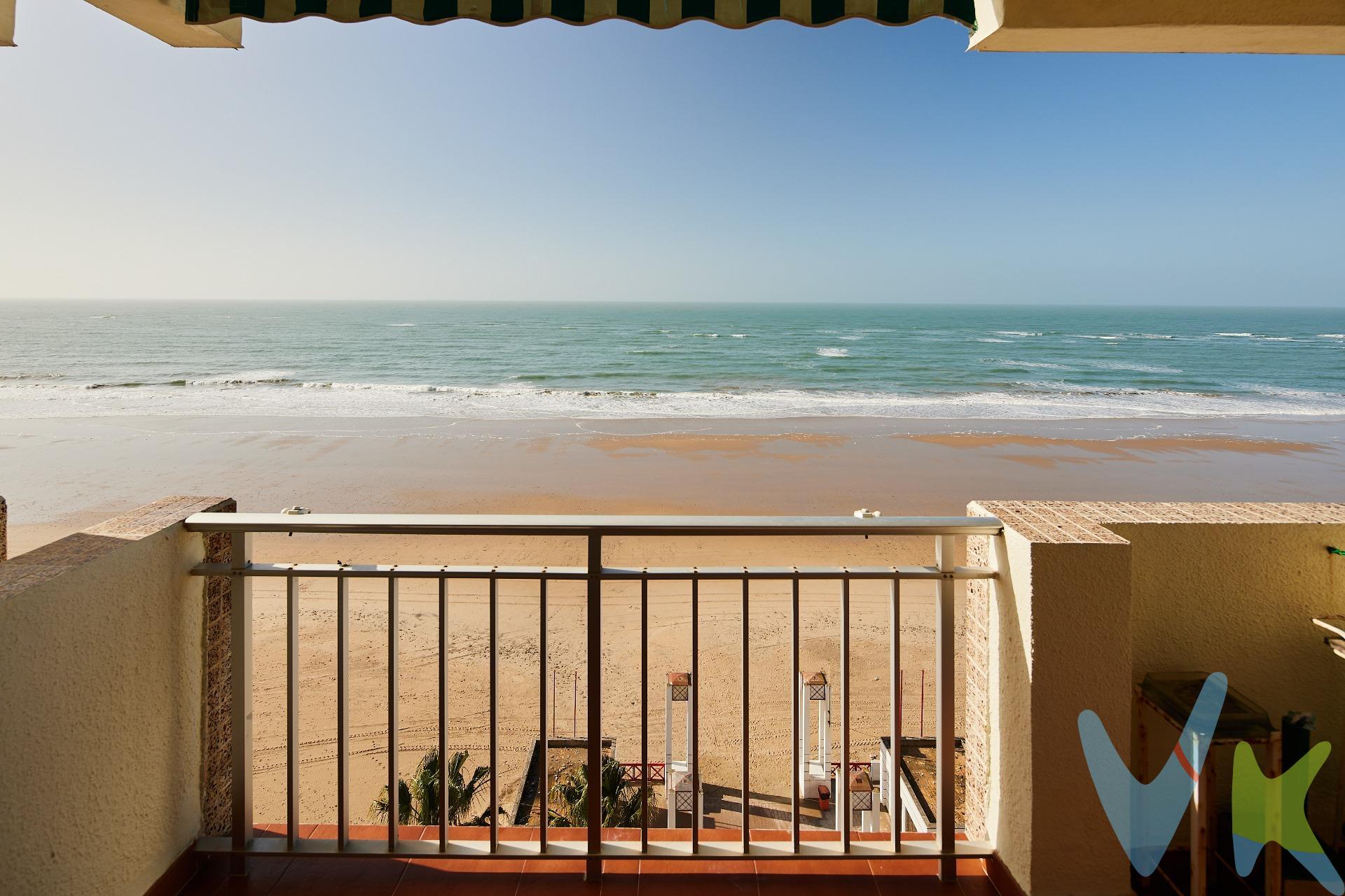 Luminoso piso con impresionantes vistas frontales al mar. Vivienda muy soleada durante todo el día gracias a su orientación, y unas puestas de sol espectaculares. Dispone de dos dormitorios, un aseo y un cuarto de baño, cocina independiente y pasillo distribuidor. Estancias bien proporcionadas y distribución funcional. La altura del piso garantiza tranquilidad, privacidad y vistas despejadas, convirtiéndolo en una opción ideal tanto como vivienda habitual, segunda residencia o inversión. Ubicado en zona con servicios cercanos y buena comunicación. Una oportunidad única de vivir frente al mar. *  Gastos, Impuestos y Honorarios de la Agencia no incluidos en el precio. *Si estás interesado en esta vivienda pero tienes que vender, contacta con nosotros, te ayudamos a encontrar comprador para tu inmueble. Periodo de validez de la publicación 31/12/2026
