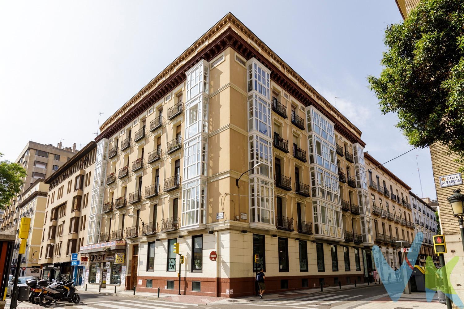 Se vende exclusivo piso de alto standing en la calle Albareda nº 7, situado en un edificio catalogado de interés ambiental y completamente rehabilitado. La vivienda cuenta con 160 m² útiles y se encuentra en una luminosa tercera planta, con vistas despejadas y que ha sido reformada íntegramente con materiales de alta calidad. Se accede a través de un amplio hall de entrada que distribuye la vivienda hacia la cocina y al espacioso salón, dividido en dos ambientes y con salida a balcones. La cocina, de 23 m², dispone de una isla central, electrodomésticos de primeras marcas y salida a un encantador mirador que aporta luz natural y un toque especial al espacio. La zona de noche se compone de tres dormitorios dobles, el principal tipo suite, una cuarta habitación actualmente utilizada como sala de juegos y un segundo baño completo. Dispone de armarios empotrados lacados en toda la vivienda, suelos de madera de alta gama (doble laminado y biselado), techos altos, calefacción individual a gas con caldera eco compact, radiadores de alta eficiencia e instalación de aire acondicionado por zonas en toda la casa. Ubicación excepcional junto al Paseo de la Independencia, pero en una calle tranquila. . El edificio fue proyectado en 1901 por el prestigioso arquitecto Félix Navarro, autor, entre otras obras, del Mercado Central de Zaragoza, y construido originalmente para Basilio Paraíso. Una joya arquitectónica única en el corazón de la ciudad. Llámenos para más información o para concertar una visita. 