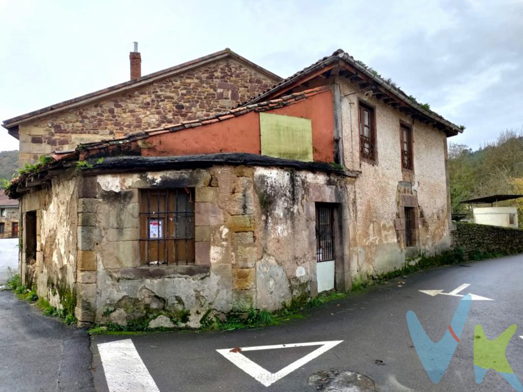 ¡Descubre el potencial de este inmueble ubicado en el encantador pueblo de Coo de Buelna, un pueblo con historia, en un entorno tranquilo y auténtico! Esta propiedad de fachada de piedra, precisa de una restauración completa, en el pasado fue un animado punto de encuentro, ya que fue una tienda bar, con vivienda. Junto a la edificación en entrega un terreno de 554m² junto al río que fue un antigua Bolera. Ubicado a 4 km de Los Corrales de Buelna, Coo es el pueblo de este municipio que mejor conserva los rasgos característicos de las aldeas montañesas, y en el que encontramos habitadas antiguas casas montañesas restauradas y mantenidas con mucho esmero. Ubicado al pie del monte Mozagro, se encuentra atravesado por dos arroyos de montaña, dispone de dos boleras, de un animado mesón y de un área recreativa que es digna de ser visitada.