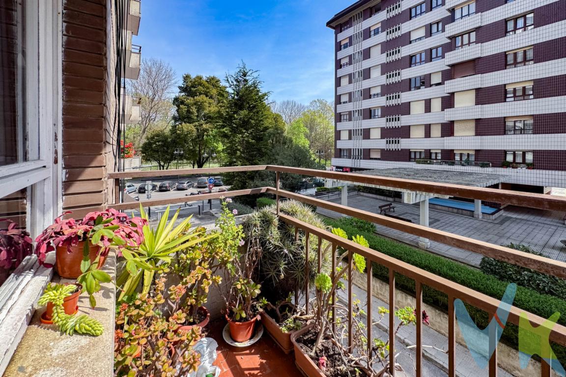 Ponemos a la venta en exclusiva una propiedad fantástica que sin duda te llamará la atención.El piso se encuentra en el Bbio , en la avenida Torcuato Fernandez Miranda, enfrente del parque de Isabel la Católica y a escasos 5 minutos caminando de la playa de San Lorenzo.Tambíen se encuentra cerca del Estadio del Molinón y del Grupo Covadonga.Es un piso ámplio con 95 metros útiles que te permitirán si lo deseas poder diseñar a tu gusto el piso de tus sueños.Está distribuido en tres dormitorios (originalmente eran cuatro), cocina, baño, aseo, despensa y un fantástico salón en esquina muy luminoso al igual que el resto del piso.La zona del Bibio es una de las zonas con más demanda debido al escaso producto que sale en la zona.Si estabas esperando una oportunidad en este enclave no dejes de llamarnos e informarte.Estaremos encantados de poder informarte y si lo deseas concertar una visita.Se informa a los interesados que el precio de venta indicado no comprende el Impuesto de Transmisiones Patrimoniales (ITP) , los gastos asociados a la compraventa (notaría, registro de la propiedad y otros) ni los honorarios de la agencia inmobiliaria a cargo del comprador. 