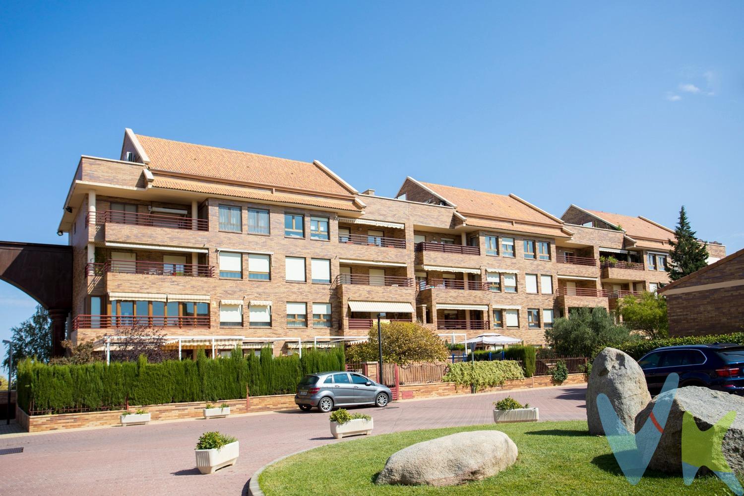 Piso en venta en la mejor zona de Montecanal – Calle Melchor Gaspar de Jovellanos. Te presentamos esta luminosa y amplia vivienda de 103 m² útiles, con dos fantásticas terrazas: una de 16 m² para disfrutar al aire libre durante todo el año y una galería acristalada de 8 m² en la cocina. La distribución es ideal: salón espacioso, tres dormitorios dobles (el principal tipo suite con baño incorporado) y un segundo baño para mayor comodidad. La cocina, totalmente equipada, es perfecta para el día a día y conecta con la galería. La vivienda cuenta con mejoras y extras como toldo y persianas automáticas, aire acondicionado en toda la casa y sistema de alarma para mayor confort y seguridad. Ubicado en una de las urbanizaciones más exclusivas de Zaragoza, disfrutarás de piscina comunitaria, zonas verdes, área infantil, parques y parada de autobús a pie de calle. . Además, incluye plaza de garaje amplia y trastero. Ven a visitarla y descubre tu nuevo hogar en Montecanal.