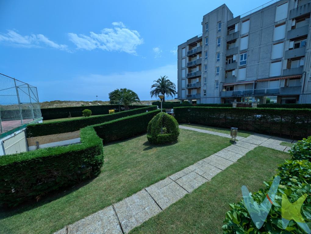 Bajo con dos terrazas y acceso directo a la playa de LaredoVivir junto al mar adquiere una dimensión diferente en esta singular vivienda en planta baja, situada en primera línea de la playa de La Salvé, en Laredo, junto al paseo marítimo.La propiedad cuenta con aproximadamente 100 m² construidos y 90 m² útiles, distribuidos en tres dormitorios, salón-comedor, cocina y dos baños. Se encuentra en un estado correcto de conservación y es perfectamente utilizable, aunque sus acabados ofrecen la posibilidad de actualizarla y adaptarla al gusto del nuevo propietario.Uno de sus principales atractivos es su amplia terraza principal, de aproximadamente 48 m², orientada hacia la playa. Desde ella se accede directamente al paseo marítimo mediante un portón privado, sin necesidad de atravesar el portal ni las zonas interiores del edificio. Un espacio ideal para comer al aire libre, descansar, tomar el sol o disfrutar del entorno marítimo durante gran parte del año.En el lado opuesto de la vivienda dispone de una segunda terraza de unos 10 m², orientada al sur y con acceso desde uno de los dormitorios. Ambas terrazas están comunicadas por un corredor exterior lateral, creando una agradable continuidad alrededor de la vivienda.El salón tiene salida directa a la terraza principal, una distribución que favorece la entrada de luz natural, la ventilación cruzada y una conexión constante entre los espacios interiores y exteriores.La propiedad incluye plaza de garaje cerrada y trastero, dos elementos especialmente valorados en esta zona de Laredo, sobre todo durante los meses de mayor ocupación.La urbanización dispone de zonas ajardinadas, pista de tenis y espacios comunitarios, todo ello a escasos pasos de la playa y del paseo marítimo.Una vivienda difícil de encontrar por su combinación de primera línea de playa, planta baja, tres dormitorios, dos terrazas, acceso privado al paseo, garaje y trastero. Ideal tanto como residencia habitual como para disfrutar de una segunda vivienda amplia y cómoda junto al mar.Impuestos, gastos notariales y registrales no incluidos. Honorarios a cargo del comprador: 1 % sobre el precio de venta.