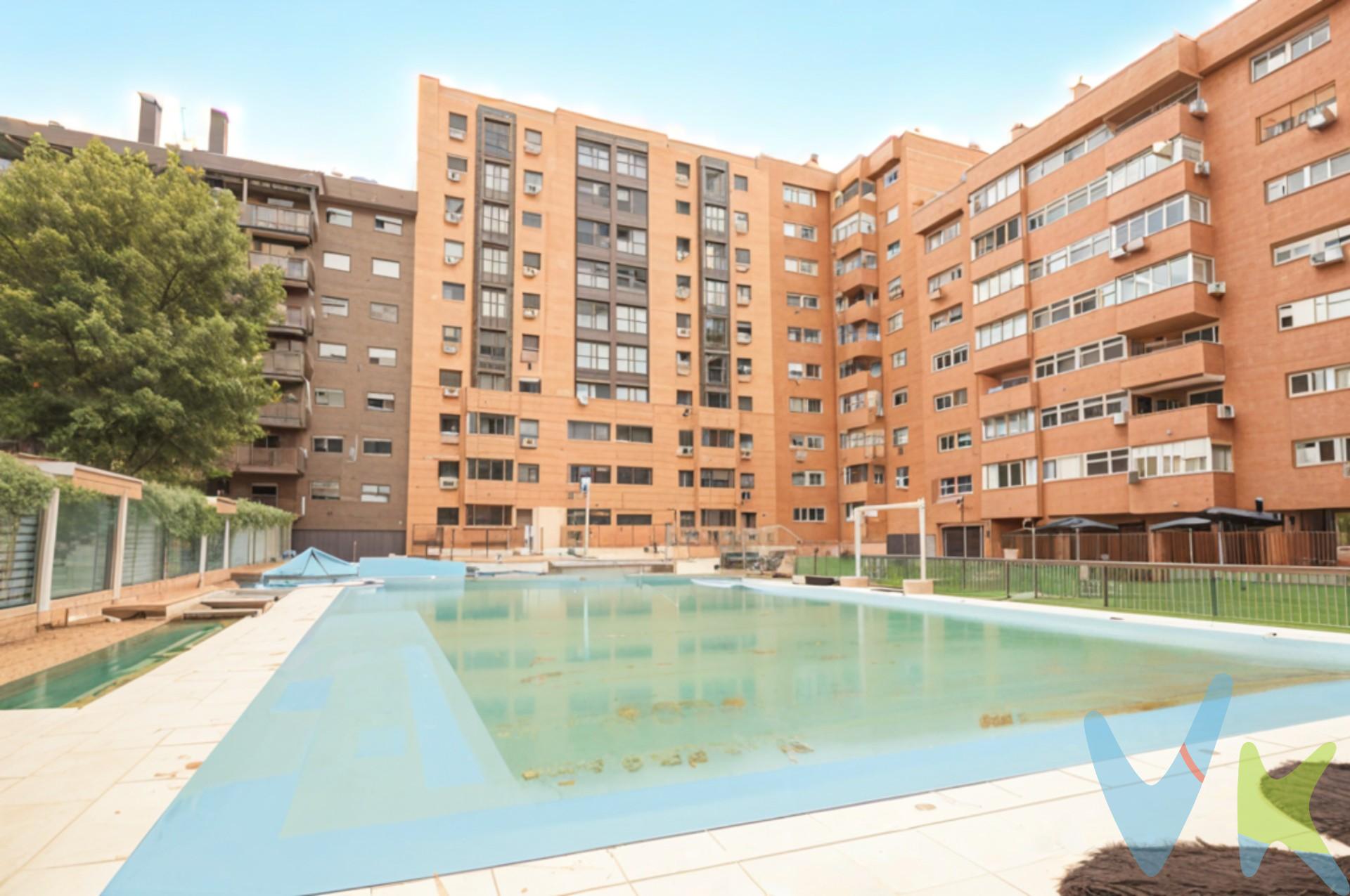 Preciosa vivienda en Pinar de Chamartín, con todo lo que necesitas para disfrutar de la vida en Madrid.

Te presentamos este magnífico piso de 2 dormitorios y 2 baños completos en perfecto estado (uno de ellos en suite) en una de las zonas más tranquilas y exclusivas de Madrid capital. Mancomunidad con piscina, cancha de fútbol y zonas comunes.

Al entrar, te recibirá un espacio cálido y acogedor que invita a relajarte y sentirte en tu casa desde el primer momento. La cocina, equipada y con un práctico tendedero, está diseñada para hacer tu día a día más cómodo, y en ella podrás disfrutar de agradables comidas en un ambiente funcional. El salón, amplio y luminoso gracias a su gran mirador, se convierte en el lugar perfecto para compartir momentos únicos en familia o con amigos. Dispone de 2 dormitorios con armarios empotrados. Cada detalle de la vivienda está pensado para tu bienestar, con calefacción y aire acondicionado para que la temperatura sea siempre la ideal, sin importar la época del año. 

El precio del inmueble incluye una PLAZA DE GARAJE, un lujo que te permitirá olvidarte del aparcamiento.

Valor de transmisión en escrituras: 510.500 €. El resto hasta 529.000 € corresponden a los honorarios profesionales de la agencia, que serán facturados al comprador.

La ubicación es inmejorable, en Pinar de Chamartín, una zona rodeada de parques, todo tipo de servicios y perfectamente comunicada. A pocos minutos andando encontrarás varias opciones de transporte público: las estaciones de metro Pinar de Chamartín (líneas 1 y 4) y Bambú (línea 1), así como diversas líneas de autobús que conectan rápidamente con el centro de Madrid y otras zonas. Además, la proximidad a la M-30 y la A-1 facilita el acceso a cualquier parte de la ciudad y alrededores.

Este es el lugar donde los pequeños detalles marcan la diferencia, donde puedes crear nuevos recuerdos y empezar una vida llena de momentos únicos.

¿Te imaginas vivir aquí?. ¡Ven a conocer tu nuevo hogar!.