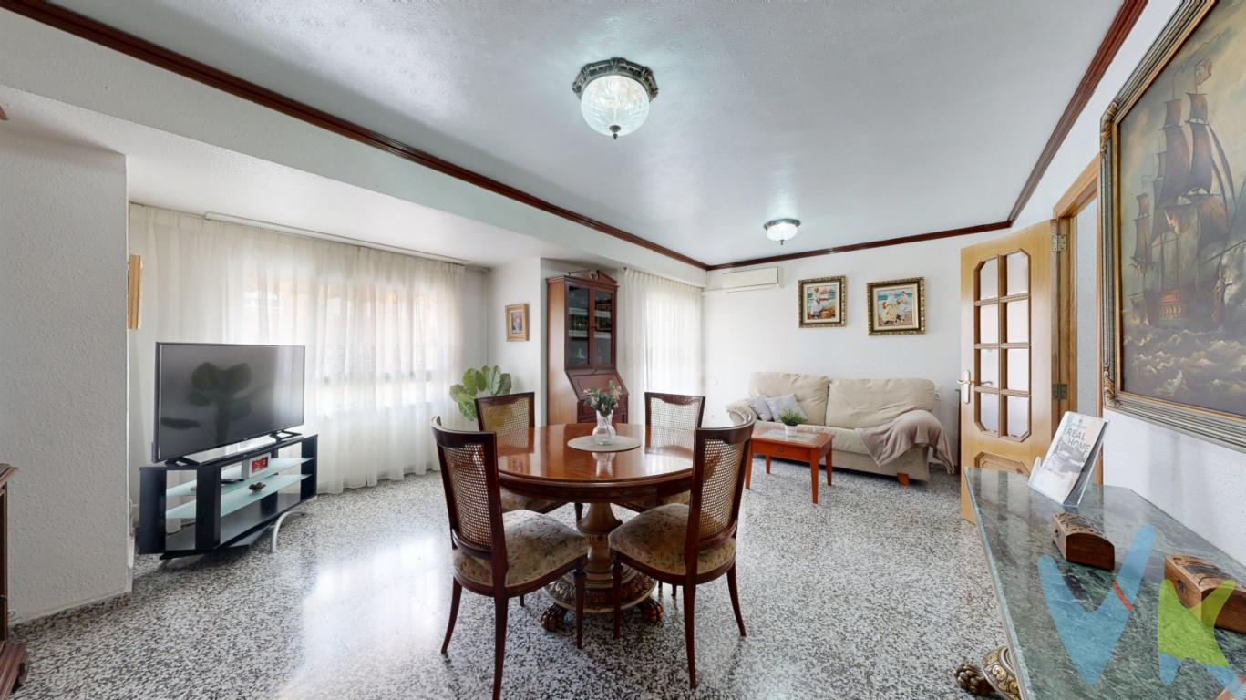 AMPLIO Y LUMINOSO PISO DE 140 M2 CON 4 HABITACIONES, BALCÓN AMPLIO Y ASCENSOR.¿Estás buscando la vivienda perfecta que al verla te convenza por completo de que es tu casa ideal? La casa preparada para convertirla en tu nuevo hogar. Se trata de una vivienda muy amplia de 140 m2 con 4 HABITACIONES y todos los servicios cerca: parada de metro, estación del AVE, autobús, colegios, hospital Doctor Peset, cafeterías, supermercados y muy bien ubicada, una de las zonas más cotizadas de Valencia. Ubicación perfecta para entrada y salida en coche, a un paso del centro de Valencia y con un ambiente tranquilo y joven. Hablemos del piso... Se encuentra en una tercera altura, luminoso, amplio y muy bien distribuido. El salón comedor destaca por sus grandes dimensiones con una entrada de luz natural y con salida a un balcón amplio con vistas despejadas y orientación este donde disfrutarás de momentos al aire libre. La cocina con mucha capacidad de almacenamiento y galería. Si pasamos a la zona de noche de la casa encontramos 4 habitaciones amplias, un aseo y un baño completo. La vivienda cuenta con aire acondicionado en el salón. No lo pienses más, ven a descubrir tu nuevo hogar y empieza a vivir como siempre habías deseado.MBI ABASTOS está inscrita en el Registro de Agentes de Intermediación Inmobiliaria de la Comunidad Valenciana RAICV 1525.La descripción del presente inmueble e imágenes tienen mero carácter informativo y en ningún caso carácter contractual, pudiendo ser modificados por la agencia inmobiliaria sin que ello implique responsabilidad alguna frente a terceros. No incluidos en el precio impuestos, gastos de notaría, registro ni honorarios de la agencia. Esta propiedad se pone a la venta con toda la documentación comprobada y en regla, por lo que ofrecemos GARANTIAS a los compradores.Por mandato expreso del propietario comercializamos este inmueble mediante contrato de multiexclusiva, por el cual numerosas agencias colaboradoras, nacionales e internacionales, ofrecen esta vivienda a sus potenciales compradores, todo ello garantizando un servicio de calidad, un trato fácil, sencillo y sin interferencias de terceros. Por este motivo, se ruega no molestar al propietario, a los ocupantes de la propiedad, a los vecinos o conserjes del edificio o urbanización si los hubiera. Muchas gracias por su comprensión. 