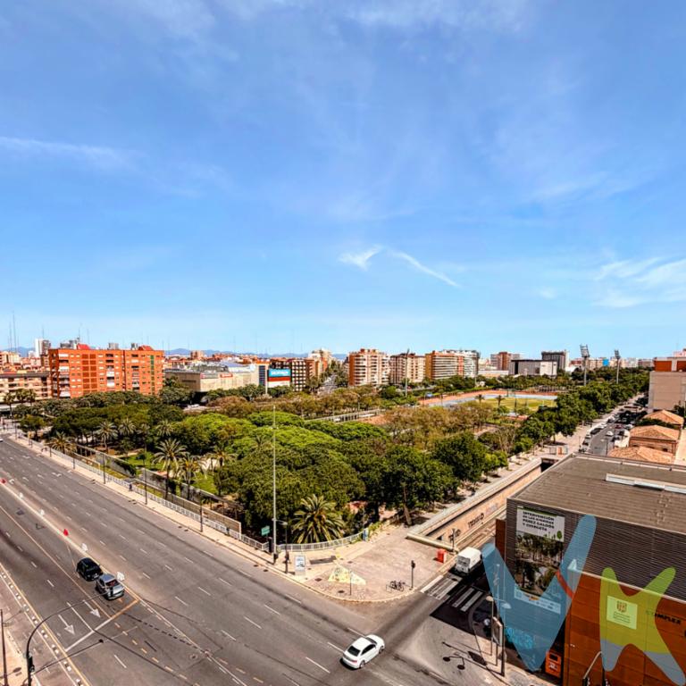  OPORTUNIDAD ÚNICA de adquirir esta vivienda ubicada en pleno paseo de la Pechina con una vistas despejadas inmejorables. Se presenta una oportunidad única para adquirir un piso semireformado localizado en una octava planta, esta espléndida vivenda ofrece vistas despejadas y una iluminación natural que inunda todos sus rincones. Con una superficie de 98 metros cuadrados construidos, se convierte en una opción ideal tanto para familias como para parejas que buscan un espacio exclusivo para vivir.El inmueble cuenta con dos amplias habitaciones (una de ellas está unida a la cocina teniendo una fácil separación para volver a su estado original) y dos baños completos (uno en suite), proporcionando el equilibrio perfecto entre funcionalidad y comodidad para el descanso y la privacidad que todos necesitan. El salón-comedor, amplio y acogedor con sus 30 metros cuadrados, es el lugar perfecto para disfrutar de reuniones familiares, momentos de relajación o para disfrutar de una buena película. Este área, junto a su terracita con vistas al rio, crea un ambiente natural y acogedor. Además, toda la viveidna dispone de dobles ventanas para tener un aislamiento eficiente a todos los niveles. Construido en el año 1990 y con una fachada atemporal de ladrillo caravista, el edificio no solo asegura solidez y calidad, sino que también mantiene características modernas y funcionales. El acceso a esta vivienda es sumamente cómodo, gracias a disponer de dos ascensores que dan un servicio fluido a los 24 vecinos que componen la comunidad, haciendo cada trayecto a casa rápido y sin esfuerzo. La presencia de transporte público cercano, con paradas de metro y autobús a pocos pasos, facilita todas las necesidades de movilidad diaria, permitiéndole disfrutar del dinamismo de Valencia de manera accesible.Adquirir esta propiedad no solo es una decisión práctica por su ubicación estratégica y accesibilidad, sino que también es una gran inversión para aquellos que buscan revalorización a largo plazo en una ciudad en constante crecimiento como Valencia. La calidad de vida que proporciona su entorno, con una gran variedad de servicios,. Tener áreas de ocio cercanas y el acceso directo a los jardines del rio Turia, son otros de los beneficios de residir en este piso.No deje pasar la oportunidad de visitar este magnífico piso. Se invita cordialmente a aprovechar esta ocasión para conocer personalmente todos los detalles que este espectacular inmueble tiene para ofrecer. Una visita le permitirá apreciar completamente todas las posibilidades de mejora que tiene la vivienda. Para aquellos que buscan un lugar especial en una de las ciudades más alegres y vivaces de España, este piso representa justo lo que necesitan. No dude en concertar una visita y descubrir todo el potencial que esta vivienda tiene para ofrecer a quienes buscan una combinación perfecta entre ubicación, luz natural, comodidad y verdadera calidad de vida. Agencia Registrada con el Nº 90 en el Registro Obligatorio de Agentes Inmobiliarios de la Comunitat Valenciana. Puede consultar en la web de la GVA. La oferta está sujeta a cambios de precio o retirada del mercado sin previo aviso. Este anuncio en su conjunto, incluyendo textos, fotos, imágenes o cualquier otro contenido de este, no es vinculante dado que la información es ofrecida por terceros y puede contener errores. Se muestra a título informativo y no contractual.Gastos de la compraventa a cargo de la parte compradora no incluidos en el precio del inmueble a tener en cuenta son: ITP, Notaría, registro, gestoría y honorarios de la inmobiliaria. Por mandato expreso del propietario, comercializamos este inmueble en exclusiva, lo que le garantiza el acceso a toda la información, a un servicio de calidad, un trato fácil, sencillo y sin interferencias de terceros. Por este motivo, se ruega no molestar al propietario, a los ocupantes de la propiedad o a los vecinos. Muchas gracias por su comprensión. Si usted es agente inmobiliario y tiene un cliente para este inmueble, llámenos: estaremos encantados de colaborar.Se informa al consumidor que la agencia actúa como intermediaria inmobiliaria en la operación, estando cualquier eventual compraventa y sus condiciones sujeta a la aceptación expresa del propietario-vendedor y a la posterior formalización del correspondiente contrato. 