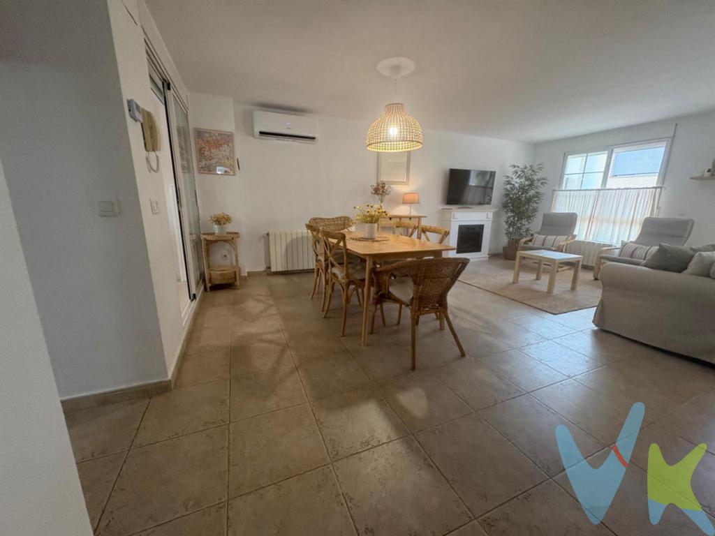 RACASA TORRES DE QUART presenta en exclusiva esta encantadora casa pareada ubicada en el centro del Puig de Santa María, a tan solo unos pasos del Ayuntamiento y de la estación de tren. Se trata de una vivienda amplia, luminosa y con una excelente orientación norte-sur, que garantiza luz natural durante todo el día y una ventilación cruzada muy agradable en cualquier época del año.Situada en una calle tranquila de acceso restringido solo a los vecinos, esta casa ofrece la paz de un entorno residencial sin renunciar a la comodidad de tener todos los servicios al alcance: supermercados, colegios, centro de salud, restaurantes y transporte público por tren y autobús. La conexión con Valencia y otras localidades es rápida y directa gracias al fácil acceso a las principales autovías.Con 212 m² construidos distribuidos en tres plantas, esta propiedad está diseñada para ofrecer amplitud, funcionalidad y confort. En la planta sótano se encuentra el garaje privado con acceso directo a la vivienda, una solución práctica y segura para el día a día.La primera planta alberga un espacioso salón-comedor, muy luminoso y acogedor, ideal para reuniones familiares o momentos de descanso. La cocina, de gran tamaño y con distribución independiente, ofrece espacio suficiente para comer en ella y almacenar sin limitaciones. Desde esta planta se accede también a una agradable terraza, perfecta para disfrutar del aire libre, comidas al sol o veladas en familia.En la segunda planta se encuentran tres dormitorios dobles, todos exteriores y con buena iluminación natural, y un baño completo. La distribución es cómoda y pensada para el bienestar, con estancias amplias y bien aprovechadas.Una vivienda que destaca por su amplitud, su excelente ubicación y su orientación ideal. Perfecta para quienes buscan un hogar tranquilo, bien comunicado y con todos los servicios cerca.No dudes en contactar con nosotros para resolver tus dudas y agendar la visita.   