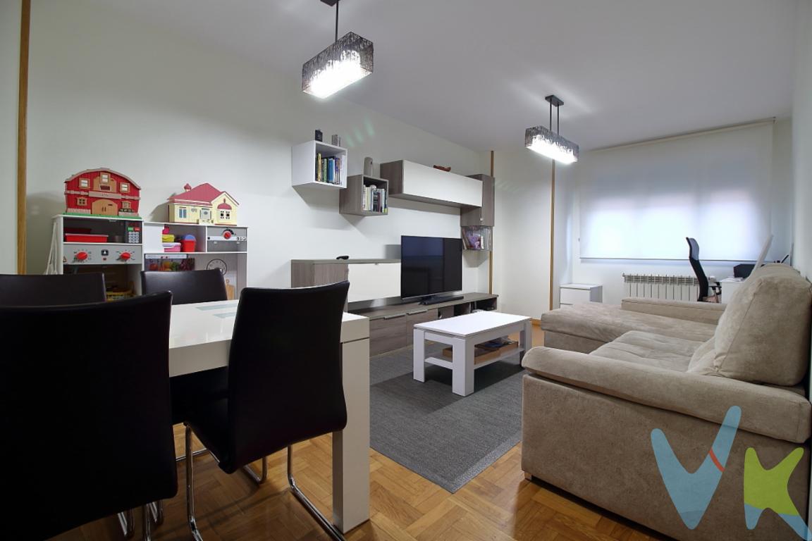 En el animado barrio de Llano, en Gijón, se encuentra un encantador piso que combina comodidad moderna y conveniencia urbana. Esta propiedad, ubicada en un edificio del 2003, ofrece 69,14 metros útiles y 77 metros construidos, distribuidos en tres habitaciones luminosas y acogedoras, ideales para familias o teletrabajo. La vivienda está completamente amueblada e incluye una amplia zona de estar-comedor, cocina equipada con electrodomésticos y mobiliario.Plaza de garaje y trastero opcional,  (30000euros)Su ubicación privilegiada brinda acceso a tiendas, restaurantes, cafeterías y transporte público, facilitando la vida diaria. Este piso no solo es un hogar, sino también una inversión en calidad de vida en uno de los barrios más deseados de Gijón. ¡No pierdas la oportunidad de visitarlo y descubrir todo lo que ofrece! Gastos e impuestos no incluidos en el precio. A título orientativo, en segundas transmisiones, el comprador abonará el Impuesto sobre Transmisiones Patrimoniales (ITP). Para consultar los porcentajes del ITP en Asturias puede hacerlo a través de la web oficial de servicios tributarios del Principado de Asturias https://sede.tributasenasturias.es/sites/sede/default/es_ES/Que-quieres-hacer/Transmisiones-Patrimoniales-y-AJD. La base imponible será el mayor valor entre precio de compraventa, tasación o valor de referencia catastral. Gastos de notaría y registro según aranceles variables según precio, número de copias y complejidad.El comprador escoge libremente notario. El vendedor asume la plusvalía y el resto de gastos son del comprador. Si se precisa hipoteca: Tasación, condiciones y costes bancarios según entidad elegida por el comprador; así como los gastos de gestoría y cualesquiera otros inherentes a la formalización de la compraventa. De acuerdo con la ley, no se incluyen en el precio otros gastos o tributos que legalmente correspondan al comprador. Honorarios de intermediación inmobiliaria a cargo del vendedor y honorarios de mediación inmobiliaria del 2% más I.V.A. a cargo del comprador.El consumidor tiene derecho, conforme a la normativa vigente, a disponer de información y documentación adicional relativa al inmueble y condiciones de la compraventa, accesible en la sede física de la Agencia Domingo en Avenida Hermanos Felgueroso 1 o Marqués de casa Valdés 7 bajo, de Gijón, o a través del correo electrónico info@agenciadomingo.com. La agencia actúa exclusivamente como intermediaria en la operación. Cualquier compraventa y sus condiciones quedan sujetas en todo caso a la aceptación expresa del vendedor del inmueble y a la posterior formalización del correspondiente contrato. El presente anuncio tiene carácter meramente informativo; la información suministrada se corresponde con la disponible a la fecha de publicación, pudiendo variar en función de las circunstancias o actualizaciones legales, contractuales y fiscales.