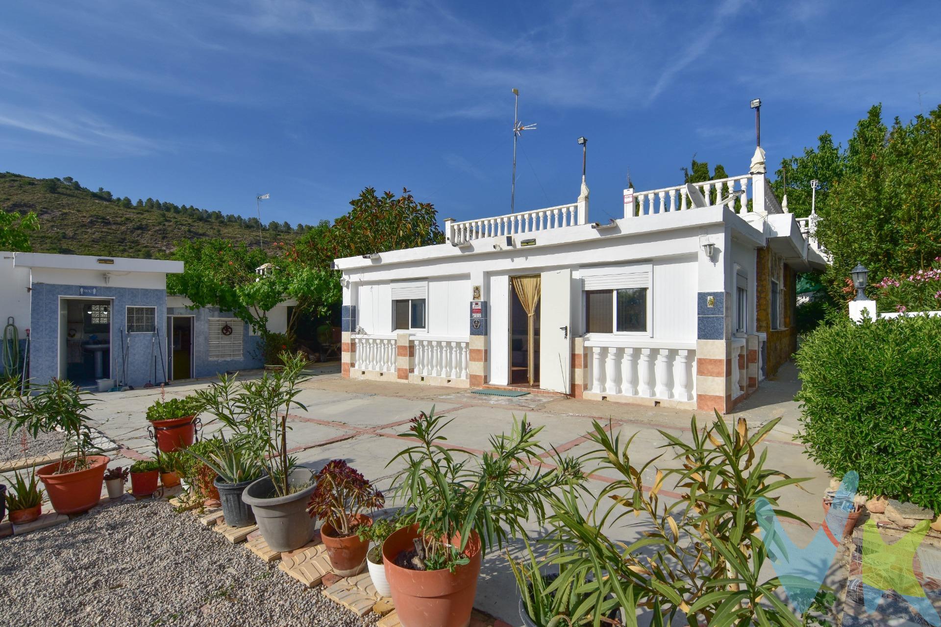 Imagina despertar con el sonido suave del campo, el aroma de la tierra húmeda y la promesa de un día sin prisas. En el corazón del Corral del Ferreret, en Montroy, a un paso del Pouet, se esconde este chalet rústico que no es solo una vivienda, sino un lugar donde la vida se saborea con calma. Al cruzar la puerta, te recibe una parcela generosa de 1.100 m², un pequeño universo privado donde cada rincón invita a quedarse. La casa principal, acogedora y funcional, cuenta con tres dormitorios que guardan historias de descanso, un baño, cocina y comedor donde las sobremesas se alargan sin mirar el reloj. Pero aquí es donde empieza lo especial: una gran sala principal cerrada, pensada para reunir a los tuyos. Celebraciones, risas, días de invierno al abrigo… un espacio versátil que se adapta a cada momento importante de tu vida. Y si hablamos de disfrutar, este chalet lo pone fácil. Dos paelleros —uno exterior para cocinar bajo el cielo valenciano y otro cerrado para cualquier época del año—, cocina adicional, dos trasteros que siempre vienen bien, una porchada para coches y hasta un baño completo exterior que aporta comodidad en los días de reunión. Fuera, los árboles frutales completan la escena. Aquí no solo tienes un terreno: tienes la posibilidad de recolectar tus propios frutos, de reconectar con lo sencillo, de enseñar a los más pequeños de dónde vienen las cosas. Este chalet no se visita, se siente. Es ese lugar donde los fines de semana se convierten en tradición, donde el tiempo pasa distinto y donde cada día tiene un sabor más auténtico. Porque no es solo una propiedad… es el escenario de todo lo que está por venir. Nota: Agencia Registrada con el Nº 1395 en el Registro Obligatorio de Agentes Inmobiliarios de la Comunitat Valenciana, consultable en la web de la Generalitat Valenciana. La oferta está sujeta a cambios de precio o retirada del mercado sin previo aviso. La información contenida en el presente anuncio se facilita a título meramente informativo y no contractual, los datos, descripciones, superficies, imágenes y cualquier otro contenido del mismo pueden estar sujetos a errores u omisiones al ser facilitados por terceros. El precio de venta publicado no incluye los honorarios de intermediación inmobiliaria, ni los impuestos legalmente aplicables (IVA o ITP), ni los gastos derivados de la compraventa, tales como notaría, registro y gestoría, ni aquellos derivados de la financiación, en caso de existir. Por mandato expreso del propietario, este inmueble se comercializa en régimen de exclusiva, garantizando al interesado un acceso completo a la información y una gestión profesional, transparente y sin interferencias de terceros. Se ruega no molestar al propietario, a los ocupantes del inmueble ni a los vecinos. Agentes inmobiliarios con cliente interesado pueden contactar con la agencia para colaborar. Nuestro departamento financiero puede conseguir tu financiación. ¡Consúltanos!