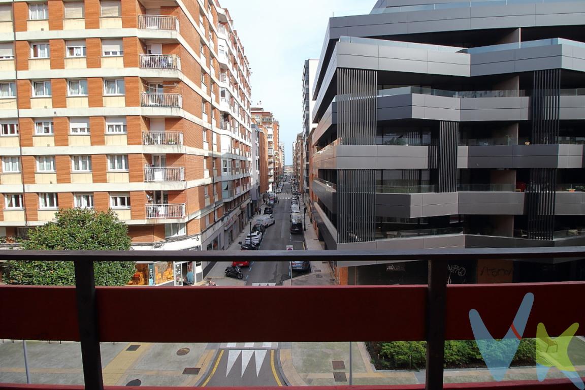  ¡Descubra su nuevo hogar en el corazón de La Arena, uno de los barrios más codiciados de Gijón! Este espacioso piso está disponible para la venta y ofrece una oportunidad inigualable para aquellos que buscan un hogar cómodo y bien ubicado. Con un total de 159 metros cuadrados construidos y 131 metros útiles, este amplio inmueble es perfecto para familias numerosas o aquellos que simplemente disfrutan de un ambiente espacioso.Son dos pisos unidos, con reforma del año 2017. Se compraron dos viviendas y se unieron con una reforma total en el año 2017. Paga muy poca comunidad, 45EUR por piso. Y no se esperan derramas por fachada ni elementos comunes.Y mantiene la posibilidad de separar las viviendas el dia de mañana.Ubicado en la tercera planta de un edificio de 1967, este piso combina lo mejor del estilo clásico con todas las comodidades modernas. El edificio dispone de ascensor, lo que garantiza un acceso fácil y sin esfuerzo a su hogar. Desde el momento en que ponga un pie en su nuevo espacio, experimentará la comodidad y el confort que solo un piso bien situado y bien mantenido puede proporcionar.Su distribucion es inmejorable con un salon comedor de 31 metros con vistas a la calle ezcurdia y salida a un balcon, cocina de 21 metros cuadrados con mucho almacenamiento y todos los electrodomesticos con dos tendederos, 4 habitaciones dobles, con armarios empotrados, y con habitacion principal con vestidor de 8 metros cuadrados y baño completo con bañera en suite. Ademas dispone de aseo y otro cuarto de baño completo con ducha. Dispone de gran almacenamiento con un total de 4 armarios empotrados mas un vestidor con tamaño de habitacion de 8 metros y con ventana.La vivienda cuenta con cuatro habitaciones luminosas, cada una de ellas diseñada para ofrecer el máximo confort y adaptabilidad a sus necesidades. Ya sea que necesite espacio extra para oficinas personales, habitaciones infantiles, o simplemente desee un par de cuartos de invitados, este piso le brinda la flexibilidad que busca. Cada habitación es un refugio en sí mismo, pensado para ofrecer descanso y tranquilidad.Una de las características destacadas de esta propiedad es su completa amueblada. Incluye electrodomésticos de alta calidad que asegurarán que sus tareas diarias se realicen con la máxima eficiencia. Podrá mudarse sin preocuparse por la compra de muebles o aparatos, ya que todo lo necesario para una vida cómoda ya está presente. El piso está listo para que comience a disfrutarlo desde el primer día.La zona de La Arena es conocida por su ambiente tranquilo y familiar, así como por su proximidad a numerosas comodidades. A pocos pasos encontrará una excelente red de transporte público, con paradas de autobús muy cerca del edificio. Esto facilita los desplazamientos a cualquier parte de Gijón o más allá, haciendo que esta propiedad sea aún más atractiva para aquellos que trabajan o estudian en la ciudad.El entorno también está lleno de tiendas, cafeterías, y restaurantes, brindándole una gran variedad de opciones para disfrutar en su tiempo libre. Además, la cercanía a parques y playas hace que este piso sea ideal para aquellos que disfrutan de actividades al aire libre y el contacto con la naturaleza. Podrá pasear tranquilamente por el barrio y aprovechar todos los servicios que ofrece sin necesidad de utilizar el coche.No pierda la oportunidad de vivir en un inmueble que combina espacio, confort y una ubicación privilegiada. Este piso es más que una vivienda: es la puerta de entrada a una vida plena en una de las ciudades más vibrantes de Asturias. Al ser una oferta única, le animamos a que agende una visita lo antes posible. Nuestro equipo estará encantado de mostrarle cada rincón de este maravilloso hogar y responder todas sus preguntas.Contáctenos hoy mismo para obtener más información y agendar una visita. Estamos seguros de que este piso superará sus expectativas y será el lugar donde podrá comenzar un nuevo capítulo lleno de memorias inolvidables. ¡Esperamos poder darle la bienvenida a su futura casa en Gijón!Gastos e impuestos no incluidos en el precio. A título orientativo, en segundas transmisiones, el comprador abonará el Impuesto sobre Transmisiones Patrimoniales (ITP). Para consultar los porcentajes del ITP en Asturias puede hacerlo a través de la web oficial de servicios tributarios del Principado de Asturias https://sede.tributasenasturias.es/sites/sede/default/es_ES/Que-quieres-hacer/Transmisiones-Patrimoniales-y-AJD. La base imponible será el mayor valor entre precio de compraventa, tasación o valor de referencia catastral. Gastos de notaría y registro según aranceles variables según precio, número de copias y complejidad.El comprador escoge libremente notario. El vendedor asume la plusvalía y el resto de gastos son del comprador. Si se precisa hipoteca: Tasación, condiciones y costes bancarios según entidad elegida por el comprador; así como los gastos de gestoría y cualesquiera otros inherentes a la formalización de la compraventa. De acuerdo con la ley, no se incluyen en el precio otros gastos o tributos que legalmente correspondan al comprador. Honorarios de intermediación inmobiliaria a cargo del vendedor y honorarios de mediación inmobiliaria del 2% más I.V.A. a cargo del comprador.El consumidor tiene derecho, conforme a la normativa vigente, a disponer de información y documentación adicional relativa al inmueble y condiciones de la compraventa, accesible en la sede física de la Agencia Domingo en Avenida Hermanos Felgueroso 1 o Marqués de casa Valdés 7 bajo, de Gijón, o a través del correo electrónico info@agenciadomingo.com. La agencia actúa exclusivamente como intermediaria en la operación. Cualquier compraventa y sus condiciones quedan sujetas en todo caso a la aceptación expresa del vendedor del inmueble y a la posterior formalización del correspondiente contrato. El presente anuncio tiene carácter meramente informativo; la información suministrada se corresponde con la disponible a la fecha de publicación, pudiendo variar en función de las circunstancias o actualizaciones legales, contractuales y fiscales. 