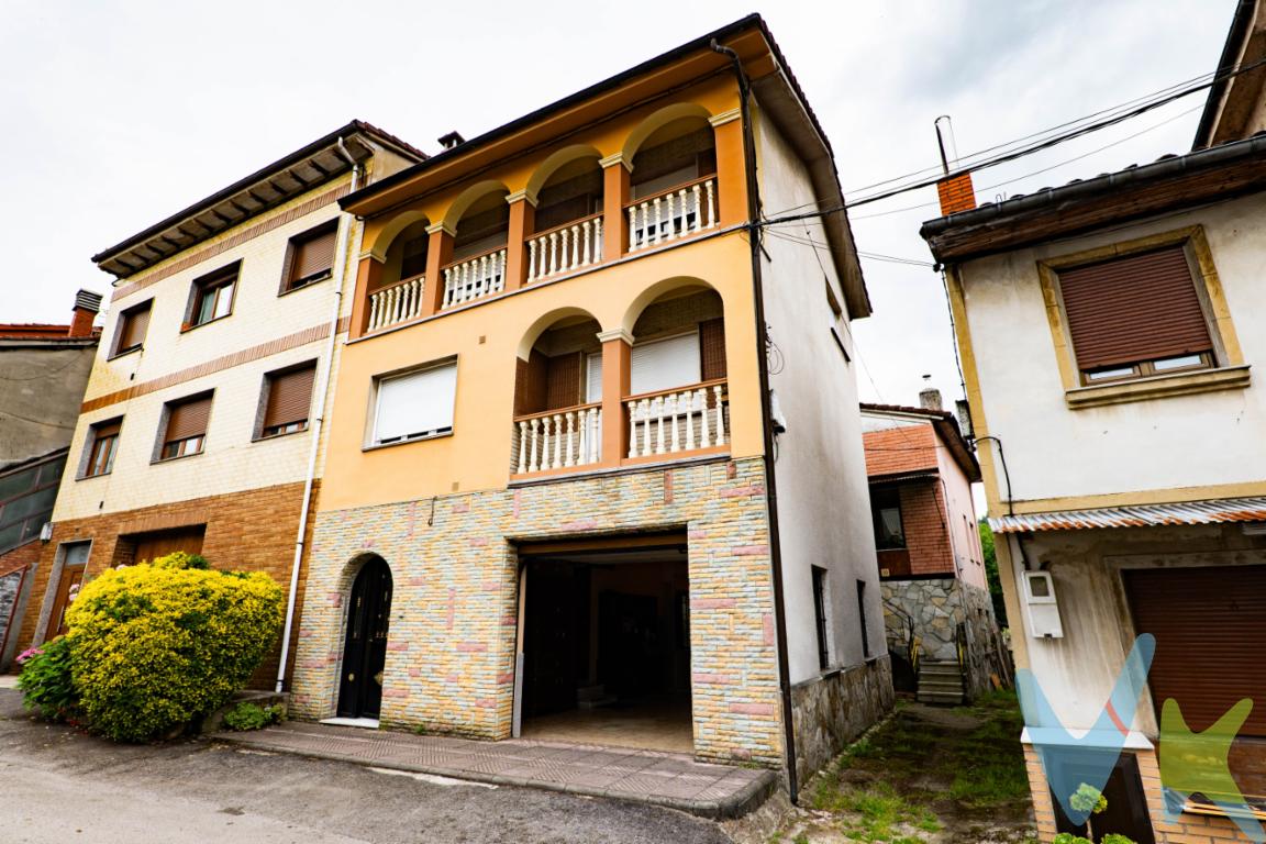 Si buscas tranquilidad, naturaleza y calidad de vida, esta casa en El Condado (Laviana) puede ser justo lo que estás buscando.Se trata de una vivienda unifamiliar con todos los servicios a un paso y que se encuentra en gran estado de conservación y lista para entrar a vivir. Dispone de garaje en planta baja, mientras que en la primera planta encontrarás una bonita y renovada cocina, un cuarto de baño y un acogedor salón con salida a una agradable terraza. En la segunda planta cuenta con tres dormitorios y un baño reformado, además de una segunda terraza con acceso desde el dormitorio principal.Vivir en El Condado es hacerlo rodeado de naturaleza y tradición. La localidad es conocida por su ambiente acogedor, sus numerosas fiestas y eventos deportivos, especialmente las populares carreras de trail running que atraen cada año a corredores y amantes de la montaña de toda Asturias. Además, la cercanía al Parque Natural de Redes, Reserva de la Biosfera declarada por la UNESCO, convierte esta vivienda en una excelente opción para quienes disfrutan del senderismo, las rutas de montaña y los espacios naturales.Un lugar perfecto para desconectar del ritmo de la ciudad y disfrutar de la auténtica vida en Asturias.No lo dudes más y llámanos, estaremos encantados de acompañarte a conocer tu futuro hogar en este Paraíso Natural.El precio de venta no incluye el Impuesto de Transmisiones Patrimoniales (ITP), gastos de notaría, registro de la propiedad y demás gastos inherentes a la compraventa, ni los honorarios de agencia inmobiliaria a cargo del comprador. 