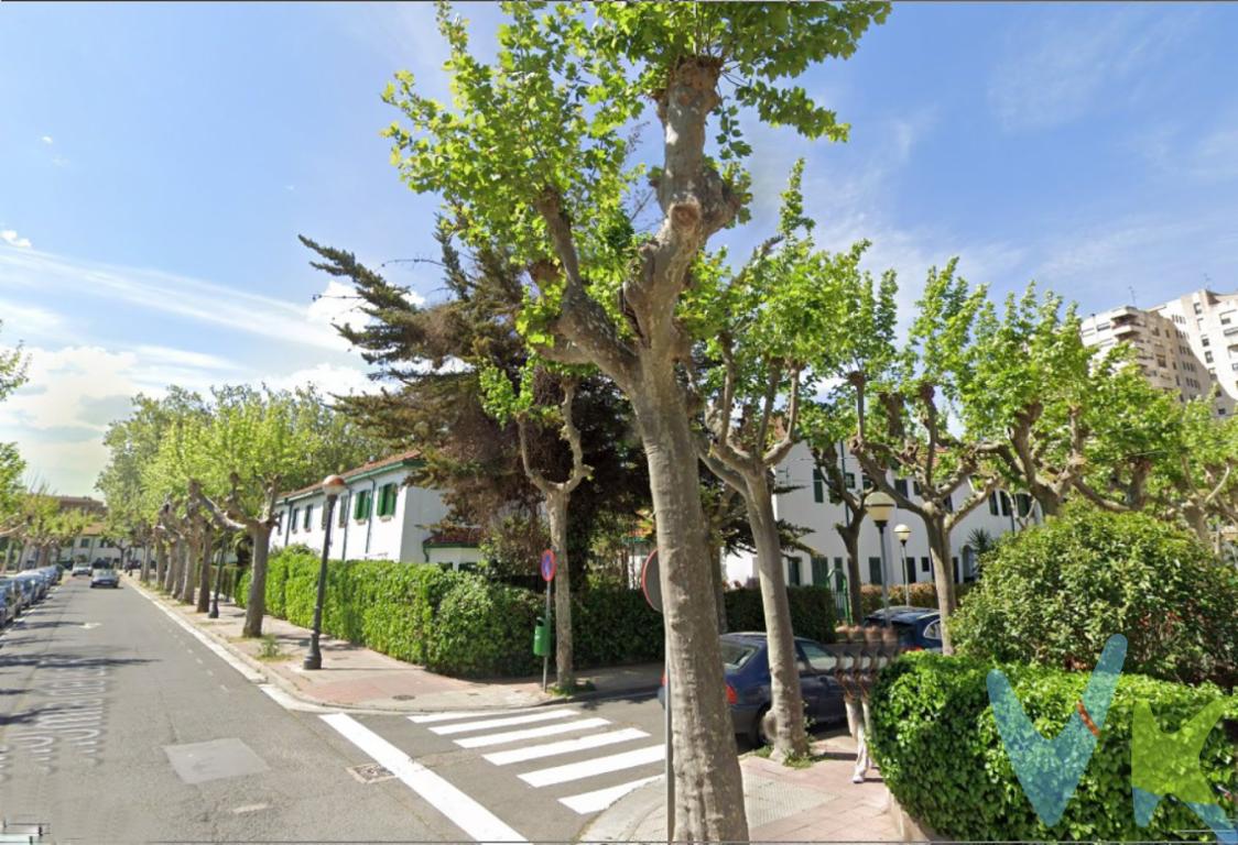 Unifamiliar adosado en la zona de las Casas Baratas. Junta a Escuela de Enfermería y el edificio CARPA de Logroño. Planta baja con salón, cocina, dormitorio y un aseo y planta primera con 3 habitaciones un baño y un pequeño altillo. A reformar completamente se vende sin cédula de habitabilidad.