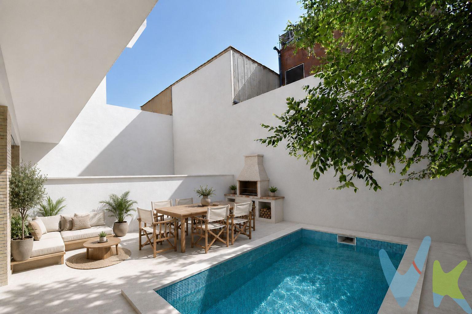 Casa pareada en venta con jardín y piscina. Obra nueva en construcción. ESTRENA TU HOGAR: Casa pareada de diseño con jardín privado y piscina. ¿Buscas el equilibrio perfecto entre independencia y comodidad? Presentamos esta exclusiva vivienda pareada en construcción, diseñada para quienes no se conforman con lo convencional. Diseño de concepto abierto con grandes ventanales que integran el salón con el jardín privado. Espacios que respiran. Calificación energética A, sistema de aerotermia y aislamiento de última generación (ahorro real en tus facturas). Calidades de Lujo. Superfície útil de 153m² con una distribución que comprende planta baja con garaje, salón-comedor, cocina, baño y terraza. Primera planta con 3 Dormitorios (Suite principal con vestidor), dos baños, balcón a la calle y terraza posterior.  . No esperes a que esté terminada! Los mejores proyectos se venden sobre plano. Ubicada en calle tranquila al lado de gran avenida, cerca de todos los servicios de la población. Les Roquetes de Sant Pere de Ribes es un núcleo urbano muy bien comunicado. Está situado en la comarca del Garraf, a cinco minutos de Sitges, a 20' del aeropuerto del Prat y a 30' de Barcelona por autopista. Las playas de Vilanova le quedan muy cerquita, tanto, como para ir paseando o en bicicleta. Las fotografías e imágenes rénders carecen de valor contractual, únicamente ilustrativas y sujetas a modificaciones. El precio no incluye impuestos (ITP, IVA y AJD), ni los gastos de notario ni los de registro. Certificado Energético: Referencia zf99xlvv4 Consumo de energia A 31 Kwh/m² año Emisiones A 5 Kg CO2/m² año. Licencia de Obras Mayores número  06070101/2024/88 . 