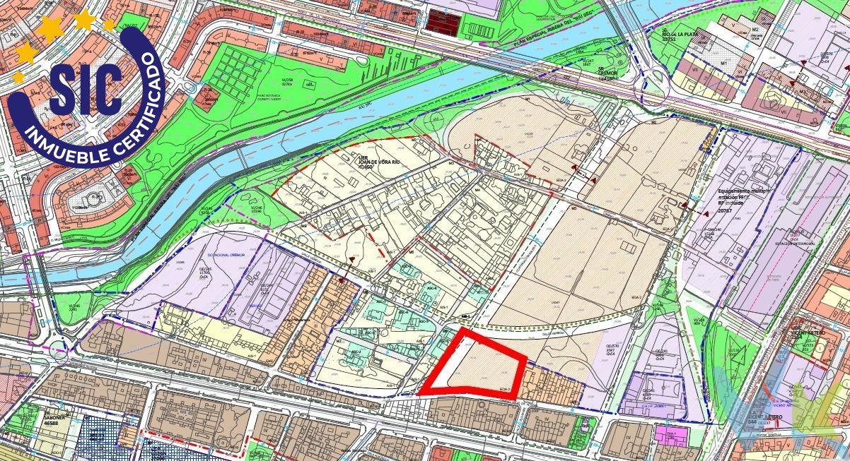 TERRENO URBANIZABLE EN CASTELLÓ DE LA PLANA – ¡OPORTUNIDAD DE INVERSIÓN!. Ubicación estratégica:. Este terreno urbanizable está situado cerca de la Universidad Jaume I y a solo 350 metros de la estación de trenes de RENFE, en una de las zonas de mayor desarrollo de Castelló de la Plana. Además, se encuentra a tan solo 700 metros de El Corte Inglés y a 800 metros de la Plaza de Toros, lo que le otorga una excelente accesibilidad y proximidad a servicios clave. Características del terreno:. - Superficie total: 6.366 m². - Uso permitido: Residencial según el PLAN DE ORDENACIÓN PROMENORIZADA DE CASTELLÓN (noviembre de 2022). - Edificabilidad: 1,5 m²t/m²s, lo que permite un alto potencial de desarrollo. - Altura máxima de edificación: Hasta 6 plantas. - Acceso: El terreno ya cuenta con cerramiento y puerta de acceso. Ubicación y entorno:. - Sector Cremor: En el lado oeste del casco urbano de Castellón, en un entorno periurbano, limitando al noroeste con el cauce del riu Sec. - El sector está destinado a completar la fachada urbana hacia el oeste y será clave en la transición de la ciudad desde la estación intermodal (tren-autobús). - El terreno está rodeado de viviendas y otros equipamientos administrativos, lo que refuerza su viabilidad y atractivo para proyectos residenciales. - Al sur, limita con el suelo urbano consolidado, lo que le otorga una conexión inmediata con las principales avenidas de la ciudad, como la Avenida de L'Alcora. Ideal para inversores y desarrolladores:. Este terreno ofrece una excelente oportunidad para desarrollos residenciales en una zona de alto crecimiento. Su proximidad a transportes, servicios y equipamientos clave hace de este terreno una opción muy atractiva para proyectos futuros. No dudes en consultar condiciones para más detalles. Gastos de escrituración no incluidos.