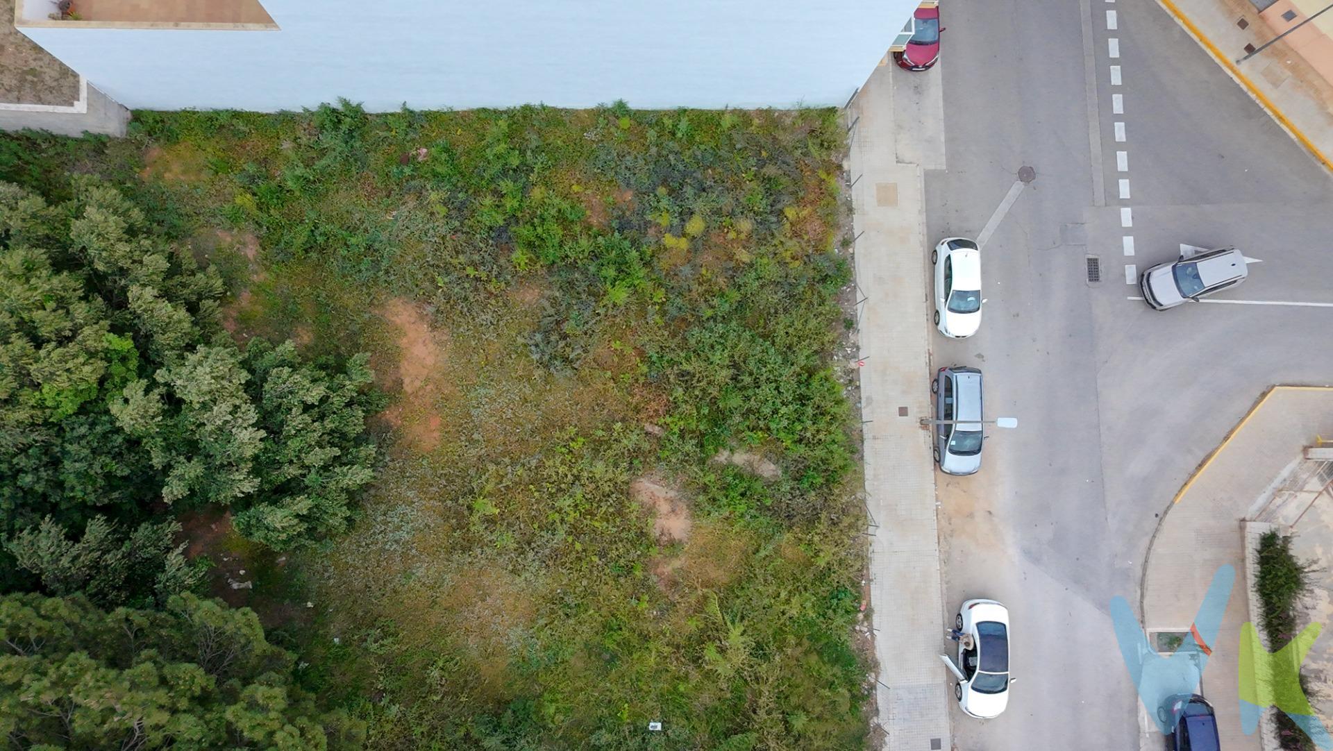 Solar urbano para promoción residencial en L’Alcúdia de Crespins (Valencia). Se vende una interesante parcela urbana situada en la calle Vicente Asensi, dentro de una de las zonas de ensanche más demandadas de L’Alcúdia de Crespins (Valencia). Esta localidad, muy bien comunicada mediante tren de Cercanías (línea C-2) y con rápido acceso a vías principales como la A-35 y CV-40, ofrece un entorno ideal para el desarrollo de vivienda residencial de obra nueva, con alta calidad de vida y buena demanda local. La parcela cuenta con una superficie de 623 m² y se ubica en suelo urbano consolidado, dentro de ordenanza ENS, que permite edificar hasta planta baja + 3 alturas. Según la normativa, es posible ocupar el 100% de la parcela en planta baja y el 80% en las tres plantas superiores, lo que permite alcanzar una edificabilidad aproximada de 2.118 m² sobre rasante. A ello se suma la posibilidad de desarrollar un sótano para aparcamiento, no computable a efectos de edificabilidad. La repercusión del suelo es igualmente orientativa, y se estima en torno a 118 €/m² edificable, un valor muy competitivo que convierte esta operación en una oportunidad atractiva para promotores interesados en proyectos de tamaño medio con buena proyección de venta o alquiler. La zona cuenta con todos los servicios a corta distancia: colegios, parques, supermercado, centro de salud, instalaciones deportivas y transporte público. El entorno inmediato está formado por edificaciones modernas y zonas verdes, lo que garantiza un buen encaje estético y funcional para una promoción actual. En definitiva, se trata de una opción muy interesante para desarrollar vivienda nueva en una población en crecimiento, bien comunicada, con alta demanda y costes de repercusión controlados. La descripción del presente inmueble e imágenes tienen mero carácter informativo y en ningún caso carácter contractual, pudiendo ser modificados por la inmobiliaria comercializadora sin que ello implique responsabilidad alguna frente a terceros. En el precio de venta a público, esta propiedad NO incluye los gastos de adquisición (Notario, registro, gestión, honorarios, etc…). 