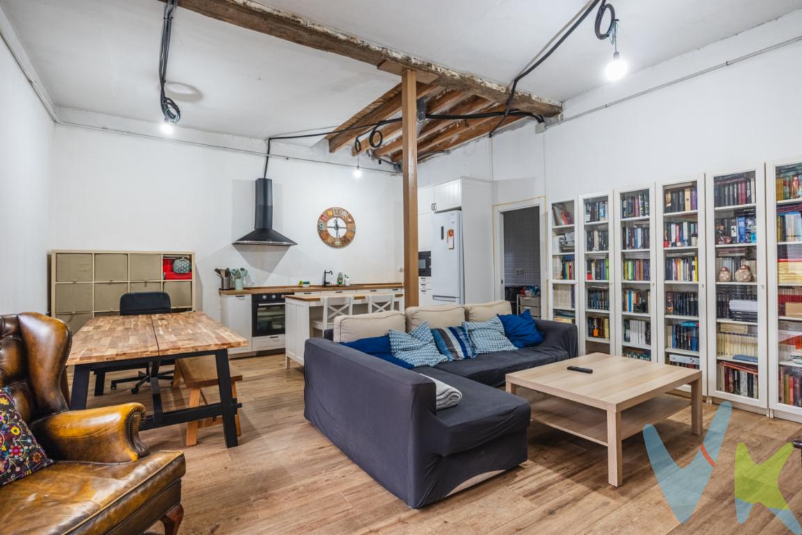 Vivienda unifamiliar con amplios espacios, garaje independiente y excelente ubicación en NavaSe presenta esta amplia y luminosa vivienda unifamiliar, con una superficie aproximada de 100 m² por planta más una buhardilla de 80 m², ubicada en una zona bien comunicada y cercana a todos los servicios esenciales.En la planta baja, recientemente reformada, la propiedad dispone de un amplio salón-comedor con cocina americana, un baño completo, una zona de lavado y plancha independiente de generosas dimensiones y una estancia adicional, versátil, apta para su uso como dormitorio, despacho o sala multiusos.La primera planta está destinada a la zona de descanso, con dormitorios dobles distribuidos en torno a una cómoda sala de estar, además de un baño completo, amplio y funcional.La buhardilla, actualmente utilizada como desván, constituye una planta diáfana y abuhardillada, con múltiples posibilidades de aprovechamiento: zona de trabajo, sala de ocio, gimnasio o dormitorio adicional, según las necesidades del futuro propietario.La vivienda cuenta, además, con una construcción anexa destinada a garaje, con capacidad para cuatro vehículos, y un trastero independiente, que ofrece un valioso espacio de almacenaje adicional.En el exterior, se disfruta de una zona ajardinada con barbacoa, ideal para el esparcimiento al aire libre, celebraciones familiares o simplemente para disfrutar del entorno en un ambiente tranquilo y seguro.En cuanto a comunicaciones, la propiedad se encuentra muy próxima a la estación de tren y a la parada de autobús, lo que garantiza una excelente conectividad tanto con el centro de Nava como con otras localidades del entorno.La vivienda destaca por su luminosidad natural, gracias a los techos altos y grandes ventanales, así como por su distribución funcional, pensada para ofrecer confort, privacidad y versatilidad a cada miembro del hogar.Una excelente opción para quienes buscan una residencia amplia, bien situada y con múltiples posibilidades de uso.Para más información o para concertar una visita, no dude en contactarnos. 