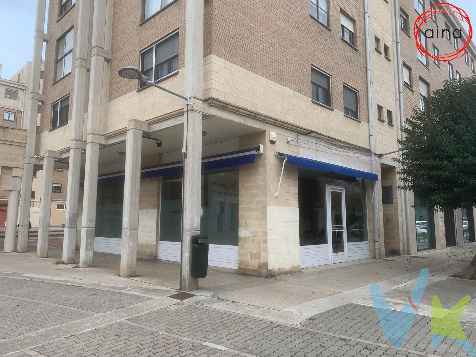 ¡Oportunidad única en Zizur Mayor! Se vende o alquila magnífico  local comercial reformado en una ubicación privilegiada, justo a lado del del Ayuntamiento y rodeado de todos los servicios como cafeterías, supermercados, fruterías y más. Este local de esquina de 81 m² construidos (75 m² útiles) ha sido completamente acondicionado en los últimos 5 años, convirtiéndolo en un espacio ideal para tu negocio. La distribución del local incluye una amplia sala de 41,65 m² que ofrece capacidad para 3-4 puestos de trabajo y una zona de espera para clientes. Además, cuenta con un aseo, un pequeño almacén, y un archivo de 9,40 m² en el fondo, donde se encuentran la caldera de gas individual para calefacción y agua caliente sanitaria. Al fondo también encontrarás un despacho adicional de 11,65 m², perfecto para reuniones o como despacho principal. El local destaca por su gran visibilidad gracias a sus dos amplios escaparates, que te permitirán promocionar tu negocio y atraer la atención de todos los transeúntes. Su ubicación estratégica, en una zona con un constante flujo de personas, lo convierte en el lugar perfecto para iniciar tu proyecto emprendedor. En Venta: 120.000 € en Alquiler: 700 €/mensuales y también se contempla un Alquiler con Opción de Compra si lo desea. ¡No dejes pasar esta oportunidad! Llama ahora para agendar una visita y conocer en persona todo el potencial de este local en una de las mejores zonas de Zizur Mayor. Los datos proporcionados son meramente informativos y no tienen valor contractual. El precio de venta no incluye impuestos ni gastos de transmisión.