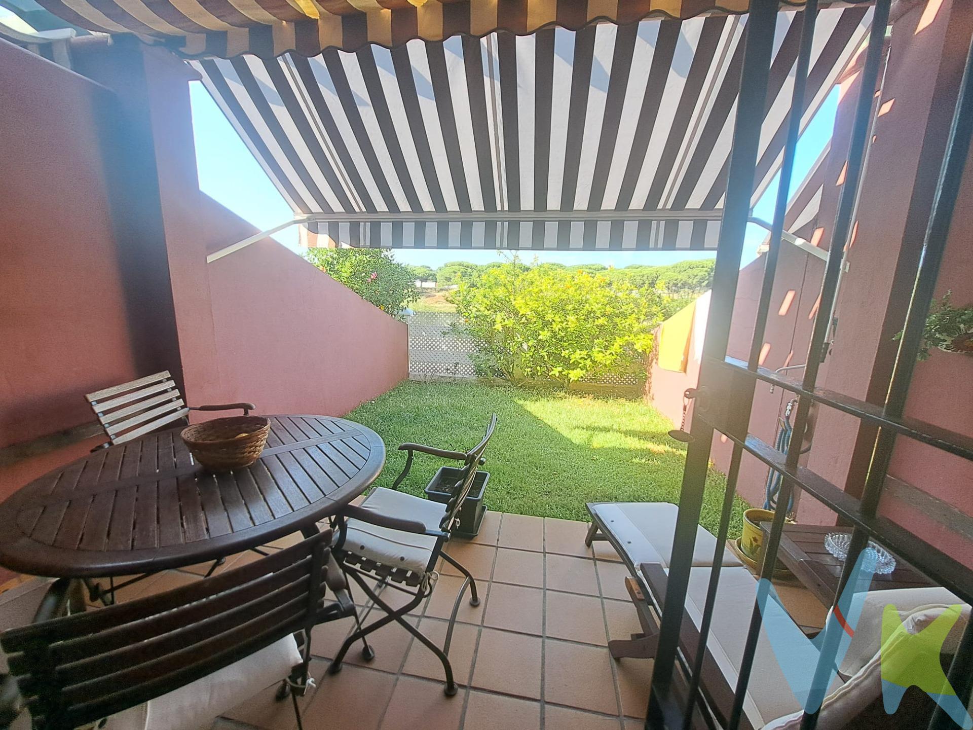 Descubre este fantástico adosado de dos plantas situado en el Residencial Aldea del Coto, una cuidada urbanización privada que destaca por su tranquilidad, seguridad y excelentes zonas comunes, ideal tanto para vivir todo el año como para disfrutar de las vacaciones. La vivienda, con 108 m² construidos, ofrece una distribución cómoda y funcional pensada para el día a día. En la planta baja, un acogedor hall de entrada da paso a una cocina independiente, un baño con placa de ducha y un amplio salón, equipado con aire acondicionado, que se convierte en el corazón de la vivienda. Desde aquí se accede directamente a un agradable jardín privado, un espacio perfecto para disfrutar del buen clima de Chiclana, compartir reuniones familiares o relajarse al aire libre. La planta superior alberga la zona de descanso, compuesta por un baño completo, un luminoso dormitorio principal con aire acondicionado, balcón y bonitas vistas despejadas, además de un dormitorio individual con vistas al residencial. Como valor añadido, la vivienda incluye plaza de garaje y un amplio trastero, aportando un extra de comodidad y espacio de almacenamiento. El Residencial Aldea del Coto es un complejo privado rodeado de preciosas zonas ajardinadas, pensado para disfrutar de un entorno cuidado y familiar. Además, dispone de cuatro piscinas comunitarias, ideales para refrescarse y aprovechar al máximo los meses de verano sin salir de casa. Su excelente ubicación permite disfrutar de la tranquilidad sin renunciar a la cercanía de todos los servicios, encontrándose a tan solo unos 2 kilómetros de la espectacular playa de La Barrosa, una de las playas más valoradas de la Costa de la Luz por su arena fina, sus aguas cristalinas y sus impresionantes puestas de sol. Imagina despertar cada mañana rodeado de tranquilidad, darte un baño en una de las piscinas del residencial y, en apenas unos minutos, pasear por la arena de La Barrosa. Si buscas calidad de vida en uno de los enclaves más demandados de Chiclana, esta vivienda está hecha para ti. ¡Ven a descubrirla!. En cumplimiento de las obligaciones de información previstas Disp. final 3ª de la Ley 10/2025, de 28 de diciembre, de servicios de atención a la clientela y transparencia, así como en la normativa sectorial vigente, y RD 218/2005 de Inf. de la Junta de Andalucía, el precio indicado no incluye los gastos e impuestos inherentes a la adquisición, los cuales se desglosan estimados o con posibilidad de calcularlos a continuación. • Impuestos: Para segundas transmisiones ITP (en Andalucía para segundas transmisiones el ITP actual con carácter general es del 7% pudiendo aplicarse tipos reducidos (6% o 3,5% en función de circunstancias personales del comprador u otras circunstancias previstas en la Ley). El impuesto se devengará sobre el superior de entre los siguientes valores: 1.- Precio declarado; 2.- Valor de referencia (según normativa aplicable); 3.- Valor de tasación del inmueble). Enlace oficial a la web de la junta de Andalucía: https://www.juntadeandalucia.es/organismos/economiahaciendayfondoseuropeos/areas/tributos-juego/tributos/paginas/impuestos-cedidos-transmisiones.html. • Gastos de compraventa: notaría, registro y, en su caso, gestoría (desde 2.000€ orientativo, según operación):. ◦ Gastos de Notaría: Los honorarios se calculan según arancel oficial (Anexo I del Real Decreto 1426/1989 de 17 de noviembre). Enlace oficial: https://www.boe.es/buscar/act.php?id=BOE-A-1989-28111. ◦ Gastos de Registro: Los honorarios se calculan según arancel oficial (Anexo I del Real Decreto 1427/1989). Enlace oficial: https://www.boe.es/buscar/act.php?id=BOE-A-1989-28112[amp;]p=20111117[amp;]tn=2. ◦ Gastos de Gestión en su caso (Gestoría): Los honorarios por la tramitación administrativa, liquidación de impuestos e inscripción r. 