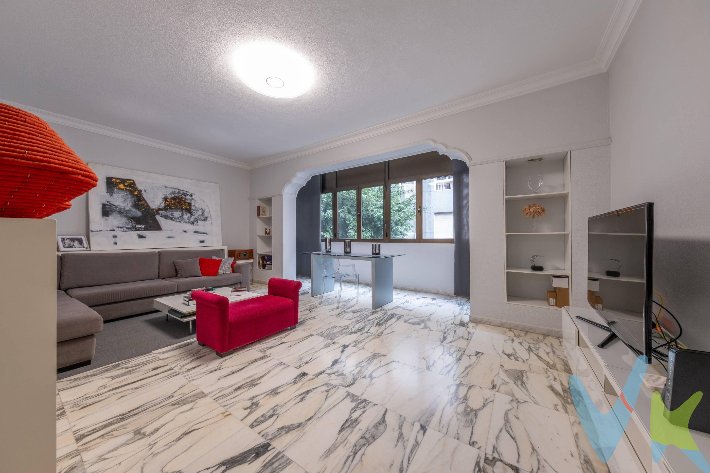 Se vende luminoso y amplio piso, ubicado en la céntrica calle Veintinueve de Abril, a solo unos minutos caminando de la emblemática Playa de Las Canteras. La vivienda se encuentra en una primera planta sin ascensor, y destaca por su amplitud y su cómodo reparto interior. ✨ Características principales. Amplio salón, muy luminoso y con espacio para varios ambientes. Cocina independiente equipada. Tres dormitorios, perfectos para familia o teletrabajo. Tres baños completos, uno de ellos dentro del dormitorio principal. Dormitorio principal tipo suite, con baño privado. Patio privativo, ideal como zona exterior. Zona de lavadero y espacio de almacenaje en el patio. 📍 Ubicación excepcional. Vivir aquí significa estar cerca de todo: supermercados, comercios, transporte público y, por supuesto, la mejor playa urbana de España, Las Canteras. Una zona cómoda, con vida y servicios, perfecta tanto para residencia habitual como para inversión.