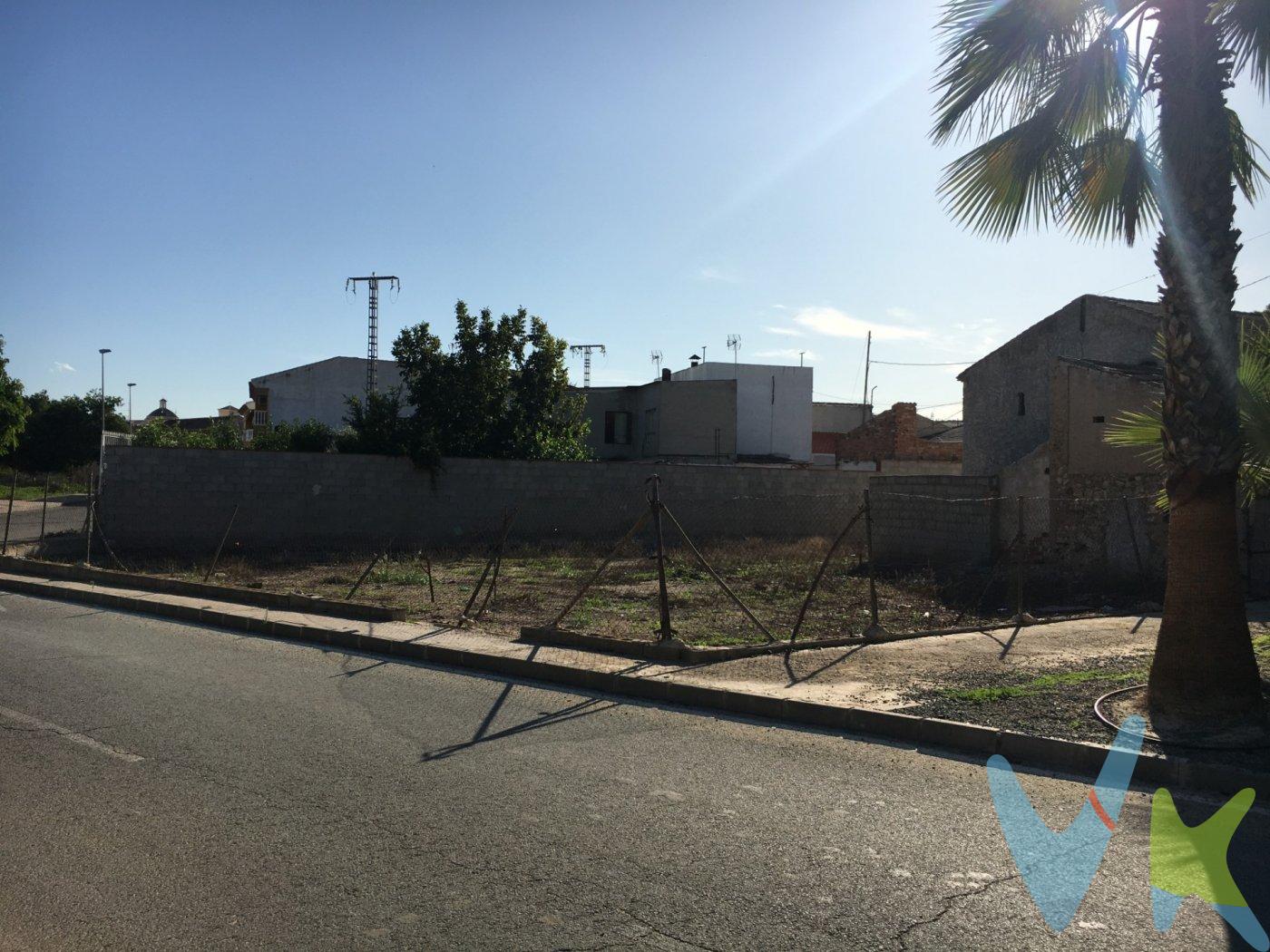 Crea el hogar que siempre has soñado en este fantástico solar, situado en una de las mejores zonas de Alguazas. Su situación da a 3 calles en una zona tranquila y residencial.  Haznos una propuesta económica y la estudiaremos.  .  Por mandato expreso del propietario, comercializamos esta propiedad en exclusiva, lo que le garantiza el acceso a toda la información, a un servicio de calidad, un trato fácil, sencillo y sin interferencias de terceros. Por este motivo, se ruega no molestar al propietario, o a los vecinos. Muchas gracias por su comprensión. Si usted es agente inmobiliario y tiene un cliente para este inmueble, llámenos: estaremos encantados de colaborar. .  .  