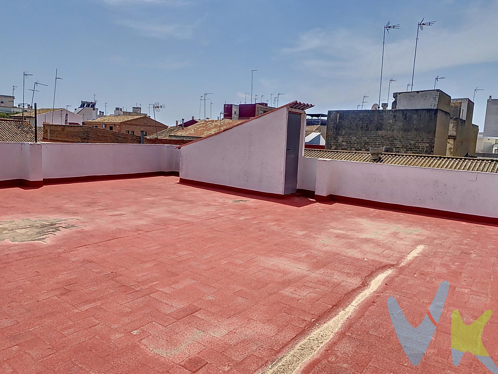 Descubre esta increíble planta baja ubicada en la avenida principal Blasco Ibáñez de Massanassa. Con una superficie total de 292 metros cuadrados, esta propiedad ofrece un sinfín de posibilidades para familias, inversores o cualquier persona que busque un espacio amplio y versátil. . Con 212 metros cuadrados interiores, complementados por un magnífico patio de 80 metros cuadrados, esta planta baja puede transformarse en dos pisos independientes o en una espectacular casa unifamiliar con un patio extraordinario. Además, cuenta con dos accesos separados que permiten una flexibilidad única en la distribución y uso del espacio. La ubicación estratégica de esta propiedad es inmejorable. Está a tan solo 5 minutos a pie de la estación de tren y a 100 metros de la parada de autobús que conecta con Valencia en 15 minutos. También tendrás a tu alcance todos los servicios necesarios para el día a día: farmacias, colegios, supermercados, bancos y el ambulatorio están a poca distancia, proporcionando comodidad y facilidad. Esta planta baja no solo es ideal para convertirla en tu hogar, sino también es una excelente oportunidad de inversión. Su estratégica ubicación y las múltiples posibilidades de configuración la convierten en una opción perfecta para cualquier proyecto inmobiliario. No pierdas la oportunidad de conocer más sobre esta propiedad única. ¡Contáctanos para más información y programa una visita hoy mismo!. La descripción del presente inmueble e imágenes tienen mero carácter informativo y en ningún caso carácter contractual, pudiendo ser modificados por la inmobiliaria comercializadora sin que ello implique responsabilidad alguna frente a terceros. En el precio de venta a público, esta propiedad NO incluye los gastos de adquisición (Notario, registro, gestión, honorarios, etc…). 