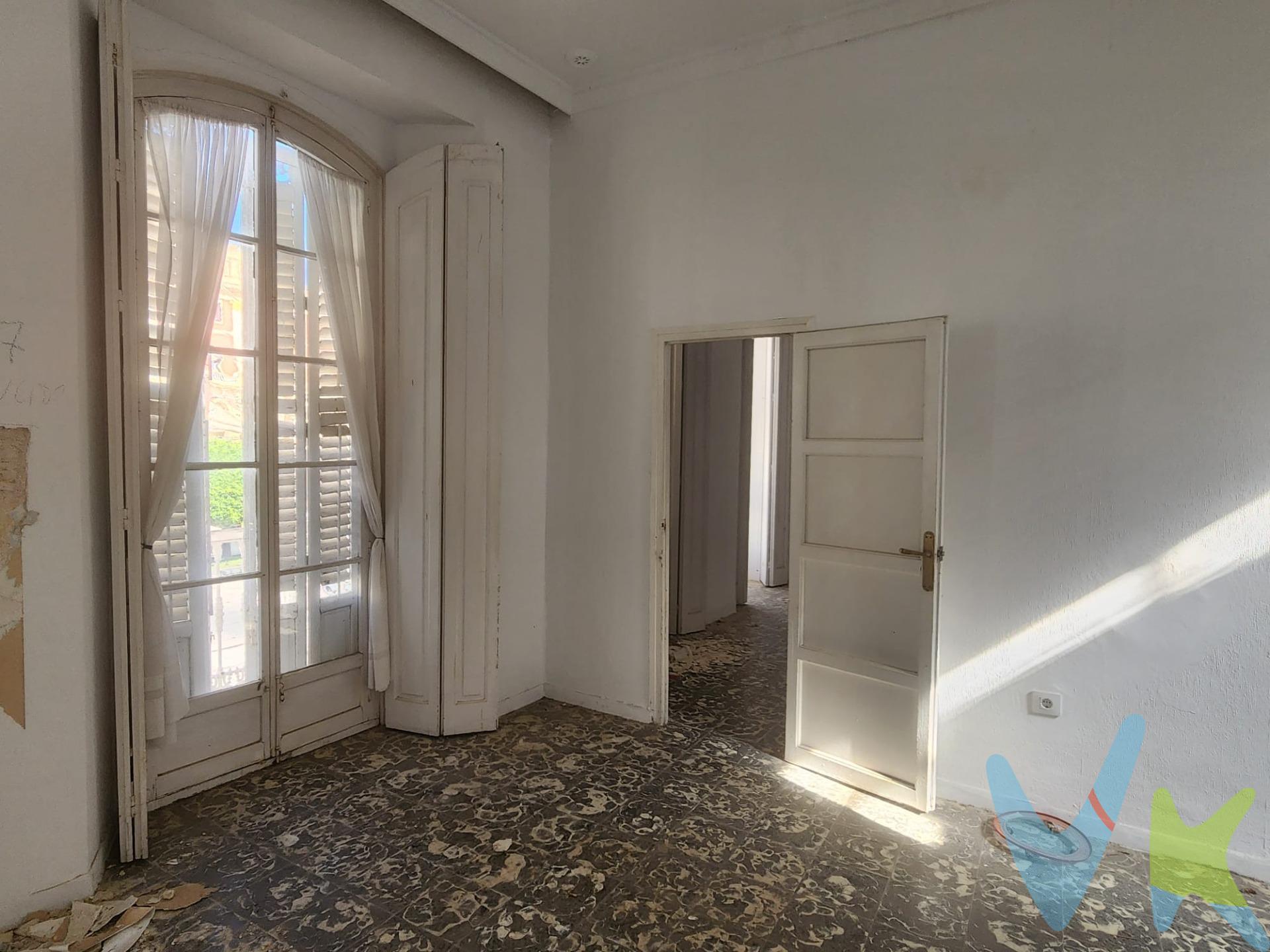 Con vistas inigualables al majestuoso ayuntamiento, esta casa, de 200 metros construidos, enamora a cualquiera que cruce su umbral. Su tipología, elegante y señorial, destaca por sus techos altos y los detalles arquitectónicos que evocan épocas pasadas, llenando de encanto cada rincón. Ubicada en la primera planta, la vivienda se despliega sobre 180 metros útiles, complementados por un encantador castillete de 20 metros que da acceso a una espectacular azotea transitable. Al entrar, somos recibidos por una imponente montera de cristal que actúa como núcleo central, inundando de luz el espacio. Frente a ella, dos amplios salones esperan, cada uno con la calidez de la luz natural que entra por los cuatro balcones que dan a la emblemática calle Real. La vista es un deleite para los sentidos, un constante recordatorio de la vida vibrante que late en la ciudad. Al avanzar hacia el lateral de la casa, descubrimos cuatro habitaciones con amplio espacio, cada una conectada por puertas de paso donde al final del recorrido encontramos un cuarto de baño con mucha amplitud; a este lado de la casa nos encontramos la claridad a través de un patio de luces, adornado con cristaleras que permiten que la luz natural inunde el espacio, creando una atmósfera serena y luminosa. Este luminoso patio de luces nos conduce a otro baño completo y una cocina espectacular; un lugar que se encuentran en perfecta armonía. Con su amplitud y elementos únicos, como un hermoso arco de madera que conecta con otra estancia, la cocina es un espacio donde se pueden crear recuerdos invaluables. La vivienda tiene realizado un estudio de todas sus vigas de madera confirmado que se encuentran en perfecto estado a través de intervenciones y catas que se han realizado. . Esta es una vivienda con un encanto singular, llena de elementos únicos que invitan a disfrutar de la vida en su plenitud. No dejes escapar la oportunidad de vivir en un lugar que es, sin duda, un hogar excepcional. 