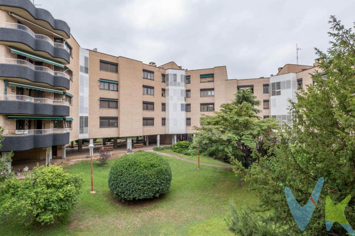 Si sueñas con una vivienda donde cada persona tenga su espacio, donde la luz entre a raudales y cada estancia esté pensada para vivir con calma… este piso en Parque Hispanidad II está esperándote. Una amplia y cuidada vivienda con una distribución muy equilibrada, reformada con mimo para aprovechar al máximo cada rincón. • 5 dormitorios, perfectos para familias numerosas o para quienes necesitan combinar casa y teletrabajo sin renunciar a la comodidad. • 2 baños reformados con ventilación natural + 1 aseo, pensados para la rutina diaria sin agobios. • Gran salón-comedor con acceso directo a una bonita terraza con vistas a la zona ajardinada: un remanso de paz para respirar verde sin salir de casa. • Cocina amplia con espacio para comer en familia, además de galería que aporta ese desahogo tan necesario en el día a día. • Aire acondicionado por conducto para un confort uniforme en toda la vivienda. • Y como extra perfecto: 2 plazas de garaje incluidas, para que la logística diaria no sea un problema. Un piso pensado para vivirlo de verdad. Grande, cómodo, funcional… en una de las zonas más valoradas por su tranquilidad, sus espacios verdes y su cercanía a todos los servicios. ¿Te imaginas aquí? Pues ven a descubrirlo.