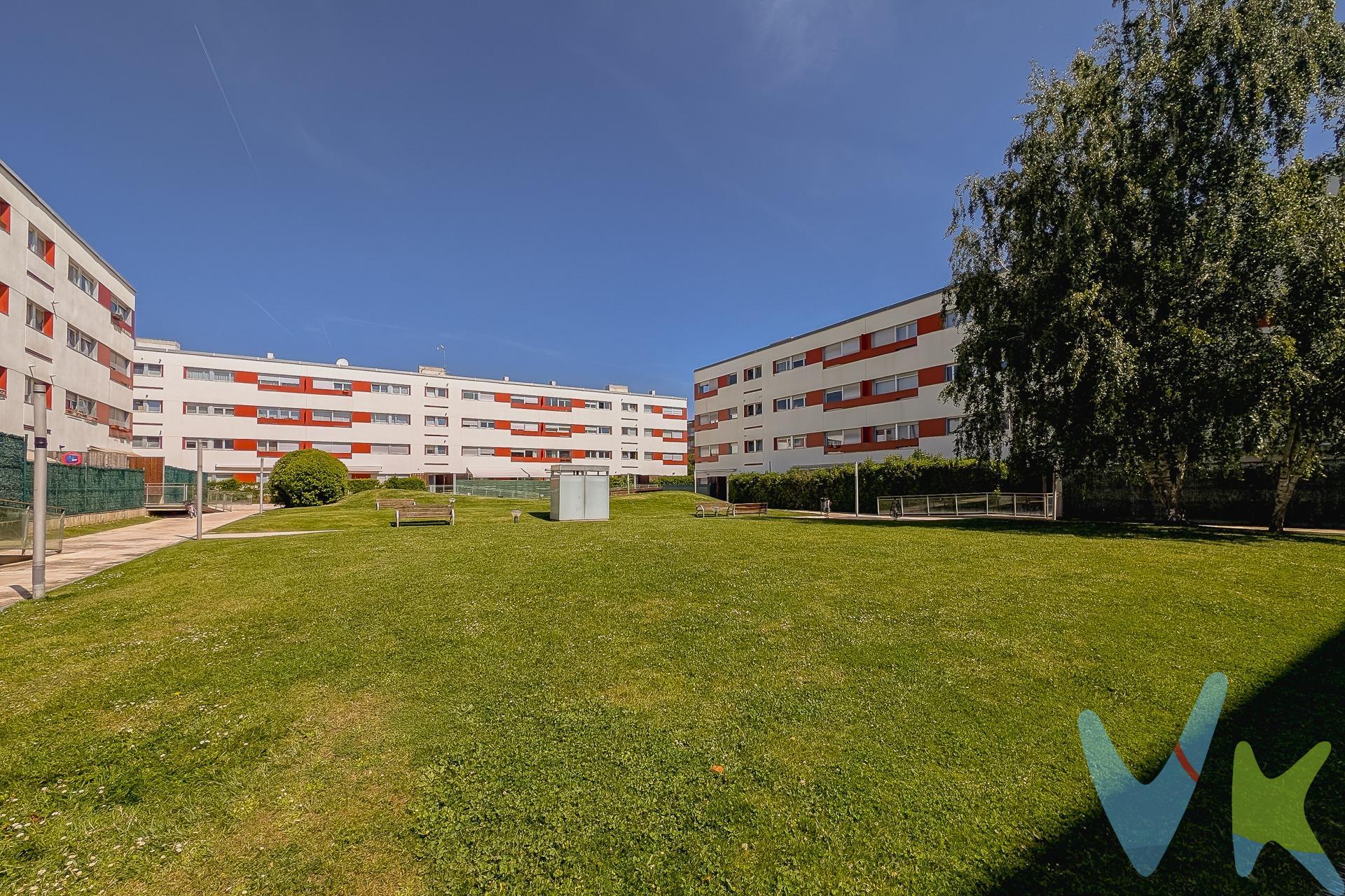 ¡En Venta! magnífico piso muy luminoso 2ª altura SIN ASCENSOR de 90 m2 útiles en la Urbanización Zizur, concretamente en la zona de la Tablada. Se trata de una Urbanización completamente cerrada que cuenta con jardín comunitario en el que encontramos un estupendo parque donde poder disfrutar con tus hijos. La vivienda se compone de: cocina independiente completamente equipada de 10,60 m2, junto a salón de 22,40 m2 y despensa-tendedero de 2.20 m2, dormitorio principal de 13,10 m2 con baño propio, otros dos dormitorios  de 10,30 m2 y 13,10 m2 y otro baño común (bañera). En el semisótano del edificio tiene una plaza de garaje muy amplia de 30 m2  y un trastero de 4 m2. Se vende completamente amueblado. No dispone de ascensor. Si lo que estás buscando es una vivienda moderna, con zona comunitaria, junto a todos los servicios que necesitas y al alcance de tu mano, ¡esta es la tuya!, llámanos y te la enseñaremos encantados. (Los datos y superficies publicados en este anuncio son aproximados y meramente informativos, sin valor contractual. EPVP no incluye impuestos ni gastos de transmisión)