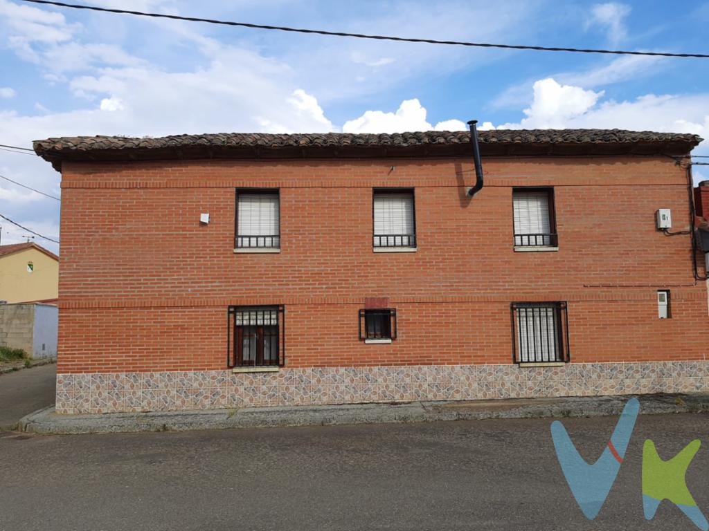 En Villabraz, se encuentra a la venta una bonita casa, a escasos minutos de Valencia de Don Juan,   con un encanto único que te invita a descubrir cada rincón de sus 208 metros construidos. Esta propiedad, construida en el año 1900, destaca por su amplitud y comodidad que la convierten en el hogar ideal para ti y tu familia.El inmueble cuenta con 6 habitaciones que te permitirán disfrutar de la privacidad, además de 125 metros útiles que podrás utilizar de la forma que más te convenga. Su disLa ubicación de esta casa es inmejorable, con todos los servicios de que dispone Villabraz a tu alcance y una excelente conexión. Al entrar en esta propiedad, te sorprenderá la luminosidad de sus estancias con ese encanto que ofrecen los pueblos de León. Cada habitación de esta casa cuenta con una distribución  pensada para garantizar tu confort y bienestar.El entorno natural que rodea a esta propiedad te envolverá en un ambiente de tranquilidad y paz, donde podrás disfrutar de momentos de relax y desconexión que logramos siempre alejándonos de las grandes ciudades.No pierdas la oportunidad de visitar esta bonita casa independiente en Villabraz. Si le gusta la casa el precio no será un problema para comprarla. ¡Ven a descubrir tu próximo hogar y haz tus sueños realidad en esta magnífica propiedad!En el precio del inmueble no se incluyen los gastos de Notaría, Registro e Impuestos asociados a la operación.