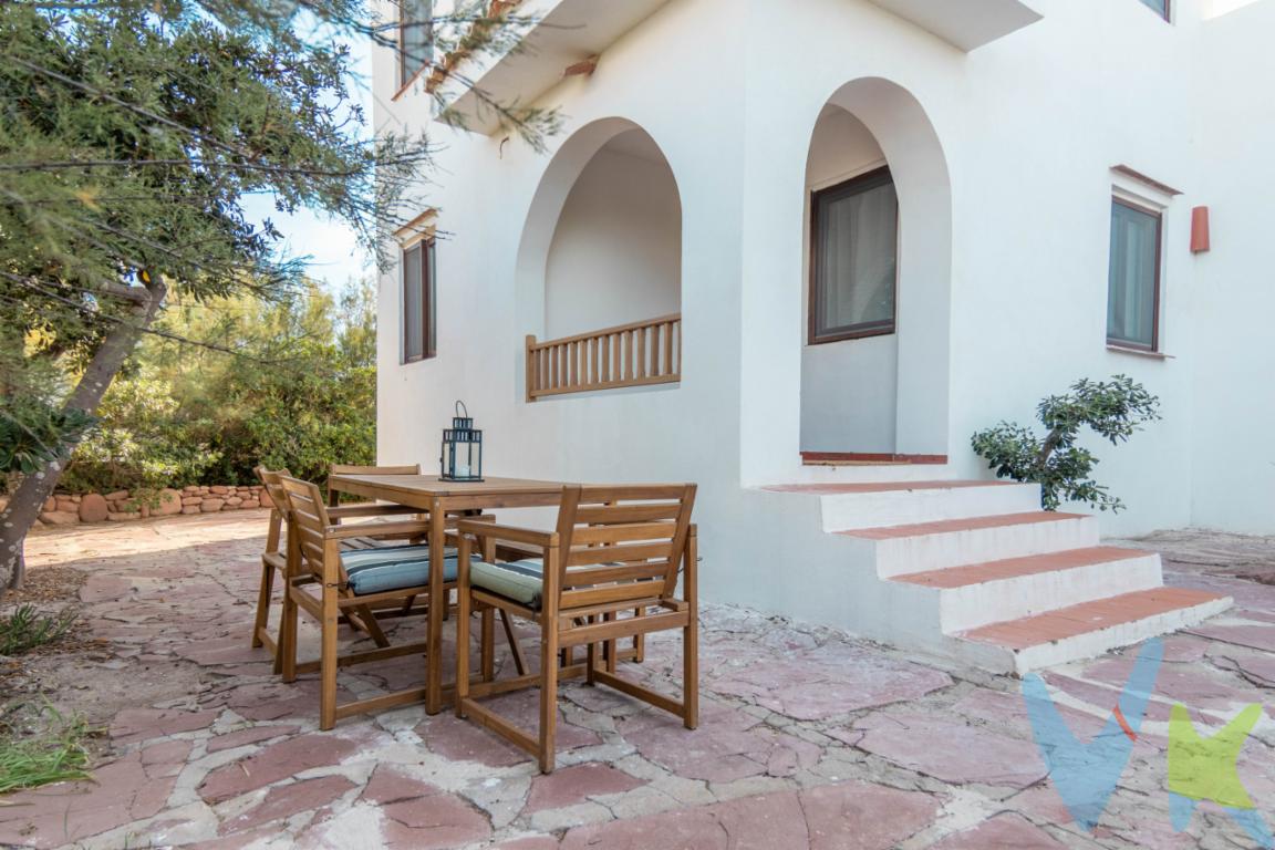  **DOS CASAS INDEPENDIENTES EN CULLERA: Un Oasis de Tranquilidad con Vistas al Mar**Presentamos esta exclusiva oportunidad de adquirir estas dos casas juntas e independientes a su vez, actualmente con LICENCIA TURÍSTICA Y VISTAS AL MAR a tan solo 1 minuto andando de una playa prácticamente privada, en la encantadora localidad de Cullera, en la zona del Mareñet.Las propiedades, construidas en el año 1978 y en el año 2023 se reformaron las fachadas con método Kerakoll, los ventanales de PVC, los cerramientos exteriores y vallados.Estas dos casas ofrecen una combinación única de espacios exteriores amplios, con comodidad y una ubicación inmejorable, ideal para aquellos que buscan un hogar permanente, una casa de vacaciones en el litoral mediterráneo, la gestión del alquiler vacacional en una o en ambas propiedades. Y pueden estar comunicadas o separadas. Actualmente se esta gestionando el alquiler vacacional con su Licencia concedida, los propietarios también disfrutan de una de ellas de vez en cuando. Si necesita más información sobre la gestión del alquiler y rentabilidad estaremos encantados de informarles. Las viviendas garantizan el espacio suficiente para acomodar a dos familias, con 3 habitaciones cada casa o unir las dos viviendas y utilizar las 6 habitaciones en un entorno de total privacidad y confort. Cada casa dispone de 2 habitaciones con cama de matrimonio y otra con cama individual o litera.Los 135 metros cuadrados útiles han sido distribuidos de manera eficiente para proporcionar amplitud y luminosidad en cada esquina, mientras que los 172 metros cuadrados construidos ofrecen solidez y estructura a esta maravillosa residencia. En una parcela de 623m2 ambas propiedades.Además de las habitaciones, las casas cuentan con estancias amplias en sus terrazas y jardines que permiten disfrutar de un estilo de vida confortable y relajado. Tanto de forma individual en cada parcela como en zona común de ambas propiedades. Las propiedades están amuebladas con buen gusto e incluye electrodomésticos, lo que facilita su habitabilidad inmediata o alquiler vacacional en una de ellas o ambas. Esto es un gran beneficio para quienes desean ahorrarse el tiempo y esfuerzo de amueblar desde cero y poder obtener una rentabilidad desde el primer momento. Incluso hay reservas en curso pendientes que siguen generándose.Uno de los puntos fuertes de estas propiedades es su configuración exterior. Un espacio ajardinado rodea la casa, proporcionándole una sensación de frescura y contacto con la naturaleza junto al mar. Este espacio es ideal para realizar actividades al aire libre, ya sea para los niños, como para celebrar encuentros familiares o sociales.Otra característica destacada es el garaje incluido en la propiedad, que separa ambas propiedades. Esta zona mas bien diáfana y polivalente no solo ofrece la comodidad de tener un espacio seguro para su vehículo, sino que también podría servir como almacenamiento adicional o incluso convertirse en un taller para los aficionados al bricolaje, en un gran salón o una zona de juegos. Las vistas al mar desde ambas propiedades son inigualables; ver amanecer y el sol sobre el agua desde la comodidad de su hogar es una experiencia que no tiene precio. Esto, sumado a la cercanía a las playas de Cullera, hace de esta propiedad una inversión inmejorable para los amantes del océano y el entorno marítimo.Situada en una zona tranquila pero con fácil acceso a todos los servicios y comercios necesarios para el día a día, la ubicación es simplemente ideal. La cercanía al mar y la posibilidad de disfrutar de actividades al aire libre, como paseos por la playa o deportes acuáticos, convierten a esta casa en una opción perfecta para aquellos que buscan un estilo de vida activo y saludable.Esta es una oportunidad irrepetible para hacerse con dos propiedades que combina vistas inigualables, comodidad y una ubicación estratégica. No espere más, contáctenos para concertar una visita y deje que esta maravillosa casa le hable por sí misma. Estamos seguros de que superará todas sus expectativas y se convertirá en el hogar que siempre ha soñado.La regeneración de las playas del Marenyet y l\'Estany contempla ganar un mínimo de 40 metros de arenaLos trabajos de extracción y vertido de un millón de metros cúbicos de arena estarán finalizados para el verano de 2026 tras una inversión de más de 18 millones de euros.El proyecto pretende recuperar la línea de costa de 1957 y la anchura de la playa superará en algunos tramos los cien metros.El proyecto de regeneración de las playas del Marenyet y Estany de Cullera prevé recuperar la línea de costa de 1957, lo que permitirá ganar un mínimo de 40 metros de playa y en algunos tramos incluso sobrepasar los cien metros, y estará acabado para el verano de 2026 si las condiciones meteorológicas lo permiten tras una inversión de algo más de 18 millones de euros financiados íntegramente por el Ministerio para la Transición Ecológica. Estas son las principales novedades expuestas en el acto de presentación de proyecto celebrado el miércoles en el auditorio municipal en el que, como ya adelantó en primicia Levante-EMV, los técnicos de la Demarcación de Costas detallaron que se actuará en un tramo de 2,8 kilómetros entre la desembocadura del Xúquer a la Gola de lEstany, en el que se aportará un millón de metros cúbicos de arena procedente de un yacimiento ubicado a once kilómetros del Cabo de Cullera, que será transportada hasta el litoral.A tan solo 10 min se encuentra Cullera, es el destino perfecto para amantes de la historia y la arqueología. Su Castillo, el Faro, Barrio del Pou, Santuario de la Mare de Déu del Castell, el Puente de Hierro, el Mercado Municipal, el Ateneo Marítimo o Casa del Pueblo, Museos y muchas otras construcciones de carácter privado..Centros comerciales, supermercados, guarderías, institutos, parques infantiles, etc...Y la gastronomía de Cullera representa uno de los mayores atractivos turísticos del municipio. Hunde sus raíces en la gastronomía de KM0, una apuesta por los productos de proximidad de su mar y sus campos de arroz...Gran parte del atractivo de Cullera es su costa: la playa y el mar Mediterráneo, un mar tranquilo que permite la práctica de muchos deportes marítimos y acuáticos, lo cual atrae público diverso en busca tanto de emociones cómo de relax..En las playas de Cullera se pueden practicar deportes acuáticos variados a lo largo de todo el año, prácticamente cualquier día, incluso en invierno siempre que se cuente con el equipamiento necesario...Venir a visitar esta propiedad os encantará...La oferta está sujeta a cambios de precio o retirada del mercado sin previo aviso. Este anuncio en su conjunto, incluyendo textos, fotos, imágenes o cualquier otro contenido de este, no es vinculante dado que la información es ofrecida por terceros y puede contener errores. Se muestra a título informativo y no contractual...El precio anunciado NO INCLUYE los impuestos, ni los gastos como, notario, registro de la propiedad, ni los honorarios de la agencia inmobiliaria...Si tienes que vender antes tu vivienda, llámanos y te asesoramos en cómo hacerlo para tener los mínimos gastos posibles y con todas las garantías...Por mandato expreso del propietario, comercializamos este inmueble en exclusiva, lo que le garantiza el acceso a toda la información, a un servicio de calidad, un trato fácil, sencillo y sin interferencias de terceros. Por este motivo, se ruega no molestar al propietario, a los ocupantes de la propiedad o a los vecinos. Muchas gracias por su comprensión. Si usted es agente inmobiliario y tiene un cliente para este inmueble, llámenos: estaremos encantados de colaborar.
