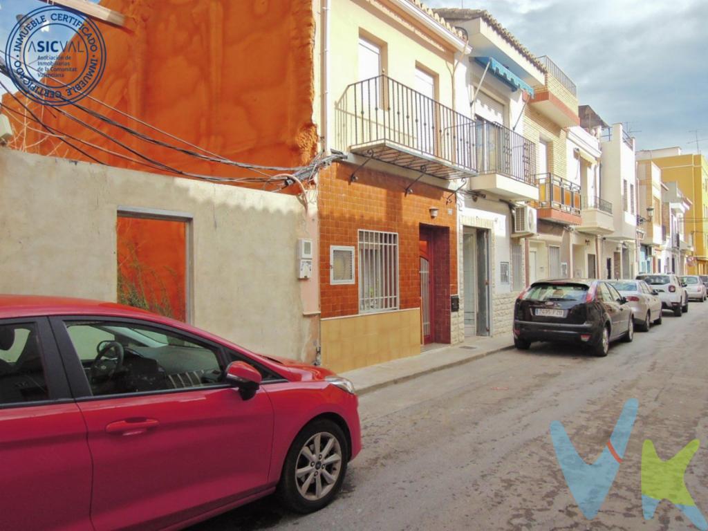 ¿Te gustaría hacerte una casa en el casco antiguo? Rodeado de casas típicas de pueblo, en zona de calles estrechas, tranquilas sin casi tráfico y sin negocios. A tres minutos andando del centro de Rafelbunyol y a siete de la parada del metro, linea 3, direcciï¿½n Valencia. Por normativa, tienes la posibilidad de edificar dos alturas y buhardilla. ¿A quien esperas? ven y visita el lugar en donde hacer realidad tu proyecto de vida. Los sueï¿½os se cumplen y nosotros te ayudamos en todo el proceso. El proyecto de derribo ya lo hemos hecho.. .Contamos con 30 aï¿½os de experiencia acreditada y nuestro objetivo es garantizarle un servicio de compra humano, ï¿½tico, de calidad, fï¿½cil y seguro..Somos Agentes de la Propiedad colegiados, CRS y AIR, acreditaciones que distinguen a los mejores profesionales del sector inmobiliario. Consulte en nuestras reseï¿½as de Google lo que opinan los clientes que ya han trabajado con nosotros...El precio NO incluye: Impuestos, gastos de Notarï¿½a, registro y honorarios de inmobiliaria...Nuestra inmobiliaria cuenta con encargo en EXCLUSIVA de esta propiedad. Por ello rogamos, por expreso deseo, que evite molestar y contactar con los propietarios. Nosotros estaremos encantados en ayudarle y atenderle en todo lo referente al inmueble. Si eres un compaï¿½ero inmobiliario estaremos encantados en colaborar con la seriedad y honestidad propia de un buen Agente