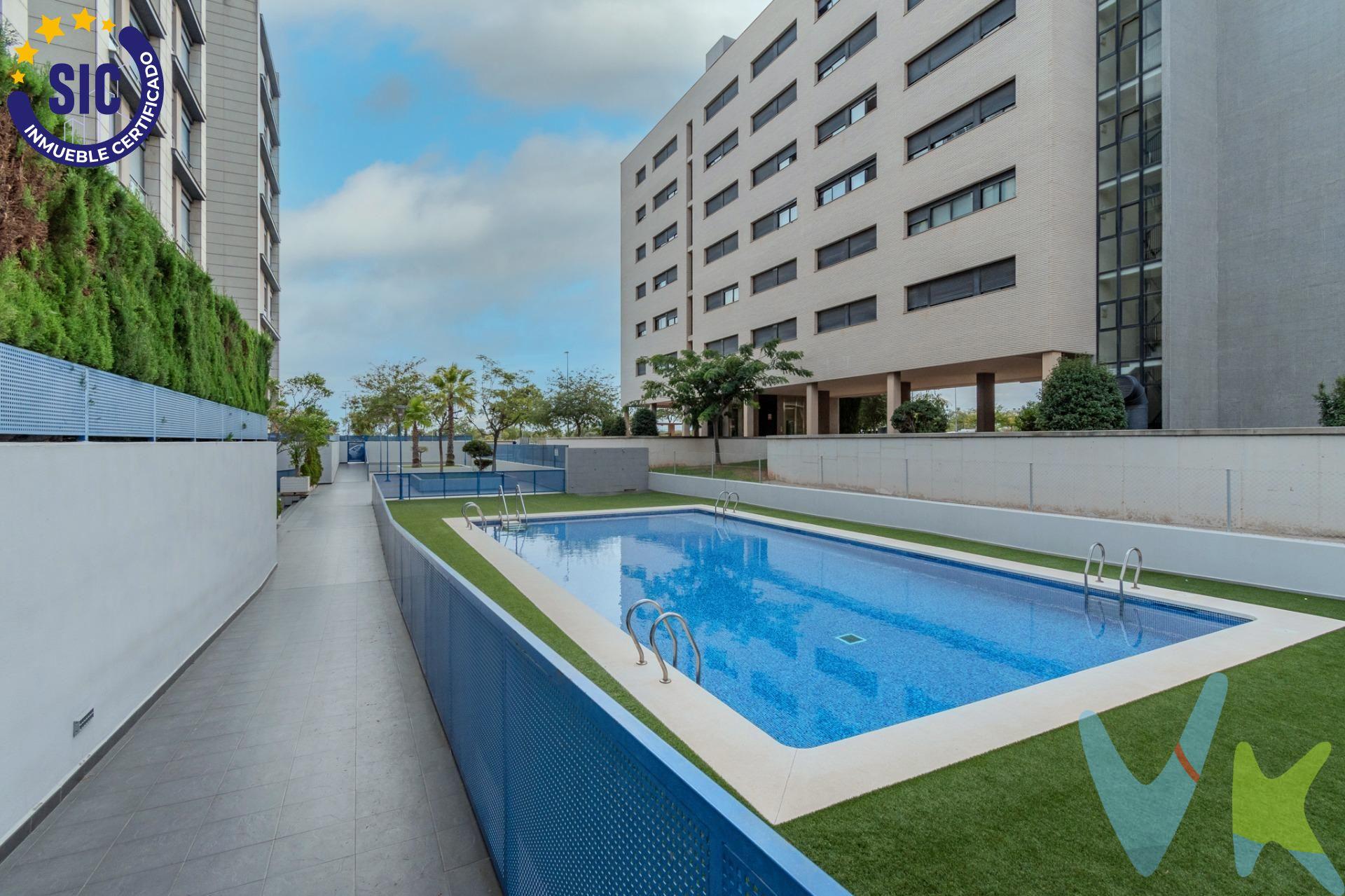 Descubre este excepcional piso ubicado en la codiciada zona de Parque Sensal, Castellón. . Con una superficie construida de 90 m² y útil de 76 m², esta propiedad se encuentra en perfecto estado y lista para entrar a vivir por solo €238000. Con una ditribución cuadrada, todo exterior y con dos amplias terrazas. La primera terraza conecta cómodamente desde el luminoso comedor y cocina donde comer y desayunar es todo un placer al alcance de muy pocos, la segunda con salida desde las dos habitaciones dobles, con armarios empotrados y la principal con baño todo ello con orientación este, ofreciendo vistas despejadas. Equipado con todas las comodidades modernas como parking privado y piscina dentro de la urbanización cerrada; también cuenta con puerta blindada para mayor seguridad. Además, está cerca de autobuses e instituciones educativas los cuales son un gran beneficio familiar . Espacios verdes ideales para practicar deporte y poder jugar con los mas pequeños, sin olvidar a nuestras mascotas donde poder expandirse lo tienen muy fácil. Pídenos una visita y empieza a soñar en tu próximo hogar.