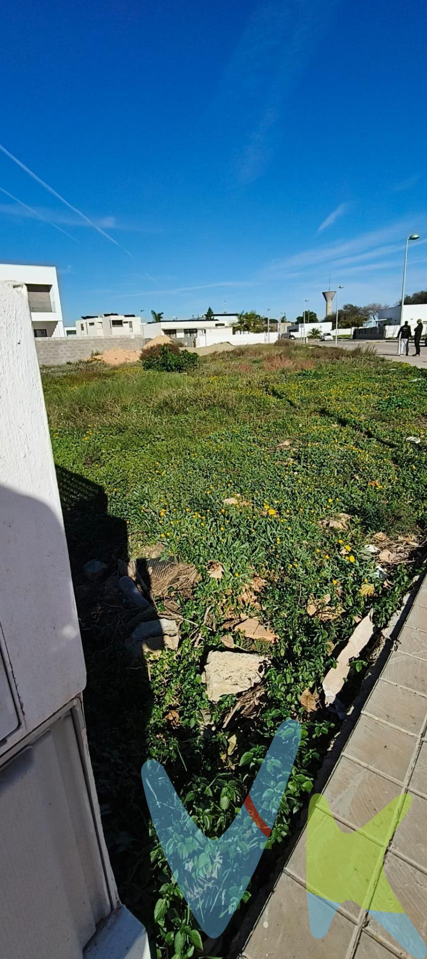 Se vende exclusiva parcela urbana de 463 m², ubicada en una de las áreas más modernas, tranquilas y de mayor proyección de la localidad. Su amplitud y ubicación privilegiada la convierten en el lugar ideal para construir la casa de tus sueños, con todas las comodidades y el entorno que imaginas. La parcela cuenta con calificación urbana, lo que permite edificar una vivienda amplia, moderna y con todas las prestaciones que desees. Perfecta para quienes buscan un espacio propio en un entorno residencial selecto, bien comunicado y con servicios cercanos. No dejes pasar la oportunidad de invertir en una zona en pleno crecimiento y con un gran valor añadido. Contáctanos para más información y para concertar una visita. *Nota: Agencia Registrada con el Nº 1018 en el Registro Obligatorio de Agentes Inmobiliarios de la Comunitat Valenciana. Puede consultar en la web de la GVA. La oferta está sujeta a cambios de precio o retirada del mercado sin previo aviso. En el precio de venta no están incluidos el impuesto del ITP, gastos de Notaría, los honorarios de agencia y los gastos de financiación, si la hubiese. Este anuncio no es vinculante, puede contener errores, se muestra a titulo informativo y no contractual*. *Por mandato expreso del propietario, comercializamos este inmueble en exclusiva, lo que le garantiza el acceso a toda la información, a un servicio de calidad, un trato fácil, sencillo y sin interferencias de terceros. Por este motivo, se ruega no molestar al propietario, a los ocupantes de la propiedad o a los vecinos. Muchas gracias por su comprensión. Si usted es agente inmobiliario y tiene un cliente para este inmueble, llámenos: estaremos encantados de colaborar. *. *Nuestro departamento financiero puede conseguir tu financiación. ¡ Consúltanos! *.