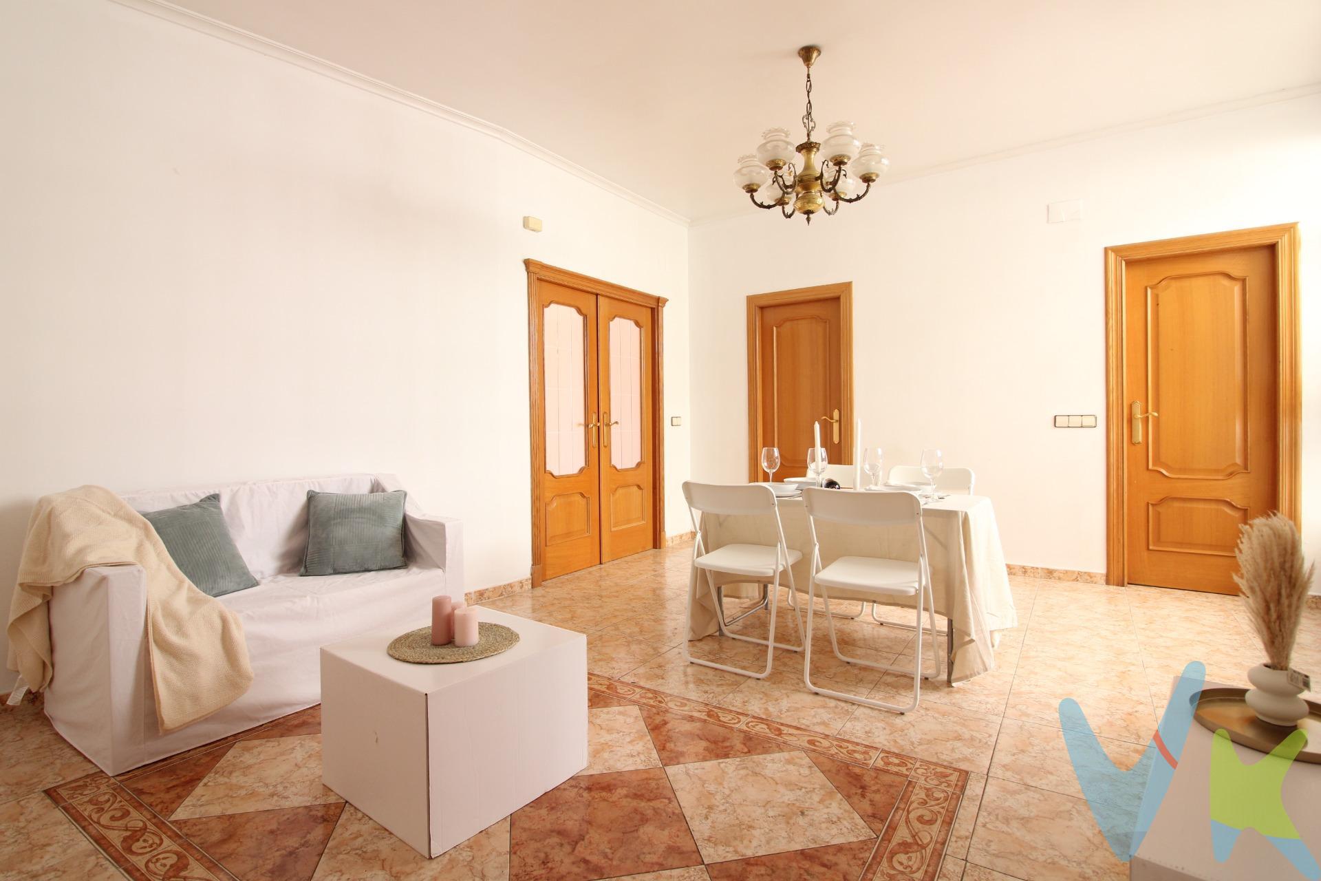 Vivienda unifamiliar adosada en el centro de Picassent, localidad situada 18km al sur de Valencia, en la comarca de l'Horta Sud. Cuenta con una población de 22.700 habitantes. En su proximidad podemos disponer de servicios como policía local, metro, centro de salud, mercado municipal, supermercados, tiendas de barrio, farmacias, colegios, zonas verdes.. La vivienda está construida con un diseño clásico y con materiales de primera calidad: Porcelanosa en baldosas y azulejos, Climalit en ventanas, aislante térmico en paredes exteriores y terrazas, paredes lisas, instalación eléctrica totalmente renovada.. La casa fue objeto de una reforma integral en el año 2002. La casa es muy luminosa al ser esquinera. Dispone de 2 ambientes diferenciados:. En planta baja encontramos la zona residencial que consta de 3 habitaciones, 1 baño, 1 aseo con ducha, amplia cocina, salón comedor y hall que junto al patio exterior permite ventilación cruzada. En la parte superior se encuentra la zona de ocio que consta de una terraza cubierta, un cuarto de invitados, una gran terraza descubierta y una barbacoa o paellero con todos los servicios para poder disfrutar con la familia y los amigos. . TOUR VIRTUAL ADJUNTO EN ESTE ANUNCIO.  .  Por mandato expreso del propietario, comercializamos este inmueble en exclusiva, lo que garantiza el acceso a toda la información, a un servicio de calidad, un trato fácil, sencillo y sin interferencias a terceros. Por este motivo, se ruega no molestar al propietario, a los ocupantes de la propiedad o a los vecinos. Muchas gracias por su comprensión. Si usted es agente inmobiliario y tiene un cliente para este inmueble, llámenos, estaremos encantados de colaborar.  .  En ningún caso los textos, fotografías, imágenes o cualquier otro contenido del presente anuncio tienen carácter contractual, siendo validos solo como mera información.  .  En el precio indicado en este anuncio no están incluidos los gastos propios de la compraventa, tales como impuestos aplicables y gastos de notaría, registro, gestoría, honorarios de la inmobiliaria (que son compartidos entre comprador y vendedor),ETC. 