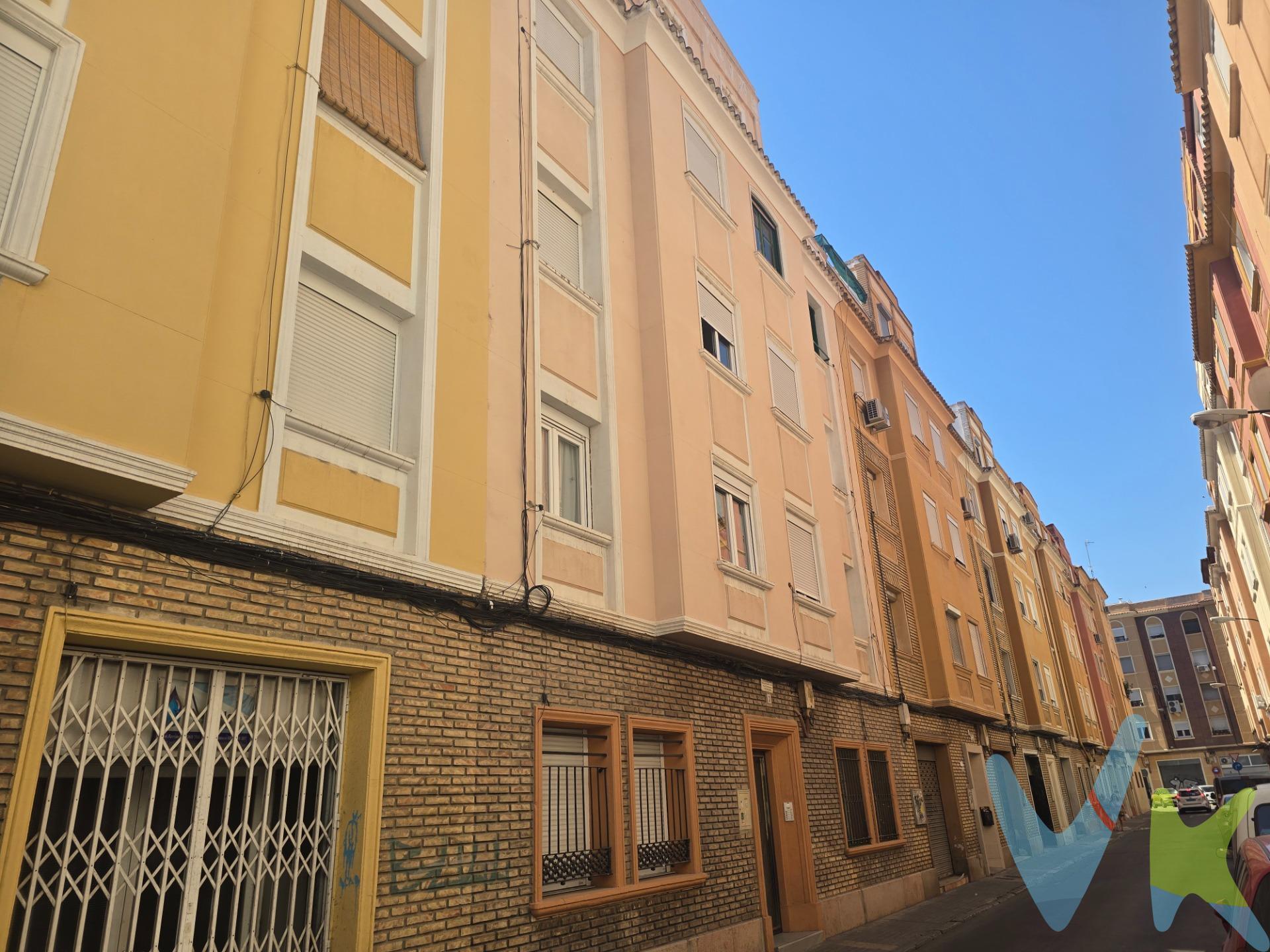 Oportunidad única para diseñar la vivienda de tus sueños en San José (Calle Mariano Adam).- Se vende vivienda de 61 m² útiles ubicada en una de las zonas más consolidadas y demandadas del barrio de San José. La propiedad se encuentra completamente preparada para una reforma integral, ofreciendo al comprador la posibilidad de distribuir y diseñar el espacio a su gusto desde cero. Situada en una tercera planta real, la finca dispone de hueco para la futura instalación de ascensor, aportando un importante valor añadido a la vivienda. Gracias a su orientación exterior y a su altura, disfruta de una excelente luminosidad natural durante gran parte del día. Actualmente el inmueble se encuentra diáfano tras los trabajos de derribo, permitiendo múltiples opciones de distribución. Originalmente contaba con tres dormitorios, salón, cocina independiente y baño. Además, dispone de una agradable terraza interior de aproximadamente 2 m². Su excelente ubicación, junto al Centro Comercial Alcampo Utrillas y rodeada de todos los servicios necesarios para el día a día (comercios, colegios, transporte público, zonas verdes y centros de salud), convierte esta vivienda en una magnífica opción tanto para residencia habitual como para inversión. Una oportunidad excepcional para crear un hogar totalmente personalizado en una ubicación estratégica de Zaragoza. No dejes de ver la visita virtual 360º donde podrás ver con todo detalle esta vivienda. Gastos e impuestos no incluidos. A título orientativo, en segundas transmisiones, el comprador abonará: Impuesto sobre Transmisiones Patrimoniales (ITP), tipo general en Aragón al 8% (*). Base de cálculo: mayor valor entre precio de compraventa o valor de referencia catastral. Gastos de Notaría y Registro: Aranceles variables según precio, número de copias y complejidad; cálculo según tarifas normativas. Si se precisa hipoteca: Tasación, condiciones y costes bancarios según entidad elegida por el comprador; así como gastos de gestoría y cualesquiera otros inherentes a la compraventa. No se incluyen otros gastos o tributos que puedan por Ley corresponder al comprador. Operación sujeta a doble mediación. Existen honorarios a cargo del comprador, salvo pacto en contrario, no incluidos en PVP. El consumidor conforme a la normativa vigente podrá solicitar información y documentación adicional relativa al inmueble, sus características, condiciones de la operación y del servicio de mediación en la oficina y/o a través de nuestro teléfono de contacto o mail. La agencia actúa exclusivamente como intermediaria en la compraventa, cuyas condiciones, en todo caso, estarán sujetas a la aceptación expresa del vendedor del inmueble y posterior formalización del contrato. La información suministrada se corresponde con la disponible a la fecha de publicación, pudiendo variar en función de las circunstancias o actualizaciones legales, contractuales y fiscales. Anuncio de carácter meramente informativo. Para una información exhaustiva sobre el funcionamiento, tipos impositivos y bonificaciones del ITP en Aragón, puede consultar el portal oficial de la Agencia Tributaria Autonómica. Tarifas notariales y registrales reguladas en el Anexo I del Real Decreto 1426/1989 y Anexo I del Real Decreto 1427/1989, respectivamente. Anuncio no vinculante, puede contener errores.					. 					. 					. 					. 					. 