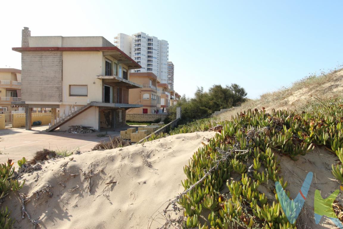 Presentamos una vivienda verdaderamente única: un chalet independiente diseñado para disfrutar del mar y la naturaleza en un entorno exclusivo.En la planta baja, de 61 m², encontramos un espacio diáfano habilitado como porche y un patio recibidor con aseo, que da acceso a la primera planta mediante un ascensor de cuatro plazas o una escalera exterior adosada.La primera planta destaca por su luminosidad. Dispone de un amplio salón-comedor, cocina independiente tipo office, un baño completo y una habitación auxiliar. Todas las estancias son exteriores y se abren a una terraza perimetral de 45 m², ideal para disfrutar de la brisa y las vistas en cualquier momento del día.La segunda planta, concebida como zona de descanso, ofrece cinco dormitorios y un baño completo. Tres de las habitaciones tienen acceso directo a una terraza de 22 m² orientada al este, perfecta para contemplar los amaneceres sobre el mar.En la cubierta, el hogar culmina con un solárium-mirador de 34 m², desde donde se aprecian unas vistas incomparables del Mediterráneo.Pero el verdadero privilegio de esta vivienda no está solo en su diseño. Desde ella se accede directamente a una playa natural, con dunas y vegetación autóctona, que se abren a arenas blancas y aguas cristalinas. Un lugar donde cada amanecer es un espectáculo y las noches se disfrutan con la brisa del levante en sus terrazas.La parcela, de amplias dimensiones, alberga una zona deportiva de 223 m² y ofrece múltiples posibilidades para diseñar un jardín mediterráneo a medida, un espacio donde la vida florece en cada rincón.Un entorno único que combina exclusividad, naturaleza y confort. No dejes escapar esta oportunidad. Aquí no tienes que imaginar: lo tienes todo en un mismo lugar, tu hogar. https://youtu.be/l_0WCBwMO1w?si=NeWaugL7wr9r59CP  ten una visión de todo a vista de pájaro en un día de otoño, imagina en en plena primavera o verano. Información importante:Este finca no invade el espacio marítimo  terrestre, al contrario de otras edificaciones en zona y colindantes, ajustándose escrupulosamente a la Ley de Costas y mantiene las servidumbres de protección como de transito acordes a su ubicación. Tenemos a su disposición certificado de Dirección General de la Costa y el Mar  Demarcación de Costas en València de fecha 14 de octubre de 2025 que lo acredita.Confianza y seguridad jurídicaEste inmueble está certificado por el Servicio de Inmuebles Certificados lo que supone que cumple escrupulosamente todas las normativas legales para su promoción y venta, Esta certificación esta garantida por profesionales acreditados en el registro oficial y obligatorio de agentes de intermediación inmobiliaria de la Comunitat Valenciana - RAICV 0008 ( https://sforms.gva.es/ws_sforms_cliente/servlet/Principal/obtenerDocumentoSForms?id_doc_sforms=62954&formato_doc=HTML&xml_parametros=%3CPARAMETROS%3E%3CSF_SIS_ICP%3E1%3C%2FSF_SIS_ICP%3E%3CPARAMEXPE%3E46,190%3C%2FPARAMEXPE%3E%0A%3C%2FPARAMETROS%3E )              La promoción y venta es realizada bajo mandato de exclusiva compartida o multi-exclusiva del SIC de ASICVAL     El precio publicitado es el PVP o importe de Escrituración Pública de la Compraventa. Deben saber que toda compraventa tiene asociados unos gastos que se  deberán sumarse al importe indicado  como PVP o Escrituración que dará como resultado el Valor de Adquisición ( Valor de Adquisición es la suma del PVP o de Escrituración más todos los gastos asociados a la compraventa ) Estos gastos son los siguiente;  el Impuesto de Transmisiones Patrimoniales que  por regla general es un 10% del valor de la compraventa, aunque dicho importe puede ser menor dependiendo de sus circunstancias personales ( ver https://hisenda.gva.es/va/web/tributos/beneficis-fiscals-2025 ) , notaria, registro, tramitación con un costo orientativo en una compraventa de 150.000,00EUR del 1,5% ( 2.250,00EUR ) así  los honorarios de mediación,  gestión y tramitación profesional de la compraventa que serán del 3% del importe del PVP o importe de Escrituración de la Compraventa. Su agente de compra, si la propiedad resulta de su interés, y atendiendo a su situación personal  como  económica, podrá concretarle importe exacto de Impuestos como de la provisión de fondos