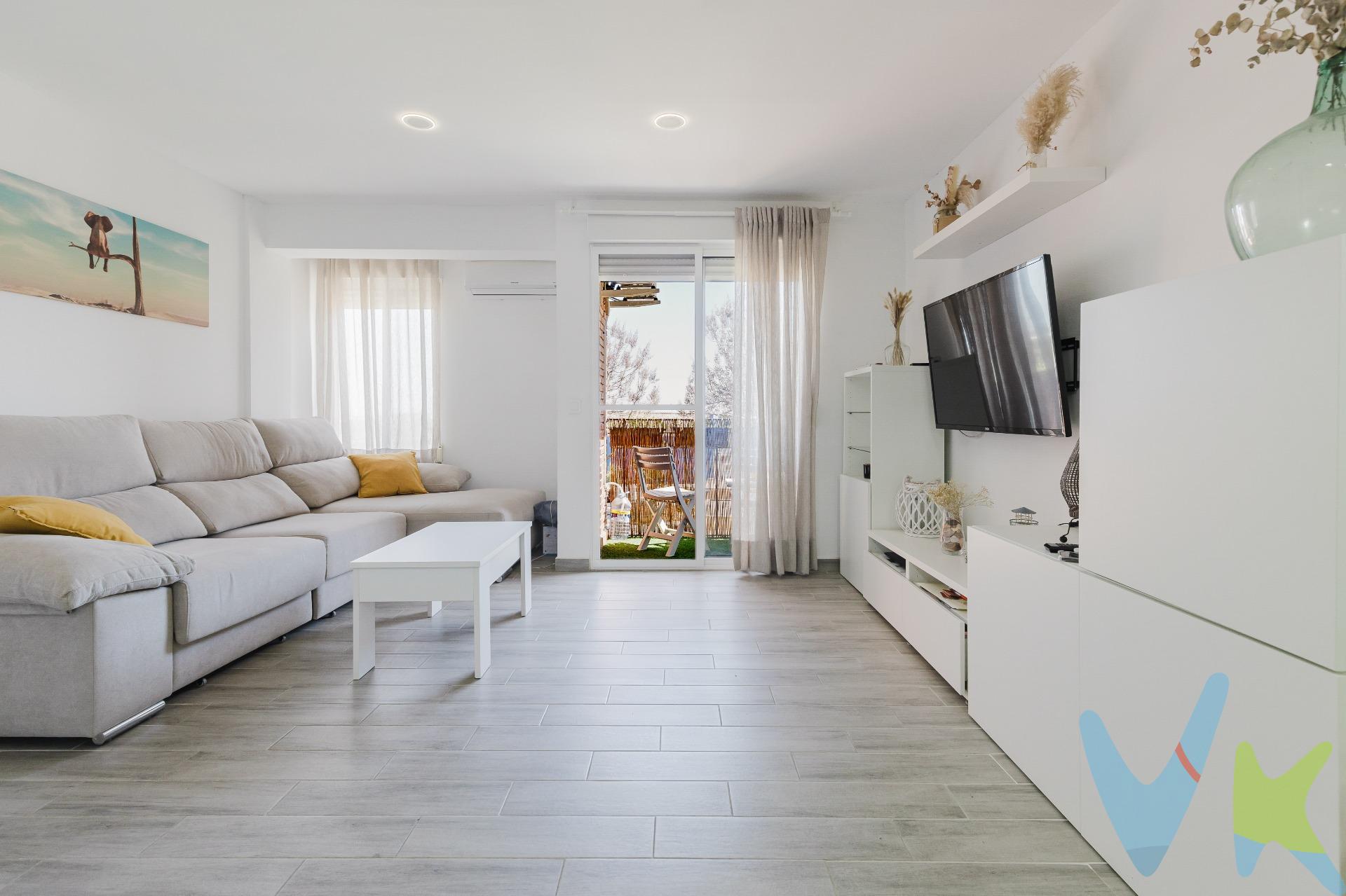 Piso completamente reformado hace menos de 5 años en Burjassot en una segunda planta SIN ASCENSOR. Cuenta con 84m2, ubicado a tan solo 5 minutos de Valencia y rodeado de todos los servicios necesarios para el día a día. Una vivienda lista para entrar a vivir que combina diseño actual, luminosidad y una distribución muy cómoda. Ideal para quienes buscan su primera vivienda o vivir en una zona muy bien conectada de la ciudad. . La vivienda nos recibe con un amplio y luminoso salón-comedor con cocina americana, un espacio abierto que aporta amplitud y comodidad. La cocina destaca por su diseño moderno, con mobiliario en tonos blancos y amarillo mostaza, amplia encimera, gran capacidad de almacenaje y electrodomésticos integrados. Desde el salón accedemos a una pequeña terraza con sol directo y vistas despejadas. Siguiendo por el pasillo, encontramos un armario de almacenaje y despensa, un valor añadido que facilita mantener la vivienda organizada. La vivienda cuenta con un baño amplio de diseño moderno y materiales actuales, además de una espaciosa habitación principal, luminosa y orientada al patio de luces amplio y tranquilo que garantiza descanso y privacidad. Completa la vivienda una segunda habitación individual, larga y con buen espacio, ideal como un segundo dormitorio, despacho o habitación infantil. . El piso destaca por su excelente orientación este que aporta luz natural durante todo el día, creando un ambiente cálido y acogedor. La reforma realizada incorporó materiales actuales y soluciones pensadas para el confort. Dispone de aire acondicionado, termo eléctrico, carpintería interior y exterior en perfecto estado, además de una distribución muy funcional que aprovecha al máximo cada metro de la vivienda. . Ubicada en una zona muy tranquila y bien conectada de Burjassot, con excelente comunicación tanto en transporte público como en vehículo. A solo 5 minutos andando se encuentra la estación de metro de Empalme, una de las principales paradas, con varías líneas de metro y tranvía que conectan rápidamente con Valencia. Además, tiene acceso directo a la Ronda Nord, facilitando la movilidad hacía cualquier punto de la ciudad y alrededores. Encontramos todo tipo de servicios y comodidades a unos pasos, como el Centro Comercial Albán y el Centro Comercial Ademuz, con supermercados, restauración ocio y comercios. La zona también cuenta con colegios públicos y colegio bilingüe a solo 2 minutos, además de universidades muy próximas. Otro de sus puntos fuertes es la facilidad de aparcamiento y la cercanía a la huerta de Burjassot, un entorno ideal para pasear, practicar, deporte o disfrutar de espacios abiertos. . Si buscas una vivienda luminosa, reformada y con buena ubicación estratégica cerca de Valencia, esta puede ser tu oportunidad. Contacta conmigo para más información o concertar una visita. Estaré encantada de enseñártela. 