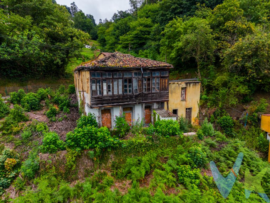 Encantadora casa independiente ubicada en el corazón de Sama, totalmente para reformar, un lienzo en blanco. un lugar que combina tranquilidad con todas las comodidades urbanas a tan solo unos pasos. Esta vivienda, construida en 1930, carácter único que cautivará a cualquier amante de lo clásico y lo rural.Dos plantas una 108 metros cuadrados y otra de 100 metros cuadrados construidos garantizan que hay suficiente espacio para personalizar y adaptar a sus necesidades personales. La amplitud la convierte en una opción ideal para familias o personas que simplemente disfrutan de espacios generosos.Las facilidades de transporte son excepcionales. A 5 minutos del centro, supermercados, centro de día.Estar cerca de servicios de tren y autobús proporciona una conectividad inigualable, perfecta para quienes necesitan moverse fácilmente. Ya sea que trabaje en la ciudad o simplemente desee explorar el entorno, los desplazamientos serán rápidos y sencillos.Si hay algo que destaca en esta vivienda, es su potencial. A pesar de llevar años de pie, su estructura robusta ofrece infinitas posibilidades de renovación y modernización para adaptarse al estilo de vida contemporáneo. Imagina desarrollar tu proyecto personal, reuniendo lo mejor de dos épocas en un solo lugar.La zona en la que se encuentra cuenta con todos los servicios esenciales a mano. Desde locales comerciales, escuelas, hasta instalaciones de salud, todo lo que pueda necesitar está a pocos minutos de distancia. Esto añade una capa adicional de conveniencia, eliminando largas y tediosas distancias a la hora de satisfacer sus necesidades diarias.Ubicar una propiedad como esta, que conjuga historia, ubicación y potencial de renovación, es una oportunidad única. Aquellos interesados en una vida tranquila pero conectada, en un hogar que es tanto un refugio como una oportunidad de expresión personal, encontrarán un lugar perfecto aquí.Vivir en Sama ofrece lo mejor de ambos mundos: una vida apacible en una comunidad histórica con todas las ventajas modernas de una ubicación céntrica. No deje pasar la oportunidad de visitar esta maravillosa casa. Confiamos en que con un recorrido, se enamorará perdidamente de lo que puede convertirse en su próximo hogar.Para concertar una visita o para más información, no dude en ponerse en contacto. La casa de sus sueños está más cerca de lo que piensa. Visítela y deje que le cautive como lo ha hecho con quienes hemos tenido el privilegio de recorrerla. Esta es una oportunidad que no querrá dejar escapar; una joya en el corazón de Sama la espera ansiosa.El precio de venta no incluye los gastos e impuestos derivados de la operación. Corresponden al comprador el pago del Impuesto sobre Transmisiones Patrimoniales (ITP), calculado sobre el valor más alto entre el precio de venta y el valor de referencia catastral, así como los honorarios de notaría y registro según aranceles oficiales, teniendo el comprador libertad para elegir notario. Para consultar los porcentajes del ITP en Asturias puede hacerlo a través de la web oficial de servicios tributarios del Principado de Asturias https://sede.tributasenasturias.es/sites/sede/default/es_ES/Que-quiereshacer/Transmisiones-Patrimoniales-y-AJD. Asimismo, el comprador asumirá los gastos de tasación y costes bancarios si precisa hipoteca. Por su parte, el vendedor asumirá el pago de la plusvalía municipal y los honorarios de intermediación. Este anuncio es meramente informativo y los interesados tienen derecho a solicitar la documentación adicional del inmueble conforme a la normativa vigente.  