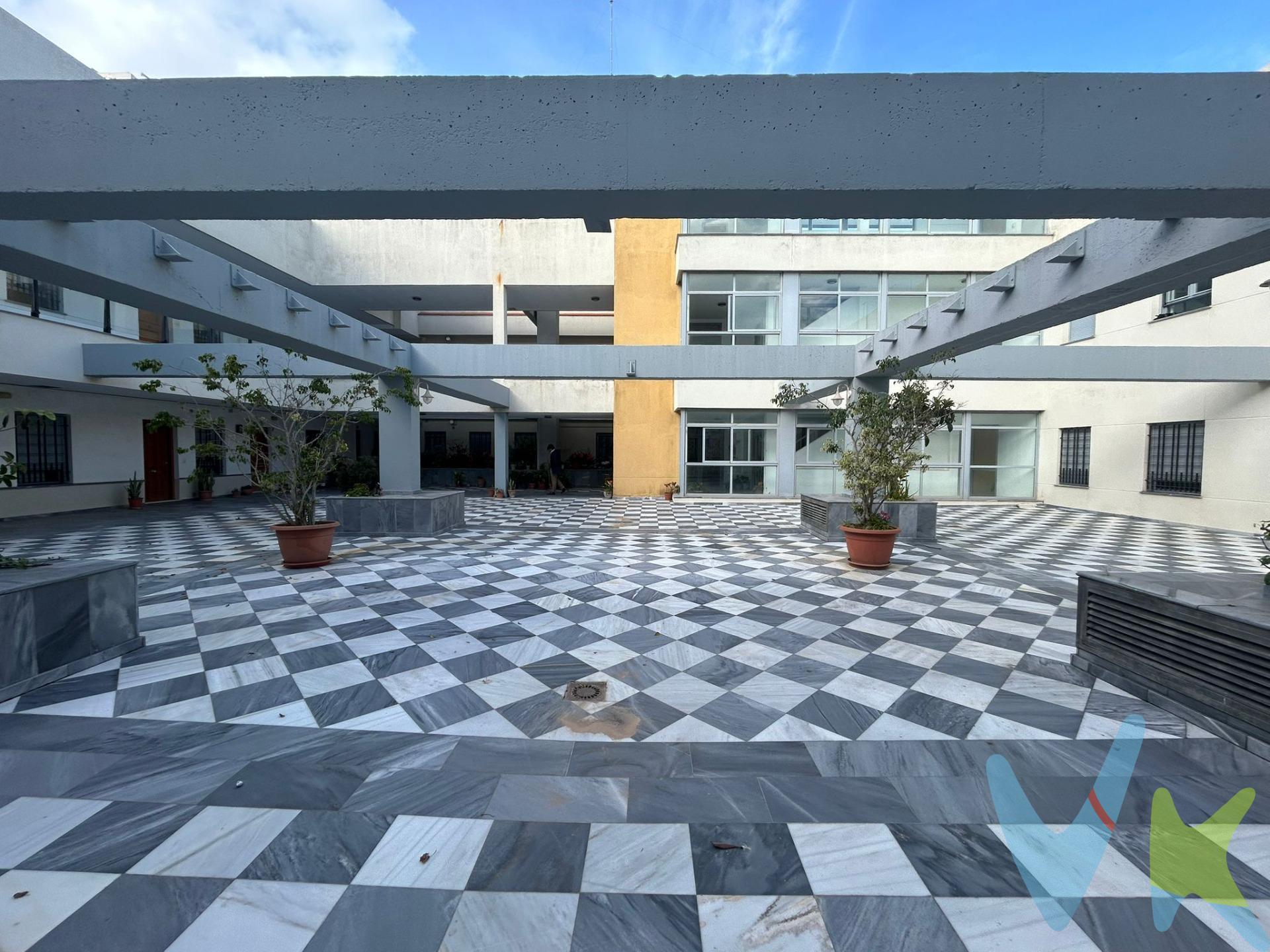 Vivir en pleno centro de Cádiz con todas las comodidades de un edificio moderno es un auténtico privilegio, y esta vivienda lo hace posible. Ubicada a escasos pasos del Mercado de Abastos, en un edificio del año 2003, esta propiedad combina ubicación, tranquilidad y funcionalidad, algo muy atrayente en el casco histórico. El edificio dispone de ascensor y salvaescaleras en la entrada, facilitando el acceso a personas con movilidad reducida. Situada en segunda planta, la vivienda destaca por su gran tranquilidad, ya que ventila hacia un espectacular patio comunitario de amplias dimensiones, muy luminoso y cuidadosamente mantenido, que aporta una agradable sensación de espacio y calma. La distribución de la vivienda es cómoda y funcional, ofrececiendo;. * Un salón amplio y acogedor. * Cocina independiente, amueblada y equipada. No tendrás que mezclar olores con las otras estancias de la casa. * Dormitorio individual con armario empotrado, con ventana que ventila a amplio patio comunitario. * Cuarto de baño completo. * Dormitorio principal con vestidor y cuarto de baño en suite. La vivienda se encuentra en perfecto estado de conservación, lista para entrar a vivir sin necesidad de reformas, más que llenarla de estilo y vida. Para ser aún más puntera, la propiedad incluye en el precio una amplia plaza de garaje en el mismo edificio, algo especialmente difícil de encontrar en esta zona, que revaloriza y aporta una enorme comodidad en el día a día. Ubicación céntrica:. Situada en una de las zonas con más vida del casco histórico, rodeada de comercios, gastronomía y servicios, y a pocos minutos caminando de las principales plazas y playas de la ciudad. ✨ Una vivienda ideal para quienes buscan comodidad, tranquilidad y una ubicación privilegiada en el centro de Cádiz. Por mandato expreso del propietario, comercializamos este inmueble en exclusiva, lo que le garantiza el acceso a toda la información, a un servicio de calidad, un trato fácil, sencillo y sin interferencias de terceros. Por este motivo, se ruega no molestar al propietario, a los ocupantes de la propiedad o a los vecinos. Muchas gracias por su comprensión. En cumplimiento del Decreto de la Junta de Andalucía 218/2005 de 11 de octubre y de la ley 10/2025, de 26 de Diciembre, se informa al cliente que los gastos notariales, registrales, ITP, honorarios de intermediación y/o financieros y otros gastos inherentes a la compraventa no están incluidos en el precio. El consumidor tiene, conforme a la normativa vigente, a su disposición información y documentación adicional relativa al inmueble y condiciones de la compraventa, que podrá ser consultada en las sedes físicas de la Agencia y le serán debidamente informados en nuestras oficinas. Estaremos encantados de asesorarle y calcular con usted los gastos inherentes a la compraventa teniendo en cuenta sus circunstancias personales. . 
