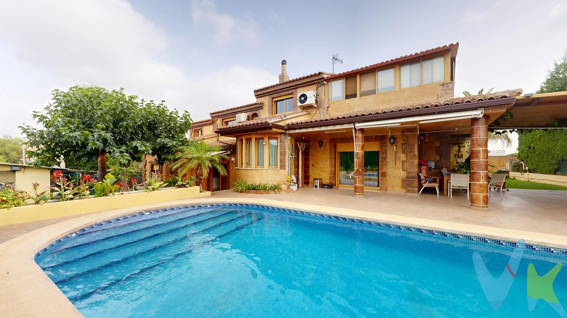 
Chalet de carácter único con fachada  que destaca la solidez de su diseño señorial.

!!!!Bienvenido a tu nuevo hogar !!!Este imponente chalet independiente, con piscina, ubicado en una de las urbanizaciones más consolidadas de Montserrat. Tiene superficie de 288 m² construidos aproximados se ubica sobre una fantástica parcela urbana de 647 m². 

La propiedad destaca por su excelente estado de conservación, su luminosidad y unos acabados de alta calidad pensados para el máximo confort. La fachada principal tiene dos accesos independientes, puerta principal que te lleva a  la área de las estancias principales  de la vivienda. La puerta secundaria, nos conduce a la planta baja, donde encontramos una amplia cocina  con zona de almacenaje, destacar su enorme chimenea para deleitar esas comidas, cenas y disfrutar  de los buenos momentos junto a tus familiares y amigos. Esta estancia tiene una salida directa a la terraza porchada y zona de piscina, con un práctico aseo independiente en el exterior, no teniendo que acceder por el interior de la zona principal.

Desde la entrada principal, en planta primera (dia y confort)a través de un espacioso recibidor accedemos a un amplio y acogedor salón comedor con amplios ventanales de aluminio en color madera acorde con los tonos de la fachada. En la misma planta tenemos una amplia y equipada cocina con una espaciosa rinconera. Ambas estancias tienen salida directa a la terraza y la zona de jardín y piscina.
En segunda planta (noche y descanso), accedemos a través de la escalera a esta planta que dispone de 4 dormitorios dobles con gran capacidad de armarios empotrados y suelos de parquet.  Destacar la suite,  por su gran amplitud, baño privado y una zona anexa tipo vestidor. En la misma planta subiendo las escaleras, existe un baño con ducha que da servicio al resto de las habitaciones.
Garaje de gran tamaño, para 2 vehículos y con acceso al interior de la vivienda,  para una mayor comodidad.
En el exterior por la entrada al garaje existe en el lateral una zona con porche. Paseando iremos hacia un pequeño huerto y bordeando llegaremos a un pequeño trastero de almacenaje llegando a la amplia terraza junto a la piscina y disfrutar de su zona verde con árboles y palmeras.

Confort:
Puertas de entrada acorazadas.
Esta propiedad dispone de ventanas oscilobatientes de aluminio color madera- motorizadas y con mosquiteras.
Acristalamiento 4+4 con (cámara de 5 )y rotura de puente térmico.
A/A por splits en habitaciones.
Calefacción central por depósito de gasoil de 1500 litros
Deposito de agua en el exterior del jardín con una capacidad de 3500 litros
Todas las puertas de acceso a esta propiedad desde el exterior son motorizadas, inclusive la de acceso al propio garaje. Lo que nos da un mayor confort y comodidad en tu dia a dia.
Piscina de gresite con escaleras romanas y depuradora con un tamaño de 10 x 4,50.
Ducha en la zona de piscina.
Aseo exterior.

A 30 minutos de Valencia y del aeropuerto.
Transporte público a la entrada de la Urbanización.
Menos de 3km de localidad más cercana.

Por mandato expreso del propietario, comercializamos este inmueble en exclusiva, lo que garantiza un servicio profesional, trato directo y sin interferencias de terceros. Por este motivo, rogamos no molestar al propietario, ocupantes, vecinos o personal de la urbanización. Gracias por su comprensión.
La oferta está sujeta a posibles cambios de precio o retirada sin previo aviso. La información proporcionada es orientativa y no contractual. Las medidas, superficies y planos son aproximados. El precio no incluye honorarios de intermediación, impuestos (IVA, ITP, AJD), plusvalía, notaría ni registro.
