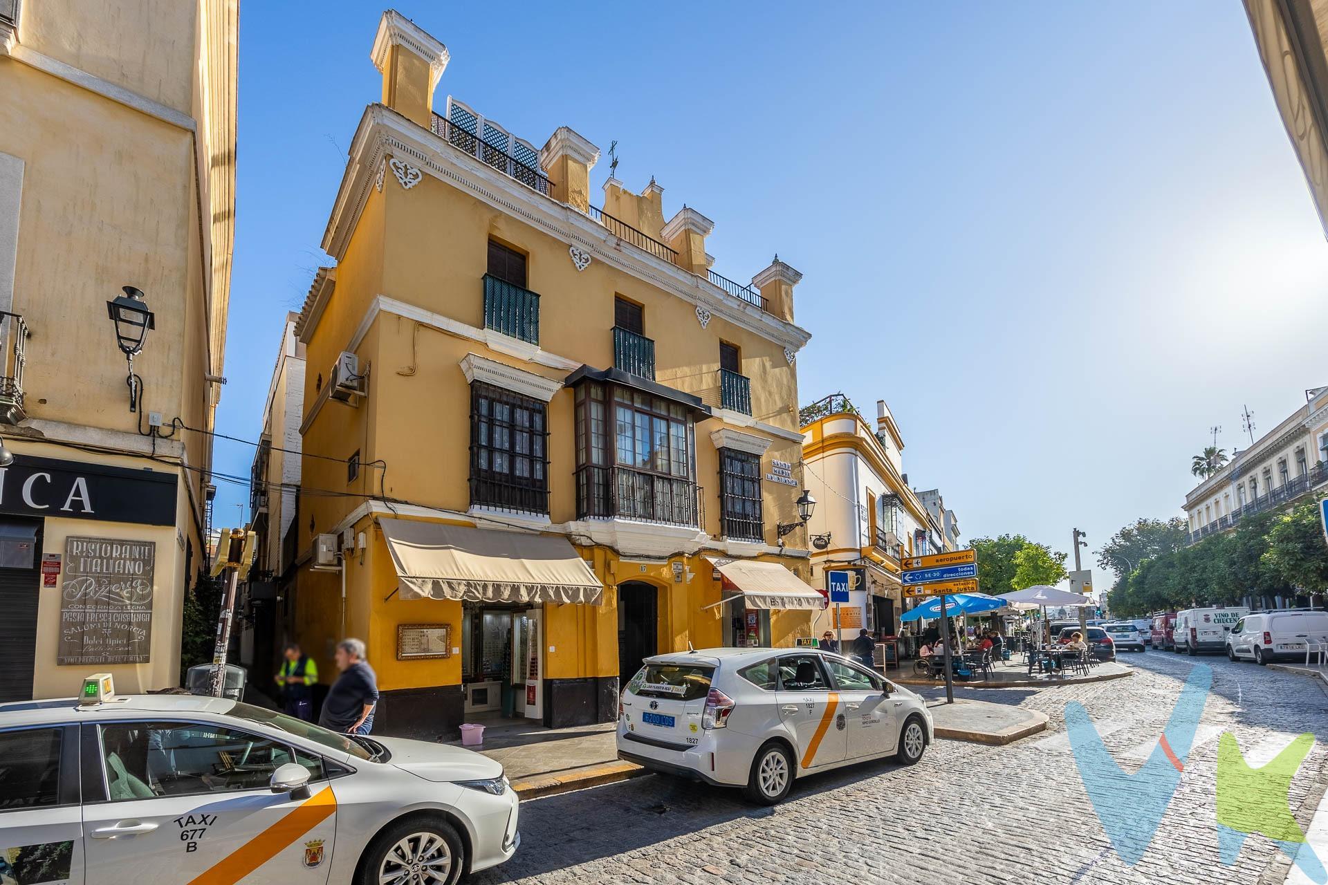 Esta es una de las casas más singulares de Sevilla. Está situada en el nº 17 de la calle Santa María la Blanca, junto a la antigua Puerta de la Carne, y hace esquina con la calle Cano y Cueto y con el callejón de los Canarios. Su enclave es emblemático, en la confluencia de los dos barrios más turísticos de Sevilla, el de Santa Cruz y el de La Judería. La casa tiene una amplia y bonita fachada, con entrada central y dos pequeños locales comerciales a los lados, cuatro ventanales con cierro en planta primera, cinco ventanales con balcón en planta segunda y cuatro pilastras con remate cerámico que dan soporte a la barandilla de hierro de la espléndida terraza situada en la tercera planta, desde la que se accede al singularísimo mirador "de sillón". La distribución por plantas es la siguiente:. En planta baja, zaguán con portón de entrada y cancela antigua de hierro forjado sin remaches: patio con montera, aseo con ducha, cocina con salita y despensa bajo escalera. En planta primera, salón, salita contigua y dormitorio con vestidor (actualmente despacho). Esta planta no tiene cuarto de baño. En planta segunda, tres habitaciones contiguas, cuarto de armarios y cuarto de baño. En planta tercera, castillete con pequeño taller, amplia terraza solarium, lavadero y trastero. Desde el taller se accede al mirador de silla en un nivel superior, desde el que se pueden disfrutar de excelentes vistas. Muros anchos, suelos hidráulicos, techos altos. La instalación eléctrica y de fontanería se reformaron en 2019. Los dos locales comerciales, estanco y joyería, pertenecen a la casa y están actualmente arrendados. Historia. La casa perteneció al Hospital de los santos Cosme y Damián, y existe constancia de la existencia de dicho edificio en 1.503, año en que dicho Hospital dió en censo la casa a Don Diego Alfonso (Archivo Histórico Provincial de Sevilla). Como excepción al modelo de mirador clásico de las casas sevillanas, hay que destacar la presencia de tres miradores "de sillón", labrados a comienzos del siglo XIX, en las calles Cano y Cueto, San Isidoro y Castelar, tres piezas arquitectónicas únicas en Sevilla. Se llaman "de sillón" por su forma, en cuyo aparente respaldar se aloja la escalera, mientras en la otra mitad se aloja una especie de balcón, dajando ver solamente un lado del horizonte. Este mirador de la calle Cano y Cueto, al sobrepasar en altura a la muralla de la Puerta de la Carne, permitía divisar las huertas próximas y el matadero, de donde llegaban a la ciudad las necesarias provisiones. Su descripción arquitectónica es la siguiente: Su cuerpo es de planta cuadrangular, que emerge de la cubierta del edificio y aloja la caja de la escalera. Su espaldar está rematado por un frontón mixtilineo que acaba en veleta, y sus brazos tienen forma de roleos, que mueren en las pilastras delanteras. Cierra el resto del conjunto una artística baranda de hierro. La parte trasera está cubierta y resguardada de la lluvia. Su decoración es barroca. Presenta las impostas y coronamientos de los pilares arquitrabados, prodiga los pinjantes dieciochescos y alterna la cubierta plana con la de tejas. El espaldar se caracteriza por la linea sinuosa en que acaba, teniendo en su parte más alta una artística veleta de hierro forjado. En dicha veleta se pueden apreciar los agujeros producidos por los disparos de los soldados desde un cuartel cercano, en plena Guerra Civil Española. La construcción del mirador sobre la casa ya existente data finales del siglo XVIII o principios del XIX. Al no existir testimonio gráfico de la Puerta de la Carne y sus alrededores en 1.577, fecha de la terminación de dicha Puerta, no es posible situarla en esa fecha. Sin embargo podemos identificar su construcción en el apunte realizado por Richard Ford, que Sancho Corbacho data entre los años 1.830 y 1.832. (Fuente: El mirador de la calle Cano y Cueto de Sevilla. Joaquín González Moreno. Archivo Hispalense, nº 253.). Informamos a nuestros clientes que el precio de venta no incluye lo siguiente: honorarios de agencia, impuestos (el Impuesto de Transmisiones Patrimoniales, I. V. A. o A. J. D. , en su caso), otros gastos de la compraventa (gastos de registro de la Propiedad, Notaría, gestoría ni de posible financiación). Documento D. I. A. a disposición del consumidor según Decreto 218/2005 Junta de Andalucía.