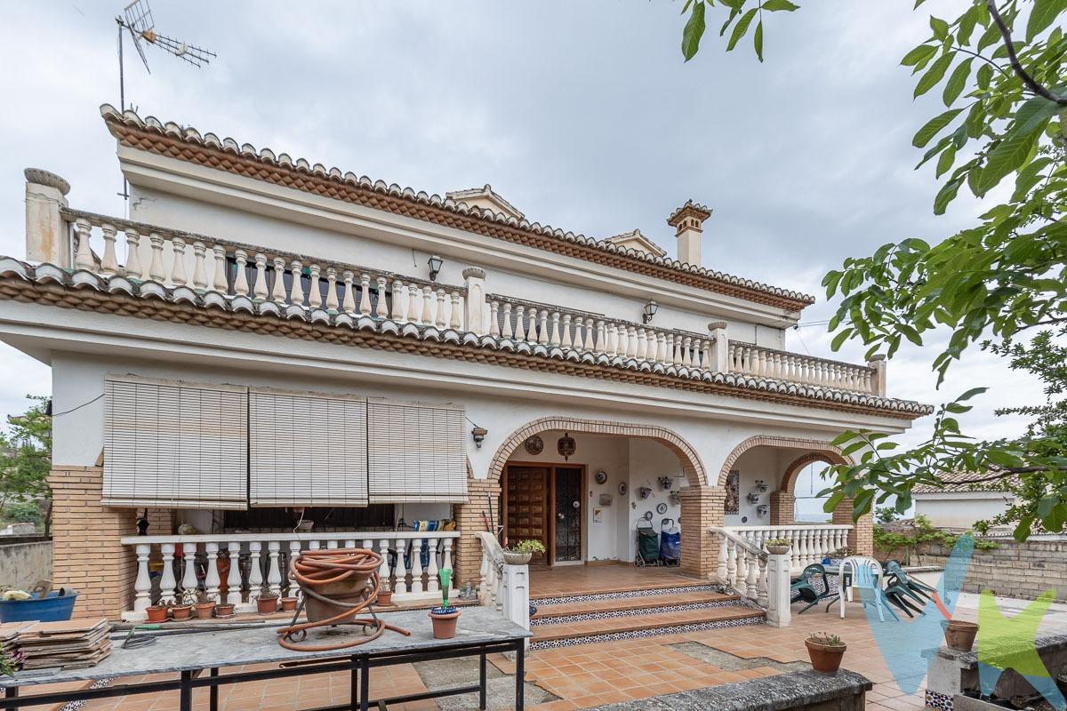 Chalet independiente con 2.000 m² de parcela y gran potencial en Colinas Bermejas. Hay propiedades que destacan por sus metros, otras por su ubicación y otras por las posibilidades que ofrecen, ésta reúne todo ello. Ponemos a la venta este chalet independiente de más de 600 m² construidos sobre una magnífica parcela de 2.000 m², situado en una de las zonas residenciales más tranquilas y demandadas del entorno de Granada, a solo 10 minutos de la capital. La vivienda sorprende por su amplitud, su excelente orientación y la luz natural presente en toda la casa. Su pieza principal es un impresionante salón de doble altura con chimenea, una estancia elegante y de grandes dimensiones, con salida directa a una espectacular terraza con vistas abiertas hacia Granada y el entorno natural. En planta principal encontramos además una gran cocina independiente, un amplio dormitorio y baño completo. La primera planta alberga cuatro dormitorios dobles, dos baños, uno en suite, y varias terrazas privadas con preciosas vistas despejadas. En la planta superior, una gran buhardilla multiusos con terraza propia aporta un espacio ideal como despacho, estudio, zona de ocio o dormitorio adicional. En el exterior, la parcela ofrece amplias zonas ajardinadas, privacidad y espacio más que suficiente para proyectar piscina y crear una zona exterior excepcional. La propiedad cuenta además con:. Garaje con capacidad para varios vehículos. Bodega. Calefacción por gasoil. Materiales de gran calidad, incluyendo mármol italiano. Muchísimo potencial para actualizar y convertirla en una vivienda espectacular. Una casa con carácter, grandes dimensiones y una ubicación fantástica, ideal para quien busca una propiedad especial con posibilidades de revalorización. Precio difícilmente inigualable para una propiedad de estas dimensiones, parcela, ubicación y potencial. !Haz de esta maravilla tu próximo hogar!. Ref. N376. * El PVP indicado no incluye impuestos ni gastos de Escritura. * Honorarios agencia no incluidos. * Las superficies expresadas en esta página tienen carácter descriptivo y son aproximadas. * Los precios pueden ser susceptibles de modificación sin previo aviso. * Esta vivienda se vende sin muebles.