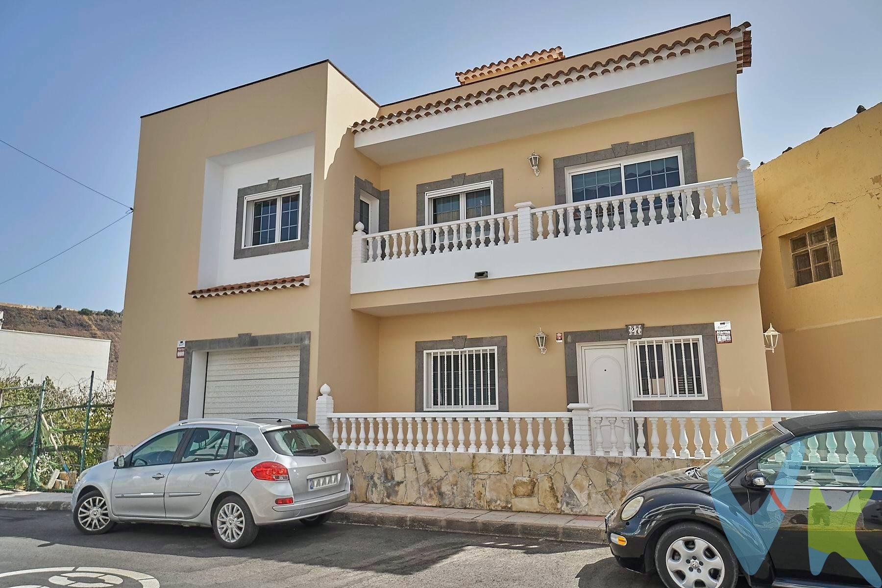 ¡Gran oportunidad en La Aldea de San Nicolás!. Que no te confundan, La Aldea ya no está tan lejos. Con la nueva autopista en funcionamiento en varios tramos entre Agaete y La Aldea, el trayecto desde Las Palmas se ha reducido a solo 1 hora, y será aún más rápido cuando finalicen los túneles y puentes en construcción. Este municipio vive un momento único, con proyectos en marcha que impulsarán su valor y atractivo: el corredor verde que unirá el pueblo con la playa, el nuevo paseo marítimo, y el plan de construcción de más de 1.500 plazas de turismo de lujo que transformarán el entorno en los próximos años. Por todo ello, esta propiedad representa no solo un hogar ideal, sino también una inversión segura y en plena revalorización. La casa terrera adosada cuenta con:. 3 dormitorios dobles y 1 sencillo. 2 baños completos. Amplio garaje para coche, moto y zona de almacenaje. Terraza trasera privada, perfecta para juegos, reuniones familiares o incluso instalar una piscina prefabricada. Pequeña terraza delantera con posibilidad de ajardinamiento. Gran azotea transitable con múltiples posibilidades. Balcón amplio, accesible desde dos de los dormitorios principales. Su construcción es sólida, con materiales de calidad y sin defectos estructurales, lista para entrar a vivir. Ideal para una familia que busca amplitud y comodidad, para disfrutar de escapadas de fin de semana o como inversión con gran proyección de futuro. 📍 La Aldea de San Nicolás: naturaleza, tranquilidad y un futuro prometedor, ahora más cerca que nunca. Los gastos de impuestos, registro, notaría y cualquier otro derivados de la compraventa no están incluidos en el precio de venta.