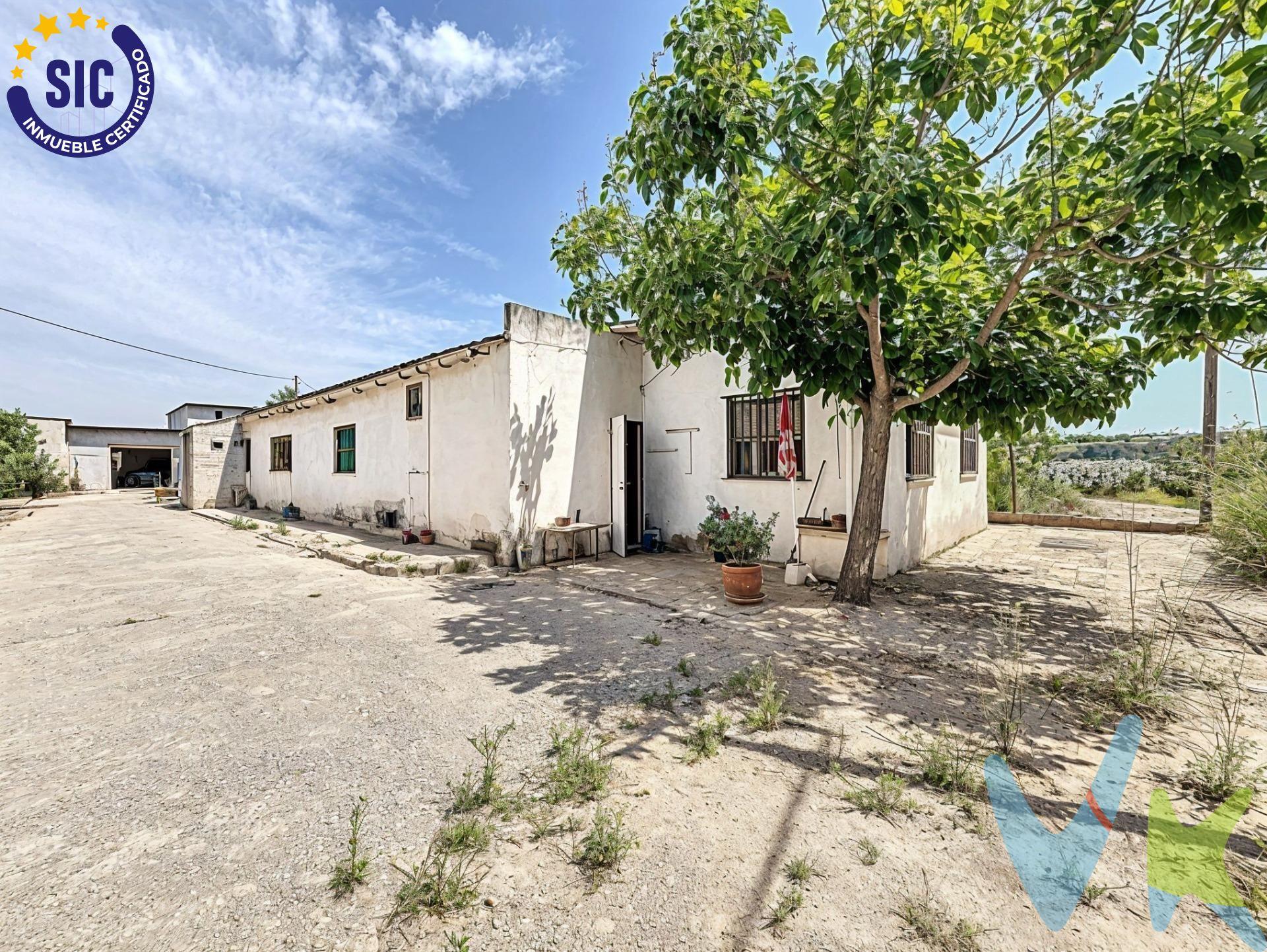 Si los pisos se te quedan pequeños y buscas una propiedad donde guardar vehículos, herramientas o disfrutar de tus aficiones sin problemas de espacio, esta finca es para ti. Sobre una parcela de 1.136 m², la propiedad dispone de 398 m² construidos distribuidos en:. 1. La Vivienda: Situada en la edificación principal, lista para disfrutar de sus estancias básicas:. Acogedor salón-comedor con chimenea. Cocina americana. 1 habitación doble y 1 baño. 2.⁠ ⁠Los Espacios Anexos: El resto de la edificación principal y una nave trasera independiente ofrecen metros extra imprescindibles. Actualmente son zonas diáfanas ideales para utilizar como gran garaje, trastero de gran capacidad, zona de taller para tus hobbies o área de almacenamiento personal. Olvídate de los problemas de espacio. Aquí podrás vivir con tranquilidad y tener todas tus pertenencias organizadas y bajo techo. . VENTA:. PVP 120.000€.  Gastos e impuestos no incluidos en el precio. La compra conlleva impuestos y gastos de formalización para el comprador. A título orientativo se informa que en segundas transmisiones el  ITP  con carácter general en  Valencia  es del 9%, pudiendo existir otros tipos impositivos atendiendo a  las circunstancias  personales del comprador u otras circunstancias previstas legalmente. Base imponible del impuesto el mayor valor entre el precio de compraventa, la tasación o el valor de referencia catastral. En cuanto a los gastos de  notaría y registro, en su caso,  suelen oscilar aprox; entre 1,5% y 2,5% (aranceles variables según precio, n.º de copias y complejidad). El comprador elige notario. Si el comprador precisase de  hipoteca: tasación, condiciones y costes bancarios serán según entidad elegida por el comprador, así como los gastos de gestoría, y cualesquiera otros gastos inherentes a la formalización de la compraventa que legalmente correspondan a la parte compradora, salvo pacto expreso en contrario con el vendedor. El consumidor tiene,  conforme a la normativa vigente, a su disposición información y documentación adicional relativa al inmueble y condiciones de la compraventa, que podrá ser consultada en C/Joaquín Costa 4, bajo 46005 Valencia o urbe2@remax.es. Honorarios de mediación inmobiliaria a cargo del  COMPRADOR: (3% del precio final de venta más IVA (21%), salvo otro pacto.); y  de VENDEDOR (según acuerdo con el mismo). . Se informa al consumidor que la agencia actúa como intermediaria inmobiliaria en la operación, estando cualquier eventual compraventa y sus condiciones sujeta a la aceptación expresa del propietario-vendedor y a la posterior formalización del correspondiente contrato.