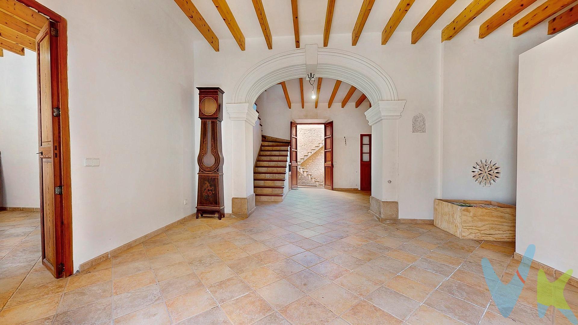 Casa mallorquina con historia en el corazón de Sineu en zona BIC (Bien de Interés cultural). En pleno centro histórico de Sineu, en una de sus calles con más carácter, se encuentra esta casa tradicional mallorquina del siglo XVIII, una vivienda con alma, detalles auténticos y muchas posibilidades para quien busca algo especial en el interior de Mallorca. La casa, de planta baja y dos alturas, hace esquina y disfruta de una orientación sureste en su fachada principal, lo que se traduce en muy buena entrada de luz y sol durante gran parte del día. Conserva elementos originales y ese encanto propio de las casas de pueblo: fachada de piedra, vigas de madera con entrevigado cerámico, carpinterías de madera, cisterna y una cocina con estética tradicional del siglo XVIII. A nivel de espacios exteriores, ofrece dos rincones muy agradables:. Patio interior con porche, perfecto para comer fuera o disfrutar de un ambiente tranquilo. Terraza en la primera planta, con vistas al casco antiguo de Sineu. En la planta superior, una de las joyas de la vivienda: buhardilla completamente diáfana, ideal como estudio, zona de trabajo o sala polivalente, con vistas a la Serra de Tramuntana. La casa fue reformada a principios del siglo XX y cuenta con una reforma parcial en 2003, actualmente esta pendiente de finalizar la obra, actualizar y personalizar según gustos y proyecto. Además, urbanísticamente existe la posibilidad de dividirla en más viviendas, una opción interesante tanto a nivel familiar como de inversión (siempre sujeto a verificación técnica y administrativa). Una oportunidad poco común para adquirir una casa independiente con historia, en el centro de la isla, con buena comunicación hacia Palma y el resto de Mallorca, y con el encanto auténtico que ya casi no se encuentra. Si te imaginas viviendo (o creando un proyecto) en una casa con carácter en Sineu, contáctanos y te damos todos los detalles. Planos y tour virtual 360º incluidos en el anuncio. . El precio de venta indicado no incluye el Impuesto de Transmisiones Patrimoniales (ITP), que será orientativamente del 8,80 %, ni los gastos notariales y registrales, estimados orientativamente en un 2 % del valor de la compraventa, los cuales deberán ser abonados por la parte compradora al firmar la correspondiente escritura pública. El importe de los impuestos se calcula sobre el precio final que conste en la escritura pública y puede variar en función de la normativa aplicable, así como de las subvenciones, ayudas, edad y demás circunstancias personales del contribuyente. Los honorarios de la agencia inmobiliaria serán asumidos íntegramente por la parte vendedora, no suponiendo coste alguno para la parte compradora. Inmobiliaria Inscrita en el Registre Oficial de Agents Immobiliaris de les Illes Balears con el NUMERO REGISTRO: GOIBE747077/2024. 