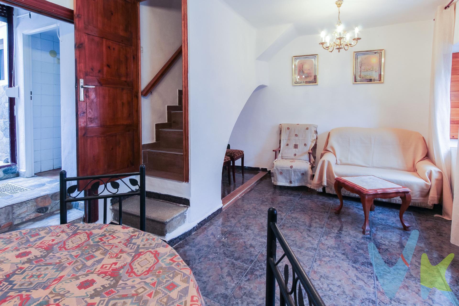 ¡Te presentamos esta encantadora casa de pueblo ubicada en el casco antiguo de Sagunto! La vivienda cuenta con dos plantas, una distribución bien pensada y abundante luz natural. Al entrar por la planta baja, te recibirá un acogedor salón comedor. Subiendo unas elegantes escaleras, accederás a la planta superior, donde disfrutarás de dos acogedores dormitorios, uno de ellos doble y otro sencillo. También encontrarás un pequeño estudio, una cocina independiente, un aseo con ducha, un práctico lavadero y un encantador patio con barbacoa, ideal para relajarte al aire libre. ¡Pero eso no es todo! Si subes unas escaleras más, llegarás a una amplia terraza en la parte superior, desde donde podrás contemplar vistas inolvidables del Castillo, el mar y todo Sagunto. Es el lugar perfecto para descansar y disfrutar del aire libre. Sagunto es un pueblo muy cómodo para vivir, con una amplia oferta de servicios como centros médicos, hospitales, centros comerciales, supermercados, colegios, guarderías e institutos públicos y privados. Además, encontrarás parques, polideportivos y monumentos históricos para explorar. La ubicación es inmejorable, cerca de la montaña y el mar, con la playa de Puerto Sagunto a solo 10 minutos y una excelente conexión con Valencia, que está a solo 25 minutos por la autopista A7. La vivienda se encuentra en buen estado y puede ser habitada tal como está o someterse a una reforma para adaptarla al gusto del nuevo propietario. Esto la convierte en una opción ideal para inversores interesados en alquileres turísticos o a largo plazo, así como para aquellos que buscan una primera o segunda vivienda. Si eres amante de la montaña y el mar y deseas disfrutar de los mejores atardeceres, pasear al aire libre o compartir agradables veladas con familiares y amigos, ¡esta casa es perfecta para ti!