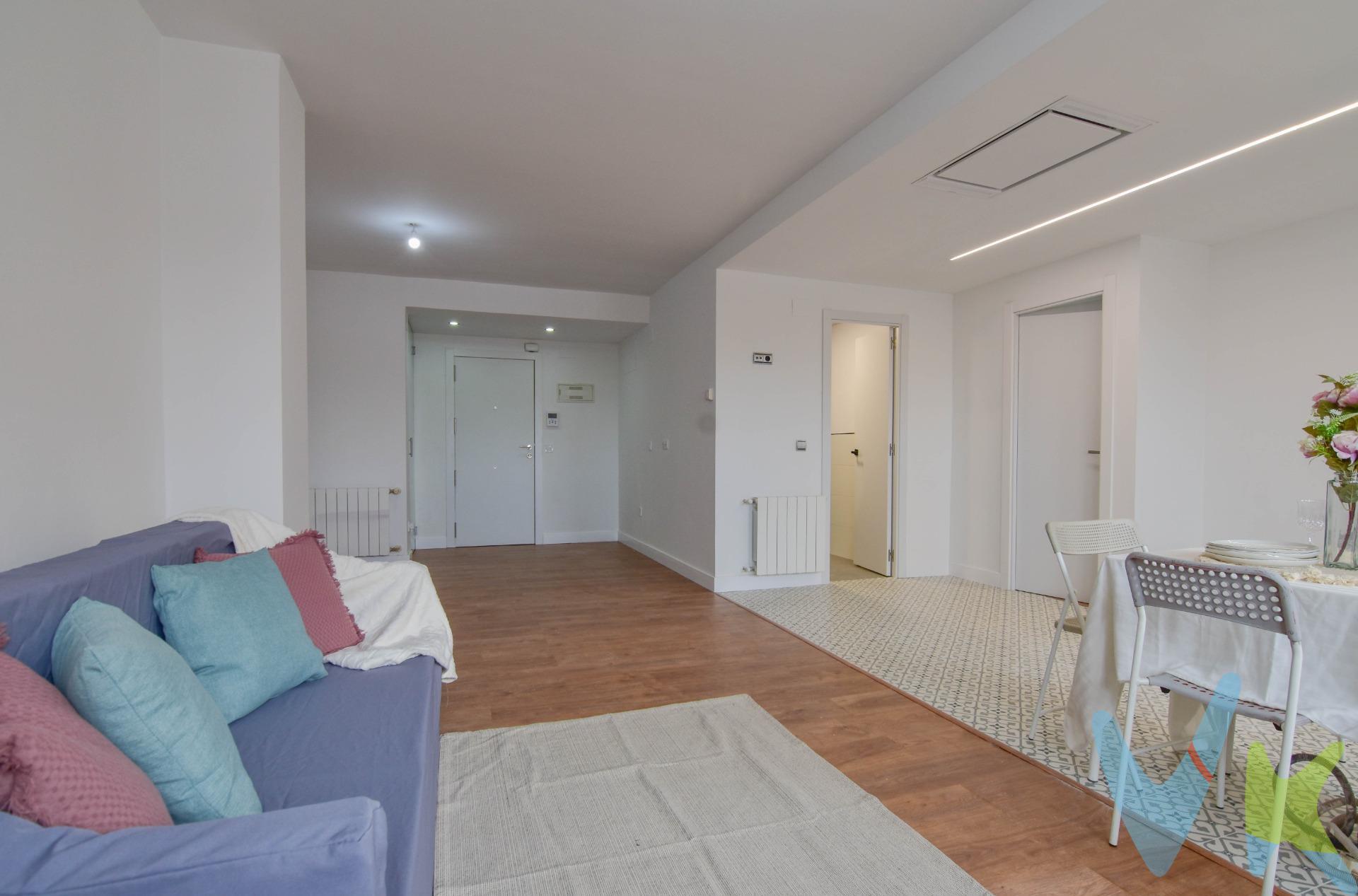En el corazón de Paiporta, a tan solo unos minutos de Valencia, se encuentra un rincón que puede convertirse en tu nuevo hogar. En Calle Clara Campoamor, una zona tranquila, moderna y bien comunicada, te espera esta vivienda que combina comodidad, luz y posibilidades infinitas. Imagínate despertando cada mañana en un amplio dormitorio doble, donde la luz entra suavemente a través de la ventana y la calma de la calle invita a empezar el día con buen pie. ¿Necesitas más espacio? Esta vivienda ofrece la posibilidad de crear una segunda habitación, perfecta para una oficina, un vestidor, o ese cuarto infantil que has estado imaginando. El salón comedor es el alma del hogar: un espacio acogedor donde compartir cenas, charlas y momentos inolvidables. La cocina está preparada para que la diseñes a tu gusto. Moderna, rústica, abierta o independiente: tú eliges cómo será el corazón gastronómico de tu hogar. Y porque sabemos que el confort es clave, la vivienda cuenta con dos baños completos con ducha, uno de ellos en suite, para que cada día empiece con la privacidad y comodidad que mereces. Vivir por la zona, es disfrutar de la tranquilidad de un barrio residencial, con todos los servicios cerca: supermercados, colegios, zonas verdes y excelente conexión con transporte público. Además, el Parque Natural de la Albufera y las playas de Valencia están a un paso, para que escapes a la naturaleza siempre que quieras. Esta vivienda no es solo un inmueble. Es una oportunidad para empezar de nuevo, para construir recuerdos, para vivir a tu manera. ¿Vienes a descubrirla?. *Nota: Agencia Registrada con el Nº 1018 en el Registro Obligatorio de Agentes Inmobiliarios de la Comunitat Valenciana. Puede consultar en la web de la GVA. La oferta está sujeta a cambios de precio o retirada del mercado sin previo aviso. En el precio de venta no están incluidos el impuesto del ITP, gastos de Notaría, los honorarios de agencia y los gastos de financiación, si la hubiese. Este anuncio no es vinculante, puede contener errores, se muestra a titulo informativo y no contractual*. *Por mandato expreso del propietario, comercializamos este inmueble en exclusiva, lo que le garantiza el acceso a toda la información, a un servicio de calidad, un trato fácil, sencillo y sin interferencias de terceros. Por este motivo, se ruega no molestar al propietario, a los ocupantes de la propiedad o a los vecinos. Muchas gracias por su comprensión. Si usted es agente inmobiliario y tiene un cliente para este inmueble, llámenos: estaremos encantados de colaborar. *. *Nuestro departamento financiero puede conseguir tu financiación. ¡ Consúltanos! *.